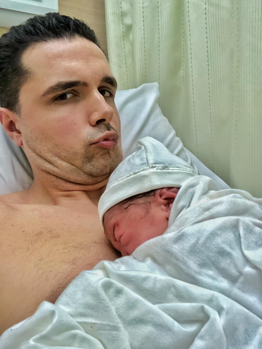 Da kề da với bố nè các mom. Con của MC Phương Mai hihi