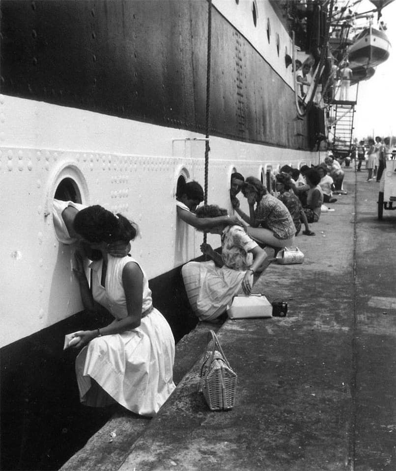 "Trong lúc cả thế giới đang đánh nhau, chúng ta lại chọn lúc này để yêu nhau" (Casablanca)