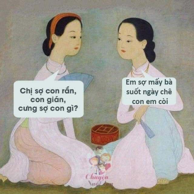 “Nuôi con kiểu gì mà gầy thế?”

Một thời kỳ lịch sử đói kém khiến chúng mình ám ảnh với cái gầy. Để ý sẽ thấy tất cả món ăn truyền thống của chúng ta không món nào không có tinh bột. Thậm chí được nén thật chặt để ăn cho no lâu và bảo quản dài ngày qua mùa đông đói rét (bánh chưng, bánh dầy, bánh tét...).

Rồi kinh tế đất nước phát triển nhưng vẫn như một thói quen, người Việt gặp nhau thay vì “Xin chào” thì lại có một câu hỏi tu từ “Ăn cơm chưa?”. Thế mới nói việc ăn đủ bữa thậm chí ăn no căng là điều kiện tiên quyết cho một ngày hạnh phúc.

Chính thói quen ấy đã đưa dân tộc ta từ một nền dinh dưỡng thiếu đói vươn lên thành quốc gia tiểu đường và gout chỉ trong vài thập kỷ.

Bế con đi dạo thì vui lắm nhưng sợ nhất gặp mấy con mẹ già trong xóm, thậm chí sợ cả mẹ chồng với thần chú có công năng chọc điên bất cứ người mẹ điềm tĩnh nào “Không biết nuôi con hay sao mà gầy thế này?”

Thế hệ trẻ bây giờ văn minh hơn, được tiếp cận nhiều thông tin y tế lẽ ra phải hiểu, phải tường tận về nhu cầu dinh dưỡng của trẻ con thế nhưng không ít bà mẹ trẻ tự tạo áp lực cho mình để đến bữa ép mini ăn bất chấp nhu cầu.

Bản năng tự nhiên của trẻ là không thể nhịn ĐÓI và không thể nhịn NGỦ, đừng cãi Anh Ba. Khi mini đói, tự sẽ đòi ăn, khi buồn ngủ thì ông đang nhậu ầm ầm nó vẫn ngủ, trưa ăn ít thì tối nó ăn bù, tối ngủ ít thì sáng nó ngủ bù.

Các anh cứ để ý, 1 em người mẫu ở truồng thì hay quá nhưng một lúc mười mấy em ở truồng xông vào thì các anh sẽ phản xạ co vòi liền mặc dù nhu cầu đang hừng hực Anh chị nhồi cho con ăn cũng tương tự như vậy, tới bữa tự nhiên mini sẽ sợ ăn, nảy sinh tâm lý tiêu cực khi thấy mẹ bưng tô cơm ra, vì thế mỗi lần mini ăn thì cả nhà phải diễn văn nghệ: bà thì hát, bố thì đánh trống, mẹ thì đút... mỗi lần vào 1 muỗng thì như U22 ghi bàn vào lưới Thái Lan.

Cũng chính vì tâm lý này nên cô bảo mẫu ở nhà trẻ được giao chỉ tiêu “tăng cân thì tăng lương” dẫn tới ép trẻ ăn, múc cháo trẻ không ăn thì múc zô mặt trẻ luôn. Bao nhiêu clip bạo hành các anh chị xem đều xoay quanh bữa ăn của trẻ, đúng không?
 
Mini bị ép ăn giống như việc chị ép thằng chồng mất nết của chị trả bài vậy. Nó dẫn tới tâm lý “làm nhanh cho xong”, trẻ con sợ sẽ nuốt nhanh, răng không được nhai, hàm không được dùng nên không phát triển, lâu dần sẽ sinh bệnh, dễ tạo phản xạ nôn ọe.

Thế rồi khi thấy thức ăn cứng quá trẻ lười nhai thì quý chị lại đem đi xay cho con “dễ nuốt”. Đau thương chất chồng đau thương. Trẻ thì béo lên mà răng hàm thì suy nhược.

Đến đây nhiều chị lại tặc lưỡi “Ù ôi, anh là anh hay nói đạo lý lắm Anh Ba ạ, con tôi nó biếng ăn kinh niên, bỏ bữa nó bệnh thì ai chăm?”

Anh nói luôn, “cân nặng” vừa là bạn, vừa là thù. Anh chị hãy nhớ một câu kinh điển của Anh Ba: ngoài tiền ra thì cái gì nhiều quá cũng không tốt. Cân nặng tốt là cân nặng đạt chuẩn (trên ngưỡng suy dinh dưỡng và dưới ngưỡng béo phì). 

Tuy nhiên, gầy một chút còn dễ khắc phục chứ béo một chút là mệt đó. Nhìn cảnh con mình nó ăn liên tục, mình cản thì thương mà không cản thì khổ.

Khi mini ăn hãy tạo cho cháu tập trung, đừng ipad, đừng hoạt hình, đừng diễn trò, cá biệt có anh chị ở chung cư ra thang máy bấm chạy lên xuống cho con coi nữa :))) nẫu ruột với nhân dân ta luôn. Khi mất tập trung sẽ không còn chánh niệm, mini ngậm mãi đồ ăn trong mồm dẫn tới biếng ăn.

Ở trường các mini được vận động, chơi đùa, tới bữa thì tập trung mà quất nên các con ăn tốt hơn ở nhà chứ không phải “Đừu má nó! Ở trường nó sợ cô, zề nhà nói quài nó không ăn”. Tư duy vậy là bậy, Anh Ba chê, nghe chưa?

Hãy tôn trọng nhu cầu của trẻ, nếu mọi thứ chúng ta chăm trẻ bình thường và khoa học mà trẻ vẫn bất thường thì đưa đi khám dinh dưỡng. Vấn đề không thể tự giải quyết được đâu. Các chuyên gia sẽ cho anh chị biết mini đang cần chất gì, cần luyện tập thêm cái gì để nhịp sinh hoạt lành mạnh hơn.
Chúng mình là người trẻ, hãy tin vào khoa học, tin vào sự đúc kết của khoa học dinh dưỡng. 

Đừng lấy chuẩn mực nuôi heo, nuôi gà ra để nuôi con. Tự tin yêu thương con mình đúng cách.

Yêu con không phải là đẽo cày giữa đường để chăm con theo đủ thứ quan niệm trên đời dù đó là từ mẹ chồng, mẹ vợ. Khéo léo mà từ chối, cái này thì tùy kỹ năng của các anh chị, Anh Ba không dạy được.

Tình yêu đích thực là đôi khi phải biết khước từ những điều không phù hợp. Đến bản lĩnh bảo vệ con trước sự lạc hậu mà không làm được thì tư cách gì hy vọng con mình sau này được vùng vẫy biển khơi?