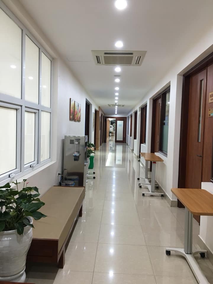 📩REVIEW QUẢ ĐI ĐẺ CỦA EM - ĐI ĐẺ NHƯ ĐI NGHỈ DƯỠNG👍🏻

Đẻ xong em Cá cũng đã gần được tháng 🤗 nay em sẽ viết review về bên viện 108 cho các mẹ bầu có ý định đk sinh ở đây khỏi bỡ ngỡ hihi 🥰

Ở viện 108 thì có 2 khu : khu nhân dân ( khoa sản khu 9 tầng) và khu sinh con trọn gói. Bên nhân dân thì tập 1 em có sinh ở bên đó , nhưng vì có người nhà là bs của viện nên không khám xét gì nhiều ở viện, vào phát là ưu tiên xin mổ chủ động luôn vì thai to quá ngày. Nhưng note cho các chị em muốn đẻ bên khu nhân dân là bắt buộc phải làm hss trước tuần thứ 28 , lúc đi khám buộc phải mang phiếu sâ tuần thứ 12 và các xét nghiệm ( đã làm ) đi . Để tránh TH xếp hàng lâu mà vẫn phải về nhà lấy nhé :3

🌹 Tập 2 em chọn đẻ bên khu sinh con trọn gói ( SCTG) . Thứ nhất vì ngại nhờ người nhà 😹 thứ 2 vì thôi mình xác định đẻ đây để được phục vụ từ A =>Z . Đời đẻ được mấy lần , tội gì phải khổ đúng không các chị em 😹 Trước đó em cũng đã tham khảo bên bv ĐK Bảo Sơn , rồi Thu Cúc , thực ra chi phí nó same same nhau, nhưng dù sao 108 là bv đầu ngành trang thiết bị hiện đại ( ôi tập 1 đẻ mổ ở khu công nghệ cao, phòng mổ xịn như trong phim Mỹ ý) cũng như bs rất giỏi nên một đứa sợ chết như em vẫn quyết chọn 108 dù đi từ nhà đến viện là hơn chục cây số 😹

•Chi phí đẻ ở khu SCTG : mổ lần 1 35tr , lần 2 38tr ( đối với thai đơn , thai đôi chi phí sẽ cao hơn) . Sinh thường đồng giá 20tr . Các mẹ nên làm hồ sơ sinh từ mốc 32w trở đi là được . Sẽ có 3 lần thăm khám miễn phí trước khi đẻ , các xét nghiệm bs chỉ định thì mình phải bỏ tiền túi ra nhé 😹k có trong gói đâu ạ. ( tổng bộ chi phí làm hss e làm hết 2tr5) ở đây thì sẽ khám bên khu khám theo yêu cầu. Trước khi khám , các mẹ nên vào quầy SCTG để đóng dấu , sau đó lên tầng 3 , khu B đóng tiền và vào phòng 18 ( bs Yên) để khám nhé. Vào siêu âm , xn hay đo doppler tim thì cứ vào thẳng phòng và đưa tờ giấy có dấu SCTG ra là auto ưu tiên khám trước , k cần xếp số chờ đâu ạ.

•Về dịch vụ: đi đẻ chả phải mang gì ngoài tiền và bộ hồ sơ sinh nhé ( lúc về cbi 1 khăn quấn bé là được ạ), ở viện có tất tần tật từ quần áo cho bé , đồ cho mẹ , bỉm , khăn giấy , khăn quấn bé , thậm chí khỏi cần mang bình sữa vì ở viện các cô sẽ cho bé ăn khi sữa mẹ chưa về kịp. Y tá điều dưỡng túc trực 24/24 nên chỉ cần bấm cái nút trên đầu giường , 10s sau các cô sẽ xuất hiện như một thiên thần , bế bé đi thay tã và cho ăn . Đẻ đây tiện cái người nhà cũng nhàn , chả cần chăm gì nhiều vì y tá bs chăm cả mẹ cả con rồi. Người nhà chỉ có việc đến cổ vũ tinh thần thôi. Người nhà sẽ được phát luôn bàn chải kem đánh răng , khăn mặt và 1 cái ghế kéo ra làm giường để nằm nhé các mẹ. Cơm thì viện lo. Nhưng cơm cho người nhà sẽ tính chi phí 50k/ xuất nhé ( k có trong gói đâu ạ) và muốn ăn phải báo cơm trước ( cái này yên tâm , các cô buổi sáng sẽ vào đọc thực đơn để chọn , người nhà muốn ăn thì báo cô luôn để các cô sắp xếp) . Bệnh nhân thì ngày đc ăn 5 bữa ( kèm tráng miệng) . Người nhà ngày báo 3 bữa thôi ạ :3 vì 2 bữa phụ đều là cháo thịt 😹 với khẩu vị của em thì thấy cơm viện ăn cũng tàm tạm, không được ngon như lời đồn , nhưng thôi chấm điểm 6/10 .

🏆 Điểm cộng : dịch vụ , thái độ bác sĩ y tá điều dưỡng rất nhẹ nhàng , chăm sóc chu đáo , nhiệt tình . Giảm đau sau sinh hoàn toàn free. Đi đẻ k đau đâu. Đau đã có các cô điều dưỡng y tá lo. Các chị em đừng sợ. Bên viện 108 dùng thuốc khác hoàn toàn với các viện khác. Bt ở viện sản HN hay sản C sẽ có gói truyền giảm đau sau sinh 48h . 108 k có gói này , lúc đầu nghĩ k có gói này e cũng hơi rén, vì lần đầu đẻ Mèo đau lắm , khóc một dòng sông, em đã nghĩ thôi thì cố chịu đựng. Nhưng thực tế em đã nhầm 😹nếu chọn đẻ bên SCTG, khi mổ sẽ được truyền kháng sinh dự phòng. Lúc gây tê tuỷ sống các mẹ sẽ được tiêm 1 liều gọi là giảm đau dự phòng sau sinh 24h ( bên khu nhân dân là không có tiết mục này đâu nhé😹nên đẻ bên đó ráng chịu đau ạ) nên bảo sao em đẻ lúc 12h trưa mà tối 7h em ngồi dậy được rồi, sáng hôm sau là tự đứng dậy đi lại phăm phăm k thấy đau gì nữa. Em bé ngày 1 đc kẹp dây rốn, ngày 2 cắt rốn laze 2 thì , về rốn khô luôn k cần chờ rụng, cuống rốn các cô sẽ trao lại cho mẹ nhé 😹 các bé đc tiêm mũi VGB và vitamin K sau sinh. Đẻ lần 2 nhẹ nhàng sung sướng vãi chưởng 😹 xuất viện về em bé sẽ đc bs nhi của viện PSTW sang thăm khám, mẹ được bs khám lại vết mổ tình trạng sk các thứ rồi đc xuất viện nha. À , e rất thích một điều nữa là các cô ở đây rất nhiệt tình và luôn ưu tiên cho con bú mẹ. Em mổ đến tối ngồi dậy được là các cô đã hướng dẫn massage ngực và khuyến khích cho bé bú mẹ luôn để bé tập phản xạ bú mẹ chứ k như thằng Mèo ngày xưa về mất 1 tháng đánh vật cả nó nó mới chịu ti mẹ. Em Cá thì trộm vía hợp tác luôn. Ngày thứ 2 thì mẹ đã có sữa , sữa về luôn rồi. Trong viện cũng có máy hút sữa cho mẹ mượn luôn. Cố gắng các mẹ cho bé bú sớm để con nhanh đi đc hết phân su , sẽ k bị nôn trớ và đầy bụng, trào ngược nhé.

♨️ Nhưng nói đi cũng phải nói lại , dù ok nhưng vẫn có điểm trừ :
- Các mẹ đẻ thường có dịch vụ gây tê màng cứng ( đẻ không đau) nhưng phải đóng phí ngoài 3tr. Và chỉ nhận dịch vụ này trong thời gian 7h sáng => 7h tối. Ngoài giờ này nếu có đẻ thì sẽ k có bác sĩ gây tê ngoài màng cứng đâu ạ. Cái này e hóng đc , và đó là thực tế
- Nếu mổ : được chọn giờ và bs mổ ( em chọn Bác Hoa - bác đỡ rất mát tay ạ) nhưng nếu chọn giờ mổ và bs ngoài 5h chiều k nhờ kíp trực ( tầm 5h chiều đến 5h sáng) thì sẽ thêm chi phí 5tr nha các mẹ .
- Khu SCTG hôm em đẻ đang sửa nên hơi ồn và bụi. Chắc giờ cũng sửa xong rồi
- Wifi free phủ sóng , mạng ngon, mỗi tội phòng số 6 và số 7 không có mạng vào phòng, muốn xài mạng thì ra hành lang 😹 ( em đen đc xếp phòng số 7)

----
👍🏻Nhìn chung thì em chấm về dịch vụ và mọi thứ 7/10 điểm:3 tất nhiên là với mức giá đó thì cũng khá ok, thuốc tốt bs giỏi, phòng ốc sạch đẹp. 2 người 1 phòng đầy đủ tủ lạnh điều hoà ti vi bình nóng lạnh . Các mẹ có ý định đẻ ở đây thì có thể tham gia lớp tiền sản để săn voucher giảm giá ( 5tr đối với đẻ mổ và 3tr đối với sinh thường) chơi mini game mà may mắn như bạn Linh thì đc giảm tận 7tr =)) thế là tính ra Linh đi đẻ hết có 31tr , thêm chi phí phát sinh 200k. Quá rẻ cho một cuộc đi đẻ mát mẻ :)) ở đây có nhận cả bhyt ( hình như đc giảm 1tr5 gì đó) em k có BH nên k biết 😹

📜Em khoá sổ rồi, k đẻ nữa nên review đôi điều để ce tham khảo nhé :3 chúc các mẹ đi đẻ mà như đi nghỉ dưỡng giống em nha hihi 👍🏻