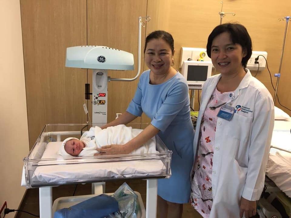 Hành trình ăn combo đẻ thường + đẻ mổ và review bệnh viện quốc tế Mỹ ( Quận 2) 💁🏼‍♀️

I. HÀNH TRÌNH ĐI ĐẺ.

👉🏼Trước ngày dự sinh mấy ngày, m có phàn nàn vì mệt và ko thấy dấu hiệu gì cả, vì bt con đầu sẽ hay ra sớm 1 tuần 10 ngày gì đó. Andi nói nó con ngừi Đức, ko sớm ko trễ chỉ đúng ngày 😂 Ai dè đúng vậy thiệt 🤣🤣🤣
👉🏼Bắt đầu ngày 6/4 đi khám về thì m có ra máu báo sinh, sau đó sống trong hồi hộp lo sợ vì ko biết bom nổ lúc nào, đến ngày 8/04 mình vẫn đi khám lại chạy xe máy vèo vèo 🛵 . Kết quả khám e bé khoẻ mạnh, tiếp tục chờ.
👉🏼3h sáng ngày 9/4, đang ngủ thì thấy khó thở, đau đau, cứ 15 p đau từng cơn ko ngủ được ( lên mạng google thì phải đau dồn dập thì mới là chuyển dạ) , xong cứ vậy chờ đến sáng. Đến khoảng 10h sáng thì vì lo lắng quá nên xách đồ nhập viện. Và nó cứ đau như vậy từ 10h sáng đến 10h đêm, 10p/ lần - và chưa đủ điều kiện đẻ 💆🏻‍♀️, đau nhưng vẫn nhắn tin với con bạn và biết đc mình hết sức may mắn trước h ko biết đau bụng kinh là gì. ( vì có 1 số đứa nó vật vã như mình chuẩn bị đẻ, thiệt kinh dị)
👉🏼Đến khoảng 3h sáng ngày 10/04 khi bác sĩ chính của mình gọi điện, nói hãy chờ thêm nếu quyết tâm đẻ thường, chờ đến khi chuyển dạ thực sự - là đau hơn gấp 3 lần như vậy thì mới đẻ được và mọi thứ đều tự nhiên...
👉🏼Thế là lại cắn răn chờ 😂😂 ( là đau bụng được 24 tiếng lun rồi các mẹ ) đời oan trái, muốn đau cũng ko đc 🙄
Nhưng rồi cái gì đến cũng đến, 6h sáng, đau 3 cơn 5p, mừng vãi nồi 👏🏽👏🏽 dù đau nhưng mừng ôi xồi ôi cuối cùng cũng đến lúc... mình nói bác sĩ ơi, tiêm tê màng cứng cho em 🤣 dù nhìu người nói sau này đau lưng các kiểu- ngay cả bs làm tiền mê cũng nói có thể đau, nhưng mà thôi kệ mare nha, giây phút này sau 28 tiếng đau đớn thì chỉ cần đc giảm đau là được:))) Tiêm thấy mát lạnh cột sống, 5p sau k thấy đau nữa thiên đường thật sự luôn. Phải nói là cảm ơn ai đã tạo ra cái chiêu này, thiệt sự, giảm stress và đau dã man luôn. Từ địa ngục đi đến thiên đường là thật 👀👀

👉🏼Tổng số giờ đau đến lúc tiêm là 28 tiếng, bác sĩ vào, khám, xong lại gọi thêm bác khác vào, khám. Đến khi bác sĩ của mình vào check lại lần nữa thì mình đã linh cảm chắc có dụ gì đây... Bác nói: "kiểm tra rồi, dây rốn thì quấn cổ nằm trên cao, bây giờ còn thêm cái tay chào cờ hướng 7h nữa, tay vắt vẻo trên đầu vậy ko ra được đâu, nãy giờ ráng đợi thử coi nó có rút tay lên ko nhưng lung lay mãi nó vẫn vậy con ơi . Giờ cố gắng đẻ mà ko được phải lôi cấp cứu sau khi cố thì nguy hiểm quá, mổ nha 😪"
Ôi cảm giác thậc là... đã cố gắng chịu đau vật vã giờ cuối cùng vẫn phải ăn dao 😭, bạn ấy phản lưới đội nhà vào phút chót 😤😤
Thế là bước vào hành trình mổ gây tê, mình vẫn lơ mơ nhận thức được, nằm xuống còn đang nghĩ thôi ngủ đại cho rồi thì đã nghe thấy tiếng e bé khóc 🤪, chỉ kịp nghe ai đó la lên 10h51 phút nha... rồi bác sĩ nói " xong rồi nha con Hằng ơi" quá nhanh làm mình bất ngờ luôn, hay do phê thuốc tê nên ko ý thức thời gian mình cũng ko biết nựa.
Thế là xong công cuộc lên thớt, sau khi được da tiếp da với Julia đỏ lét nhăn nheo thì mình được đưa về phòng hồi sức, sưởi ấm, đánh một giấc 3 tiếng rồi về phòng vs gia đình 👨‍👩‍👧

II. REVIEW BỆNH VIỆN QUỐC TẾ MỸ #AIH👩🏽‍💻 - đáng giá đồng tiền bát gạo.

🤘🏻Trước khi chọn bv này thì m đã từng đến với Hạnh Phúc nhưng chắc hỏng có duyên với nơi này vì nhiều chuyện lùm xùm... Sau này lại liên hệ Vinmec thì lại thấy chưa yên tâm dù cơ sở vật chất mình tham quan thấy ok.
👌Tại sao phải là bệnh viện quốc tế? Vì Andi cần chỗ có thể giao tiếp tiếng Anh và mình nghĩ trong đời đi sinh có bao lần đâu nên chọn tốt nhất trong khả năng. ( ko có khả năng cũng ráng 🤪 tiền mình kiếm đc chứ đau đớn làm sao quên mấy bạn 😂)
👍🏼Cuối cùng thì mình chọn bệnh viện quốc tế Mỹ ở quận 2 vì gần nhà, chuẩn quốc tế và may mắn hơn hết cả, là bác sĩ mình theo cả thai kì, bác Ha Dang được bệnh viện mời hợp tác. Yên tâm 1000 lần khi biết bác sẽ đi cùng trên con đường này, bác dày dặn kinh nghiệm ở bv đại học y dược, tôn trọng tự nhiên và yêu nghề hết mức lại thương mình nữa chứ. Trước đây khi mới có bầu Julia bị chuẩn đoán dị tật và được khuyên dừng thai kì, nhưng khi khám bác Hà và sàng lọc cho kết quả bình thường nên mình mới quyết tâm theo bác luôn mới có ngày hôm nay.
Sau sinh nhà m ai cũng khen vết mổ đẹp, hỏi ra mới biết bác Hà ko chỉ nhiều kinh nghiệm mà còn là con gái thợ may 👏🏽👏🏽
Về ekip của bệnh viện phải nói quá tuyệt vời luôn, ko chê được chỗ nào
- [ 💋] Nhân viên niềm nở, từ bác sĩ khám Triều Hải, đến bác sĩ Phúc gây tê, cùng các chị hộ lí, y tá, điều dưỡng vv... ai cũng thân thiện dễ thương, làm mình cảm giác gần gũi lắm luôn.
- [ 💋] Khâu phẫu thuật như mình cũng nói ở trên, quá nhanh, quá chuyên nghiệp và nhanh chóng, và thoải mái, ko có cảm giác lo lắng sợ hãi gì hết, ko hiểu sao mn làm m yên tâm dễ sợ luôn.
- [ 💋] Khâu hậu phẫu, phần này chắc mình tạ ơn giời là mình chọn AIH luôn. M sợ sinh mổ lắm, vì dĩ nhiên nó ko bằng tự nhiên rồi, nhưng ko đc sau bao cố gắng thì bít sao đây. Ai cũng doạ sau khi mổ sẽ đau thấy 10 ông trời. M ko hề thấy 10 ông trời nào hết :))) Sau khi mổ xong thì bác sĩ Hà gọi điện thoại động viên gửi hình, bác sĩ Phúc gây tê- anh hùng của m luôn theo sát sao, cho vài liều gây tê nên ko thấy gì hết. Truyền dịch + thuốc, quan trọng là ko thấy đau hie hie. Cứ nghĩ sau khi hết truyền dịch + thuốc tê thì đời mình lên dĩa nhưng mà ko, m đứng lên tập đi bình thường, bảo ko đau gì hết thì xạo vl quá, nó vẫn thốn - dẫu sao cũng là vết mổ lớn, nhưng trong giới hạn chịu đựng đc, mình chậm chạp nhẹ nhàng tập đi trong sự giúp đỡ của Andi iu dấu và sự ca ngợi của tập thể bác sĩ y tá, trời ơi dễ thương ko chịu nổi luôn. Những ngày sau đó thì cứ 12h 1 viên giảm đau nên thấy ổn cực kì. Sau khi mổ đúng 24h là mình đi lại, ăn uống và sinh hoạt bình thường vui vẻ. 😍
- [ 💋] Sự chăm sóc của Bác sĩ sản, nhi. Ngày nào ta nói bác sĩ cũng hỏi thăm động viên check mẹ check em bé. Mấy cô điều dưỡng ai cũng dễ thương, cần gì bấm nút là xuất hiện trong 30s, ai cũng nhẹ nhàng niềm nở nhiệt tình. Có mấy lúc Julia khóc quá mấy cô dô ẵm phụ nữa. Sáng là đẩy em bé tắm rửa sạch sẽ rồi giao lại cho gia đình. Thêm 1 điều đặc biệt là bác sĩ cực kì tinh tế trong việc nhắc nhở người nhà chăm bé theo khoa học và giải thích kĩ càng các lí do như ko cho bé uống nước ... thế là ko phải tranh cãi với người nhà hihi. Phải nghe lời bác sĩ mà 🥰
- [ 🍳🍳] Ăn uống: vì khoản này mà muốn ở bv ko muốn về luôn. Ngày nào ngta cũng lại đưa menu cho mình chọn :))) được dựa hơi thực đơn bệnh viện nên ko phải kiêng khem gì, được ăn ngon nên tinh thần lên cao lắm lắm. Ngày nào cũng 3 bữa chính và 2 bữa phụ. Cơm bà đẻ truyền thống cũng ngon, món âu cũng ngon, trái cây và sinh tố cũng chất lượng 😍😍 hời ơi ko có ngày nào mà m ko ăn sạch bách đồ ăn trên dĩa hết 😂😂
- [ 🏥] Cơ sở vật chất: mỗi người 1 phòng là tiêu chuẩn, phòng vừa rộng vừa đẹp, ko khác gì khách sạn 5 sao, mẹ mình thích lắm, y như đi nghỉ dưỡng, trong phòng ko thiếu thứ gì, tiện nghi và quá đầy đủ, về khoản sạch thì ko còn gì phải nói luôn.
Tóm lại là 5 sao, trên cả tuyệt vời, ko có gì góp ý luôn. Lần sau mềnh cũng sẽ quẹo lại đây 😂😂 mới đẻ xong mà còn nghĩ có lần 2 là biết :))))

🏥💰💸Về giá gói sinh của AIH: ( chi phí mình có post hình bên dưới)
💁🏼‍♀️Tất cả các gói đều là phòng 1 người nhé.
Ban đầu M chọn gói 22tr6 phòng ldrp của bv, nhưng vì thất bại đẻ thường chuyển sang mổ nên nó thành 38tr9
- Khám mở hồ sơ sinh: 5tr5 ( khám xét nghiệm trước ngày dự sinh 10 ngày)
- Gói vacxin 3 mũi, lấy máu cuống rốn và gót chân tầm soát bệnh cho e Julia bleh bleh khoảng 2tr7 gì đó
- 1 shot epidural giảm đau gây tê màng cứng : 4tr4 ( giá chát thiệt nhưng cho chọn lại 1000 lần nữa m vẫn chơi, khác biệt địa ngục thiên đàng dù chỉ trong giây lát)
🏥💁🏼‍♀️ Tổng chi phí cho lần đẻ tại #AIH này: 53 tr ra đi.