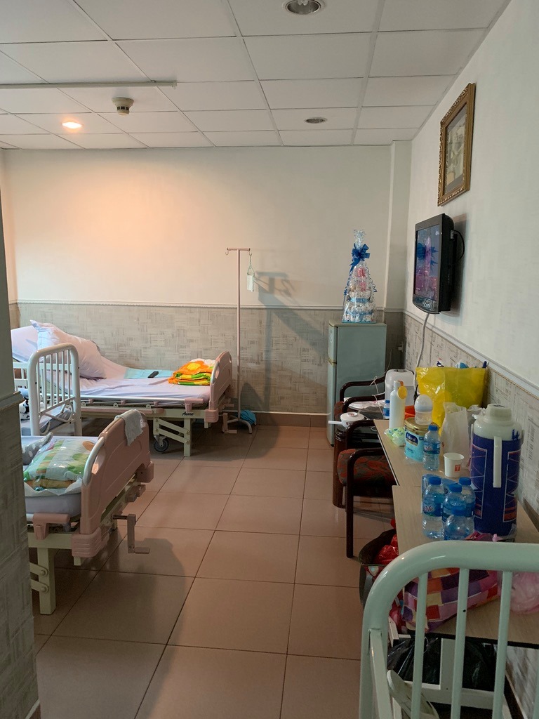 REVIEW VỀ BV PHỤ SẢN QUỐC TẾ SÀI GÒN:
Do lần đầu sinh baby nên ba mẹ ROL cũng loay hoay tìm kiếm 1 chỗ để sanh nở cho an tâm, mẹ Rol lựa tới lựa lui nào là BV Hạnh Phúc (xa nhà quá không ai chăm), BV Từ Dũ, BV Mê Kong…
Ưu tiên hàng đầu là bv Từ Dũ, mới sinh lần 1 chưa có kinh nghiệm hầu như ai cũng muốn vào đấy vì là tuyến đầu của ngành sinh sản, nhưng khổ nổi bv đấy lúc nào cũng quá tải và không nhận ca mổ sớm trước ngày dự sinh nên cả nhà thống nhất là vào BV Phụ Sản QT SG (sát bên cách nhà 1km) để chào đón bé Rol chào đời.

Nhưng thú thật là BV này
…
mọi thứ hoàn hảo ngoài mức mong đợi. Cứ ngỡ là mình được vào khách sạn đi du lịch chứ không phải vào bệnh viện. Khi vừa đặt chân tới bv thì được chào đón rất nồng hậu từ chú bảo vệ, cô lao công, nhân viên tư vấn gói sinh, y tá hộ sinh, bác sĩ... họ đều ăn nói rất lịch sự, nhỏ nhẹ, luôn hỏi han quan tâm xem mình cần gì!!!
Phòng ốc của bệnh viện thì hơi nhỏ và nhìn hơi cũ 1 chút do đã lâu năm, ở phòng 2 người thì hơi chật do có 2 nôi em bé nữa, nên ba Rol quyết định bao luôn 1 phòng 2 giường (bù thêm 1tr/ngày) để cho mẹ con Rol được thoải mái vì mẹ Rol sinh mổ nên phải nằm lại bv đến 5 ngày. Toilet rộng rãi. Được mấy cô lao côg vô dọn vệ sinh thay drap hằng ngày nên sạch sẽ lắm.
Suất ăn của căn tin bệnh viện (có nằm trong gói sinh) nấu rất ngon miệng và nhiều dưỡng chất.
Gói sinh thường của bv này là 12tr, sinh mổ là 21,5tr. Các phụ phí tính thêm mình có ghi chi tiết trong ảnh nhé.
Hihi trên đây review 1 tí cho các bà mẹ tham khảo thêm 1 nơi để sinh tốt.