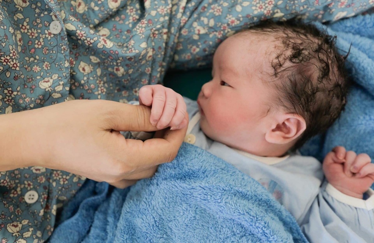 NẾU MẸ ĐỌC ĐƯỢC SUY NGHĨ CỦA CON ❤

Chào mẹ yêu thương! Con chính là em bé sơ sinh đang nằm trong vòng tay yêu thương của mẹ đây.

Mẹ thân mến! Mẹ hãy đọc hết bức thư này và cho hai mẹ con ta 6 tuần mẹ nhé!

Mẹ hãy giữ lá thư này và mỗi khi cảm thấy mệt mỏi hay khó khăn thì lấy ra đọc nhé.

Mong mẹ đừng quá hy vọng vào con, một đứa trẻ mới sinh và cũng đừng quá hy vọng vào mình, một người lần đầu làm mẹ.

Hãy cho cả hai ta 6 tuần để làm quen mẹ nhé! 6 tuần để con lớn hơn, ổn định và dễ đoán hơn. 6 tuần để mẹ nghỉ ngơi và thư giãn, chờ cơ thể hồi phục.

Xin mẹ hãy cho con ăn khi con đói chứ đừng bắt con ăn theo cữ. Con chẳng biết đói là gì và thời gian là thế nào khi còn trong tử cung mẹ.

Xin mẹ hãy ôm, hôn và chạm vào con nhiều nhất có thể. Con đã luôn được ôm chặt suốt 9 tháng và chưa bao giờ cảm thấy cô đơn trước đây mà.

Xin mẹ hãy tha thứ nếu con khóc quá nhiều. Con không phải rắc rối được gửi đến để làm phiền cuộc sống của mẹ. Chỉ là cách duy nhất con có thể làm để mẹ biết con đang không thoải mái chính là khóc. Chờ con một thời gian ngắn thôi, khi quen với cuộc sống này hơn, con sẽ khóc ít đi và biết cách ra tín hiệu cho mẹ.

Mẹ hãy dành thời gian tìm hiểu con mẹ nhé. Để xem con khác biệt với mẹ thế nào. Hãy quan sát con thật nhiều và con cũng sẽ có cách an ủi mẹ, khiến mẹ vui hơn.

Con kiên cường lắm mẹ ạ. Mẹ cũng chỉ là một người mới làm mẹ lần đầu nên có lỡ sai lầm gì, con cũng không trách mẹ đâu. Chỉ cần mẹ luôn dành tình yêu thương cho con, con sẽ không bị tổn thương gì hết.

Xin mẹ đừng thất vọng vì con không phải đứa trẻ hoàn hảo như mẹ từng mong đợi hay mẹ không phải người mẹ tuyệt vời như đã tưởng tưởng.

Xin mẹ hãy chăm sóc bản thân mình, ăn một chế độ ăn uống cân bằng, nghỉ ngơi và tập thể dục thật nhiều để khi chúng ta ở bên nhau, mẹ sẽ có đủ sự kiên nhẫn và năng lượng để chăm sóc cho con.

Mẹ cũng đừng quên quan tâm đến những mối quan hệ khác ngoài con với mẹ. Con luôn mong mẹ được hạnh phúc.

Cuối cùng, mong mẹ hãy giữ hình ảnh con trong những ngày này thật sâu trong tim. Con sẽ chỉ như thế này trong một khoảng thời gian rất ngắn thôi mẹ ạ. Mặc dù con có thể khiến cuộc sống của mẹ bị đảo lộn nhưng mọi thứ sẽ trở lại bình thường nhanh thôi.

Hãy hạnh phúc mẹ nhé!

Con sẽ không bao giờ là một đứa trẻ sơ sinh thêm một lần nữa đâu.