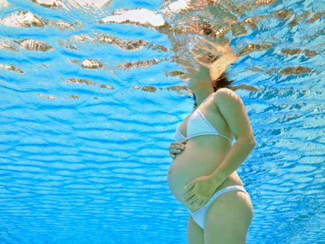 Bà bầu mang thai có nên đi bơi không?