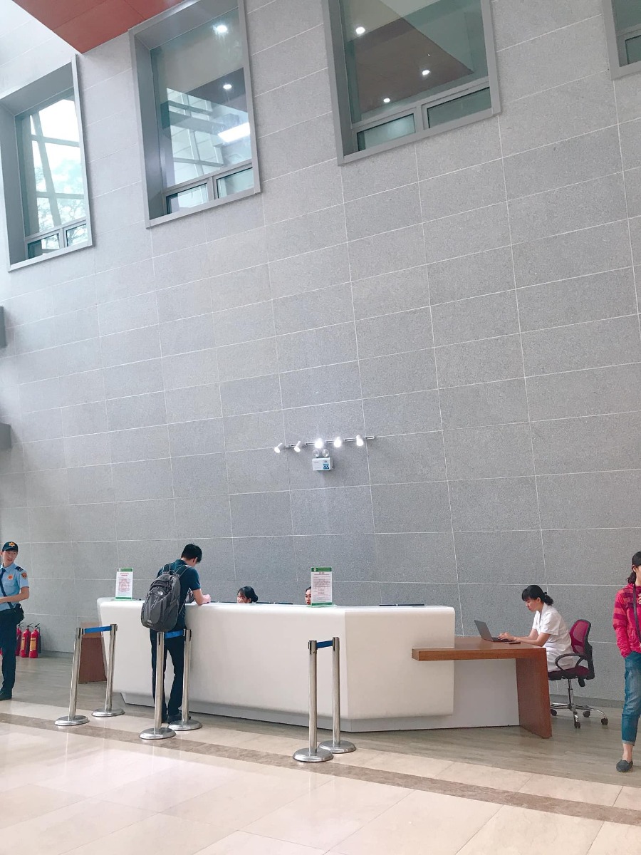 Nay rảnh rảnh em xin viết bài review
“ĐĂNG KÍ SINH VÀ SINH TẠI VIỆN 108” cho các mẹ có ý định sinh tại đây tham khảo❤️❤️

✅1. ĐĂNG KÍ SINH

👉Viện 108 yêu cầu đến đăng kí sinh muộn nhất là 28w, có thể xê dịch 1-2 ngày. Trừ khi có người quen hoặc gì đó, còn lại bác sỹ sẽ không nhận bất kì trường hợp nào đăng kí sinh sau 28w.

👉Khi đến làm thủ tục tại tầng 1 khu nhân dân ( hoặc khu yêu cầu ở tầng 3), các mom sẽ được ưu tiên không phải xếp hàng mà đi thẳng vào quầy đăng kí. Nếu chưa biết chỗ có thể hỏi các anh bảo vệ chỉ chỗ.

👉Các mom lưu ý mang theo giấy siêu âm tuần 12, nếu chẳng may không biết hoặc quên không mang, mà đúng hôm bác sỹ khó tính thì phải quay về lấy mới được làm đk sinh. Còn may mắn bs dễ tính hơn chút thì có thể linh động dựa vào ngày đầu chu kì kinh cuối để tính tuổi thai.

👉Sau khi hoàn thành đăng kí sinh, các mom cần đến viện khám theo hẹn: 32w - 36w - 38w - 39w - 40w. Quan trọng nhất là mốc 36w vì gồm đầy đủ các xét nghiệm để làm hồ sơ khi sinh.

✅2. SINH TẠI 108

👉Có dấu hiệu chuyển dạ, vỡ ối thì đi thẳng vào cửa cấp cứu,bấm thang máy lên tầng 9 toà nhà 21 tầng.

👉Hầu hết các trường hợp có bảo hiểm đúng tuyến hay trái tuyến đều được hưởng 80% vì đẻ theo diện cấp cứu

☘️Ưu điểm
👌Hầu hết các mom muốn sinh tại đây vì sạch - đẹp - sướng😜😜
👌Đặc biệt con được cắt rốn bằng lazer ngay tại viện nên về nhà rốn con rất đẹp, không lo nhiễm trùng
👌Đội ngũ bác sỹ, y tá, điều dưỡng đều rất nhiệt tình, nhẹ nhàng và có trách nhiệm. Lúc vào phòng đẻ, mình được hướng dẫn cẩn thận cách rặn đẻ đúng, ê kíp đỡ đẻ rất tâm lý, liên tục động viên: “cố lên nào! Sắp ra rồi! Thấy cái đầu rồi! Thêm phát nữa nào! “
Nên tâm lý rất thoải mái, đẻ xong vẫn khoẻ re😜😜( nhưng lúc khâu thì hơi thốn, nghe tiếng chỉ khâu rột rột mà thấy rùng mình)

👌Ở phòng chờ sinh, người nhà đi làm thủ tục và mượn thẻ chăm người bệnh, sẽ được ở lại lúc mẹ đang đau đẻ. Như mình là chồng ở bên cạnh suốt lúc đau và rìu vào đến tận phòng đẻ.
👌Đồ mang đi đẻ rất gọn nhẹ vì hầu hết dùng đồ của viện.
- Viện sẽ phát: quần áo cho mẹ và bé, khăn mặt, bàn chải, kem đánh răng, dao cạo râu, sữa tắm cho bé.
- Nước nóng có sẵn ở cây ngoài hành lang. Nhà tắm đầy đủ nóng lạnh, sạch hơn ở nhà vì ngày nào cũng được vệ sinh 2 lần😁😁

👌 Hàng ngày, 8h - 8h30 sáng sẽ có các cô đến đón bé đi tắm và vệ sinh vùng kín cho mẹ

👌Phòng sau sinh có 4 loại: phổ thông, tự nguyện A - B - C.
- Phổ thông : 150k/ngày. Không phục vụ bữa ăn cho mẹ, nếu có nhu cầu thì đăng kí và đóng tiền ngoài. Phòng gồm 5-8 giường, mỗi mẹ 1 giường. Không có điều dưỡng hỗ trợ mẹ lúc cần.
- Tự nguyện C: 600k/ngày. Đây là phòng mình ở và được nhiều mẹ lựa chọn nhất. Mỗi phòng có 2 giường. Vừa đủ yên tĩnh và vẫn có người để nói chuyện😊
- Tự nguyện B: 1000k/ngày. Mỗi phòng chỉ có 1 giường, phù hợp cho mẹ nào muốn yên tĩnh và riêng tư
- Tự nguyện A: 2500k/ngày. Mỗi phòng chỉ có 1 giường, người nhà được ở 24/24.

👌3 loại phòng tự nguyện đều được phục vụ 3 bữa ăn cho mẹ: sáng ăn cháo, trưa và tối ăn cơm.
Luôn có các bạn điều dưỡng trực bên ngoài, nếu mẹ cần giúp đỡ có thể gọi các bạn ấy, rất nhiệt tình và chu đáo.
Mỗi giường bệnh có thêm 1 ghế có thể kéo ra cho người nhà nằm ngủ thoải mái.

👌Nếu người nhà muốn ở lại qua đêm, phải đăng kí và đóng 200k/ngày. Được phát phiếu ăn sáng, ăn ở căng tin tầng hầm trong cùng toà nhà 21 tầng.
👌Người nhà chỉ được ngủ lại tại phòng 1 người. Những người thân còn lại chưa có chỗ ngủ qua đêm, có thể đăng kí với quầy thủ tục, ngủ tại dãy phòng trọ dành riêng cho người nhà và bệnh nhân ngoại trú.
Có 2 loại phòng: 50k/người và 100k/người. Chồng mình đăng kí phòng 100k, được phát cho chăn và gối ngủ.

👌Giờ vào chăm bệnh nhân: ngủ qua đêm ( nếu đăng kí), sáng ở đến 7h30, trưa 10h30 - 1h, chiều 16h30 được vào đến sáng hôm sau
👌Giờ vào thăm bệnh nhân: sáng 6h - 7h, trưa 11h - 12h30, chiều 5h - 21h.

☘️Nhược điểm:

❌Vì viện quy định phải có dấu hiệu chuyển dạ mới cho nhập viện, nên nhiều gia đình ở xa có thể sẽ phải thuê trọ ngoài vì ra sớm quá.

❌Khoản vào thăm bệnh nhân khá phức tạp, người nhà cần mang theo chứng minh thư hoặc bằng lái xe, xếp hàng ở quầy mượn thẻ. Đeo thẻ và đi thang máy lên tầng 9. Hết giờ phải quay về quầy để trả thẻ.
( Đây có thể coi vừa là ưu điểm, vừa là nhược điểm. Vì làm như vậy an ninh rất đảm bảo)

👉Với mình thì nhược điểm chỉ có vậy, còn lại không có gì để chê😊😊

✅Tổng kết:

👉Tiền viện phí: tạm ứng 5000k, ra viện lấy lại được 1100k. Đó là toàn bộ viện phí, không phải đóng thêm bất kỳ khoản nào ( không bao gồm tiền cảm ơn nhé)
👉Ra viện mẹ khoẻ, con khoẻ ( ngoại trừ vết rạch thì đau mất 1 tuần).

✅Nguồn ảnh: mình đau vết khâu nên quên béng khoản chụp ảnh, đành mượn ảnh của 1 mom trong nhóm: “team đi đẻ viện 108”.
✅Mọi người có thể tham gia nhóm này để có thêm nhiều thông tin hơn nhé!