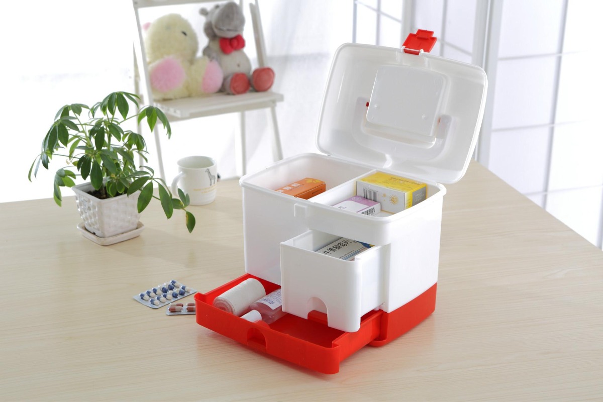 Gợi ý về một tủ thuốc gia đình ❤

Trong nhà, nếu không có tủ thuốc thì quá chủ quan. Còn nếu tích trữ nhiều hoặc sai thuốc thì sẽ gây tốn kém, lãng phí.

Xin giới thiệu gợi ý của bác sĩ Nguyễn Hồng Phong về những loại thuốc nên có trong tủ thuốc gia đình.

💊💊💊

Dạo gần đây thay đổi thời tiết, các em ốm nhiều. Có em đêm khó thở, có em đêm sốt, gọi điện đến cho bác sĩ, mà bác sĩ nhiều khi cũng không làm gì được để giúp vì mẹ ở nhà không có thuốc.

Cái tốt thì nên chia sẻ, nên mình Gợi ý về một tủ thuốc gia đình, những thuốc thiết yếu có thể dành khi đi du lịch xa, đi về quê, nhất là có con hay ốm.

🌷Thuốc hạ sốt, giảm đau, kháng viêm.

Paracetamol. Tên thương mại hay dùng là Efferangal; Sara; Panadol... hàm lượng đủ cho các lứa tuổi từ 80 mg, 120 mg, 150 mg, 250 mg, 500 mg. Và có các dạng bào chế như viên đặt hậu môn; gói bột; siro.
Ibuprofen. Tên thương mại hay dùng là Ibufen; Sotstop. Thường là dùng dạng siro.

🌷 Thuốc đường tiêu hóa.

Domperidon. Đây là thuốc có tác dụng chống nôn, buồn nôn, các triệu chứng trào ngược. Thường dùng là Motilium dạng viên hoặc siro ( chú ý thuốc này có nằm trong khuyến cáo của BYT về liều lượng, nên đặc biệt cần chú ý khi dùng )

Enterogermina và Bioflora. Đây là hai dạng men vi sinh ( gọi quen thì hay bảo men tiêu hóa ) nên dùng vì vi sinh đã có kinh nghiệm nhiều mẹ dùng.

Oresol. Đây là loại bù dịch điện giải không thể thiếu. Không được dùng oresol pha sẵn, oresol trong các ống tuyp.

🌷 Thuốc kháng histamin.

Desloratadine. Tên thương mại là Aerius dạng siro hoặc viên. Loại này dùng khi con bị các biểu hiện dị ứng ngoài da, hoặc đường hô hấp. ( chú ý: đây là kháng histamin không phải kháng sinh như nhầm lẫn ).
Promethazine. Tên thương mại là Phenergan dang kem. Bôi ngoài da.

🌷 Thuốc long đờm, giãn phế quản.

Bromhexin hydrochloride. Tên thương mại là Bisolvon dạng siro hoặc viên. Giúp tiêu đờm.
Salbutamol. Dạng xịt hoặc dạng uống hoặc dạng khí dung. Tên thương mại tốt là ventolin. Tác dụng giãn phế quản.

🌷Kháng sinh.

Không nên lạm dụng kháng sinh. Không phải bệnh nào cũng kháng sinh. Chỉ khi có bằng chứng nhiễm khuẩn rõ ràng mới nên dùng.

Nhóm cơ bản là Penicillin mà dạng phổ biến bây giờ là kết hợp giữa amoxicillin và clavulanate mà đại diện là Augmentin và/hoặc Klavunamox. Nhóm này nhắm đến các vi khuẩn gây nhiễm trùng đường Hô hấp trên và dưới. Các nhiễm trùng tiết niệu. Nhiễm trùng da và mô mềm. Tác dụng không mong muốn là tiêu chảy.

Nhóm cephalosprin có nhiều thế hệ, nhưng hiện nay quen dùng là thế hệ thứ III đại diện như cefixim. Tác dụng tốt các vi khuẩn Gram âm ; đường hô hấp, đường sinh dục, đường tiêu hóa.

Có rất nhiều loại kháng sinh và quan điểm dùng. Trong khuôn khổ bài viết, và với mong muốn hạn chế lạm dụng kháng sinh, mình chỉ đưa ra 2 nhóm đại diện để dự phòng.

🌷Nhóm thuốc tác dụng mũi.

Viêm mũi dị ứng, chảy nước mũi kéo dài là "Đặc sản" của các con mùa thay đổi thời tiết.

Rửa mũi tốt nhất theo kinh nghiệm là Sterimax bb/ Fysioline; đây là loại nước muối biển, áp lực đã được thiết kế đúng chuẩn.
Kháng viêm tại chỗ có thể là Pivalone ( dược chất: Tixocortol ) giúp cho mũi các con đỡ viêm và đỡ ngạt.
...
Tuy nhiên, trong bất kể trường hợp nào cũng cần sự tư vấn của bác sĩ. Không được tự ý dùng thuốc cho con.

Cre: Bác sĩ Nguyễn Hồng Phong

___________________________

PS:
- Trong tủ thuốc thì nên mua thêm 1 cái nhiệt kế thủy ngân, mấy miếng ugo để băng vết thương, thuốc sát khuẩn (betadine), bông, gạc, băng keo. Ngoài ra có thể mua thêm 1 chai Panthenol xịt bỏng nữa.

- Hiện có khá nhiều hộp đựng thuốc gia đình khá đẹp, giá chỉ từ 50 - 150K thôi, các bố mẹ nên mua hộp này vì có thể dễ dàng xách theo khi đi chơi hoặc về quê.