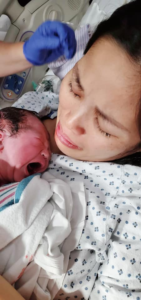 Viết cho thiên thần Lily của mẹ ! em bé đáng thương nhưng vô cùng may mắn .
Con tên là Triệu Uyển Tâm . Tên tiếng anh của con là LiLy ( chị Thanh con đặt ) mẹ gọi con là LiLy luôn vì các Bs y tá ở đây rất thích tên của con . Con chào đời ngày 11/12 /2019 định mệnh . Con nặng 3.1kg

Cuộc đời này có mẹ là điều may mắn nhất phải ko con ? Vậy mà suýt nữa thì mẹ ko thể gặp lại con , ko thể bế bồng nâng niu con gái bé nhỏ của mẹ . Nếu ngày hôm đó mẹ ra đi mãi mãi thì mẹ thật có lỗi với con và anh chị của con . Có điều may mắn con đã an toàn .1 mạng đổi 1 mang mẹ nghĩ cũng xứng đáng . Vì với mẹ các con là điều quan trọng nhất .

Người ta bảo “Gái chửa cửa mả “ ý nói tới những biến chứng, những tai nạn nguy hiểm có thể gặp khi sinh . Mẹ nghe rất nhiều nhưng chẳng bh mẹ nghĩ chuyện đó lại sảy ra với mẹ . Ngay cả khi chuyện đó bắt đầu sảy ra với mẹ , mẹ cũng nghĩ chỉ bt thường thôi . Vì Mẹ mang thai khỏe mạnh ko có bất cứ bệnh lí nào dù nhỏ . Sinh các anh chị của con cũng nhẹ nhàng với mẹ . Mẹ ko lo lắng hay sợ hãi điều gì cho tới khi mẹ tỉnh lại bố và các bs nói với mẹ những điều tồi tệ mẹ vừa trải qua .
Chuyện bắt đầu ngày ngày 11/12 . 10h sáng mẹ nhập viện để bs tiêm thuốc giục sinh , bởi vì con 3 ngày trước con vận động quá ít . Mẹ phải nằm 1 chỗ để đếm số lần con vận động trong bụng mẹ .còn 3 ngày nữa mới tới ngày dự sinh nhưng bố mẹ vô cùng lo lắng nên quyết định để con ra sớm cho an toàn . Và mọi chuyện bắt đầu .
Khoảng 11:30 mẹ dc đưa vào phòng tiêm thuốc giục sinh . Lúc này mẹ vẫn khỏe mạnh bt . Chưa có dấu hiệu mở hay đau đớn gì . Các bs nói với mẹ thường thì 2 ngày hoặc nhanh thì đêm nay . Bố mẹ hiểu là sẽ rất lâu . Vì trc mẹ cũng đã từng tiêm thuốc giục sinh anh Bambi .
Đến khoảng 9h tối mẹ có cơn đau nhiều hơn bs khám cho mẹ và nói mở 5c rồi . Mẹ nghĩ mới 5c thì còn lâu mới đẻ dc . Sau đó 1 cô y tá tới dựng giường của mẹ thẳng lên bắt mẹ ngồi tư thế dạng 2 chân . Cô ấy nói ngồi như vậy con sẽ xuống nhanh hơn .
Lúc này mẹ vẫn kiểm soát dc cơn đau mọi thứ nhẹ nhàng với mẹ . Nhưng khoảng 30-40’ sau cơn đau nhiều hơn và liên tục mẹ nói với bố đau nhiều và nhanh thế này chắc em sắp sinh rồi . Mẹ bảo bố gọi bs đi . Bố vẫn nghĩ ko nhanh thế dc nên Trần trừ cho mẹ đau thêm 1,2 cơn .lúc này cơn đau cấp độ 7-8 liên tục cơn đau này chưa dứt cơn khác lại tới . Mẹ bảo bố mẹ ko thể kiểm soát nữa bố vội vàng đi gọi bs . Trong lúc bố đi mẹ chịu thêm. 1 cơn đau lúc này nhói cảm giác như con đã xuống tới nơi rồi . Mẹ ko thể hít thở đều ko thể bình tĩnh nữa . Bs , y tá vào khám cho mẹ họ bắt đầu hoảng hô hào mn nhanh . Trời ơi mẹ ko thể kiểm soát dc
Mẹ la lên please ! Quickly I can’t hold anymore. Lúc này họ mới cb đồ đỡ cho mẹ . Mẹ ko thể phối hợp với bs , h cơn đau cứ thế kéo đến rất buốt rất khó tả .
Mọi việc diễn ra trong 2 ‘ thì con chào đời . Mẹ dc ôm con vào lòng cứ tưởng mọi chuyện qua rồi . Nhưng lúc này bs nói mẹ chảy rất nhiều máu họ ko thể cầm máu cho mẹ . Mn hoảng loạn mẹ nghe 1 bs nói “”we need everyone “tiếng mọi người hô hào nhau nhanh lên . Bs nói gì đó với bố và nghe mẹ bố nói “”Please do any you can do “”. Mẹ lúc này vẫn nhận biết mọi chuyện đang diễn ra . Mẹ cảm giác dc máu đang ộc ra rất nhiều . nhưng mẹ chẳng nghĩ tới điều gì tồi tệ . Mẹ nghĩ chắc mẹ bị băng huyết thôi cái này mẹ nghe các chị các mẹ kể nhiều rồi . Mẹ nghĩ nó cũng nguy hiểm nhưng tiêm thuốc cầm máu là dc . Thật sự lúc đó mẹ nghĩ chả có gì nghiêm trọng . Mẹ Vẫn bình tĩnh lắm . Bố chạy tới bên mẹ và nói mẹ chảy rất nhiều máu họ ko biết từ đâu nhưng ko thể cầm máu cho mẹ . Bố bảo bs phải mổ gấp . Bố cứ khóc và nói rằng bố ở đây với mẹ . Nhắn mẹ đừng lo lắng .. bố bảo bố cần mẹ và bảo mẹ cố lên . Mẹ vẫn nghĩ mọi chuyện làm gì tới mức nghiêm trọng mà bố lo quá . Mẹ bắt đầu thiết đi 1 cô y tá nói với mẹ “”Mama open your eyes.. ..look at your baby.. she needs you . Mẹ mở mắt xong lại nhắm mắt . Cô ấy lại gọi mẹ Open your eyes .. stay with us .. we do together ok . Mẹ cũng mở mắt và nói OK với cô ấy . Nhưng rồi mẹ lại thiết đi , nhưng mẹ vẫn nghe dc mọi người nói chuyện . Mẹ dc đưa vào phòng cấp cứu các bs chuẩn bị mổ cho mẹ . 1 cô y tá vẫn gọi mẹ mở mắt . Mẹ mở mắt thì thấy 1 tấm vải xanh dc căng ngang người mẹ giống i trong phim .lúc này mẹ bắt đầu hoảng mẹ nghĩ mẹ Vẫn tỉnh táo mẹ nghĩ họ định mổ cho mẹ mà ko có thuốc mê sao ? Mẹ nghe các cô các bác sinh mổ nói họ vẫn cảm nhận dc từng nhát dao trên bụng . Mẹ thấy sợ thấy ghê răng . Nhưng rồi mẹ thiết đi lúc nào ko biết . Ko biết bao lâu sau khi tỉnh lại mẹ lại . Mẹ lại nghe bố nói mẹ vẫn tiếp tục chảy máu trong ổ bụng và họ ko rõ nguyên nhân .bố bảo có thể họ sẽ mổ 1 lần nữa cho mẹ . Lúc này mẹ mới thật sự sợ . Mẹ nghĩ nếu mẹ ko thể vượt qua các con sẽ thế nào ?
Mẹ còn chưa nhìn rõ LiLy của mẹ mẹ ko thể nhớ nổi khuôn mặt con . Và Nếu ko có mẹ các con sẽ ra sao ? Mẹ bắt đầu sợ chết . Các bs đẩy mẹ vào phòng cấp cứu lần 2 . Mẹ lúc này ko còn sợ đau nữa nằm im và ko biết họ làm những gì trên cơ thể mẹ . Nhưng lần sau khi mẹ tỉnh lại xung quanh mẹ là các cô y tá các bs . Mọi người chúc mừng mẹ. Mẹ chẳng hiểu gì lắm chỉ biết nói cảm ơn . Rồi cứ 1 2 tiếng lại có ng tới nói là bs của khoa này khoa kia đã tham gia mổ cho mẹ . Tất cả đều nói “” she looks good..she doing well.
Rất nhiều lần trong ngày . Ai cũng nói trông mẹ khá nên rất nhiều . Mẹ thấy chân tay của mẹ phù hết cả mẹ bảo bố chụp ảnh mẹ cho mẹ xem 😬 ôi trời ơi mặt mẹ phù phúng tích nước trông đến kinh . Mẹ hỏi sao mn cứ bảo she look great ???
Bố bảo vì lúc mẹ vào phòng cấp cứu người mẹ đã chuyển trắng rồi mẹ đã như người chết tất cả mọi người đều sợ và nghĩ mẹ ko qua dc . . Bs nói mẹ mất máu nhiều quá nhiều 15’ mất 80% máu cơ thể . Và trong tg mổ 6 tiếng vẫn liên tục chảy máu . May mắn đây là Bv lớn họ sẵn rất nhiều máu có thể cho mẹ . Cũng may mắn là đã đêm nhưng. Vẫn có bác sĩ các khoa ở bv nên cấp cứu kịp thời cho mẹ . Bố bảo có 15 bs cấp cứu cho mẹ ngày hôm đó . Thế là May mắn mẹ thoát chết mẹ dc đưa vào phòng hồi sức . mẹ ko thể nói chuyện trên người toàn ống dẫn và dây truyền .
Mẹ thở thoi thóp vì có mấy cái ống dẫn đưa thẳng vào dạ dày, phổi của mẹ .
Ko thể thở ko thể nói chuyện. Lúc này mẹ dc gặp lại bố và con . Bố khóc như mưa trông đến buồn cười con ạ. Mẹ thấy mình may mắn vô cùng vì có bố bên cạnh . Và còn các con nữa . Chỉ vậy đã làm mẹ hạnh phúc .
Lúc này mẹ vẫn chưa biết chuyện gì đã sảy ra với mẹ .3 ngày sau từ phòng hồi sức . Mẹ dc tháo ống thở to mẹ có thể nói chuyện . Mẹ hỏi bố là họ cắt gì từ bụng của mẹ ? Bố bảo mẹ bị vỡ tử cung khi sinh con . Mẹ cũng ko hiểu tại sao mới mở 5cm mà con đã đòi ra rồi . Mọi việc diễn ra quá nhanh chóng.
Bs đã phải cắt toàn bộ tử cung của mẹ . Điều đó đồng nghĩa với việc mẹ sẽ ko thể sinh thêm em bé nào nữa .😣😣
Mẹ đã có 5 đứa con khỏe mạnh xinh xắn nhưng nghĩ tới việc mẹ ko thể có thêm con cũng là cú sốc với mẹ . Bố và bs giải thích rất nhiều cho mẹ hiểu tại sao họ phải cắt . Nếu ko mẹ đã ko thể sống dc .
Uh thôi chuyện đó chẳng còn quan trọng nữa . Điều quan trọng là mẹ dc gặp lại bố và các con .
Ngày thứ 4 mẹ gặp bs chỉ đạo ca mổ tới thăm ông ấy cũng nói mẹ trông rất ổn .
Ông ấy chúc mừng mẹ . Còn nói câu làm mẹ chảy nước mắt mẹ thấy thấm những điều kinh hoàng mẹ đã trải qua.
Ông ấy nói “congratulations .. you 100% back “” mẹ chỉ biết cảm ơn họ đã kịp thời cứu sống mẹ. Ông ấy nói cả team đã làm rất tốt ko phải mình ông ấy .
Cảm ơn các Bác sĩ ,Y tá đã cứu mẹ ngày hôm đó .

Cảm ơn trời Phật tổ tiên phù hộ cho mẹ dc gặp lại các con .
Nhắn nhủ với các con gái của mẹ . Sau này lớn Hãy tìm người đàn ông như bố của các con .tuy có vụng về đôi chút nhưng là người chân thành tình cảm . Bs nói với mẹ bố đã khóc suốt 6 tiếng mẹ trong phòng cấp cứu .
Sau việc lần này mẹ mới biết bố con đã lo lắng cho mẹ thế nào . Cảm ơn duyên phận đã cho mẹ gặp bố của các con ☺️

Sau sự việc lần này mẹ càng biết ơn bà ngoại đã sinh ra mẹ . Bà nội đã sinh ra bố . Họ cũng đã đánh đổi sức khỏe , mạng sống của mình để các con đc đến với thế giới này . Ko phải ai cũng may mắn vượt cạn thành công , ko phải lần nào cũng thuận buồm suối gió .
Mẹ nhất định sẽ Hiếu kính với đấng sinh thành
Mẹ ko có của cải vật chất để báo Hiếu nhưng mẹ chắc chắn 1 điều ông bà sẽ nhận dc sự quan tâm lo lắng , sự tôn trọng từ mẹ .
Hi vọng ai làm con cũng sẽ hiểu dc điều này

Nguồn: Nguyen Thi Huyen