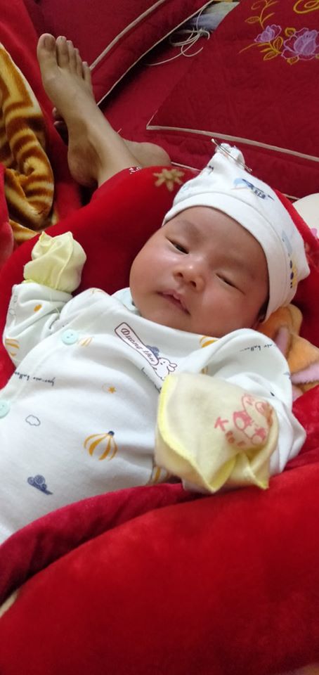 Các mom sinh tháng 11 thế nào rồi ạ
Chuyện qua rồi bây giờ e mới kể , e sinh đúng ngày rằm tháng 10 ( dương là 11 /11) 2h sáng e bắt đầu đau buồn đi ngoài , đi xong vào nằm lúc e lại bị đau mà ko đi được ngồi luk e lại đi vào và bắt đầu đau từng cơn . Đền lần thứ tư bắt đầu e ra mấy giọt máu trong đầu nghĩ bảo thôi chết rồi đúng ngày rằm ( vì e siêu âm là con gái nên sợ các cụ bảo gái ngày rằm nó bướng ) xong e xuống gọi ngay bà nội rồi gọi xe vào thẳng viện . 4h sáng e vào khám bác sĩ bảo mở 2 phân chưa ăn thua . Em ngồi phòng chờ mà nhấc lên nhấc xuống nó đau từng cơn hoang mang chỉ muốn tòi ra nhanh thôi vật lộn hết ngồi lại đi lại cho dễ đẻ mà chưa thấy gì đau cái kiểu đi ngoài mà ko đi được ý các mom ạ e ngồi hết túm vào giường bắt đầu quay sang túm đùi chồng e) . Và khi e đi wc luk lau thì nó ra nước nên e quay lại khám và bs bảo vỡ ối r . 11h mở 5 phân e lên bàn mổ , lúc này là lúc e sợ nhất , hai tay nắm vào hai cổ chân và dặn , e dặn vật vã đuối hết cả sức dặn đến cái thứ tư tưởng ra đk rồi bs sĩ cho dao vào rạch thì e hết hơi ôi luk đó vết rạch nó bắt đầu đau phát hốt , lấy lại hơi e rặn tiếp lần nữa thì may e bé cũng ra được . Ôi nhẹ cả người các mom ạ . Đến luk này mới là đau nhất , bs bắt đầu khâu vết mổ mà chỉ đi đến đâu em biết đến đấy nghĩ lại mà rùng mình . Ngạt nhiên là e sinh ra con trai đk 3kg rưỡi các mom ạ . Giờ thì thấy bình thường không sợ đẻ như một số các mom kêu sợ lần sau k dám đẻ 😝😝😝😝. Mà vết rạch của e bây giờ vẫn đau