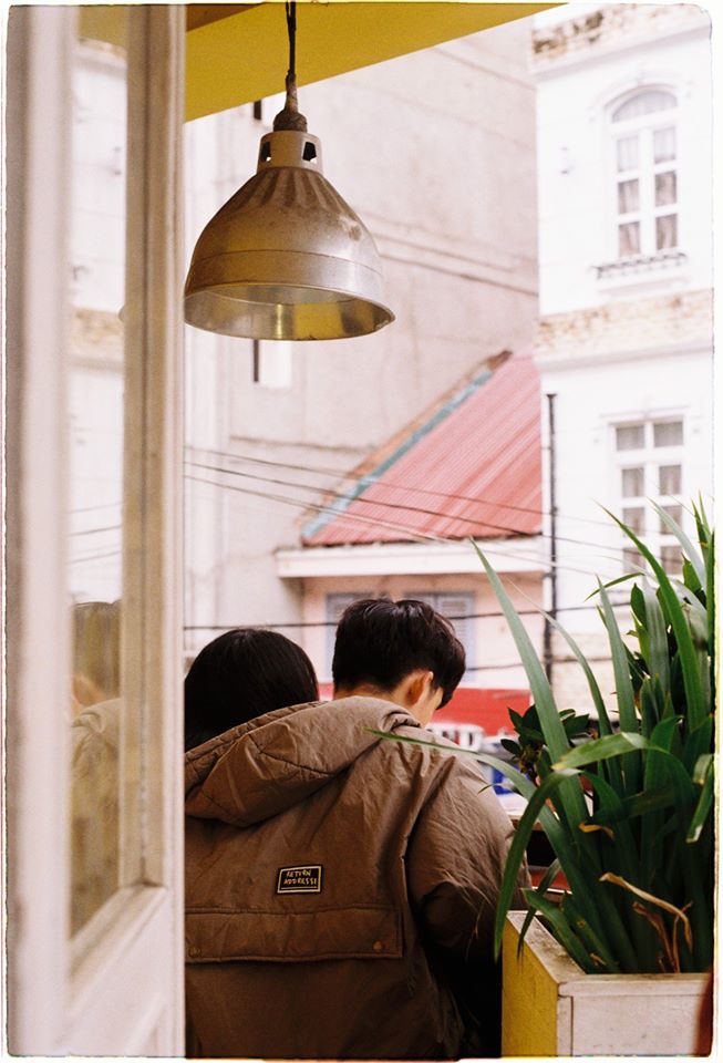 KHÔNG NÊN YÊU KIỂU ĐÀN ÔNG NÀO?
————————
Bây giờ trai đểu quá nhiều quá đa dạng, vậy đặc điểm của họ là gì? Hoặc là những người không phải trai đểu nhưng lại không nên yêu là kiểu người như thế nào?
__________________________
1. [5.2k like]
Bạn trai cũ của tôi là người có trách nhiệm, có chí tiến thủ, lãng mạn, khi yêu nhau rất thoải mái về thời gian và tiền bạc, cũng chưa bao giờ trăng hoa. Anh ấy còn đưa tôi đi gặp người nhà, bạn bè, đồng nghiệp, rất hiếu thảo, vẻ ngoài không phải là cực kì lung linh nhưng cũng rất ra dáng, sống có quy tắc, là người tự tin, kiên định, lên kế hoạch cho tương lai, tự đặt ra giới hạn và quy tắc cho bản thân mình. Ảnh thường hay chiều tôi, nhường nhịn tôi, hay khen tôi, cũng nhiều lần nói với tôi những câu ngọt ngào, tôn trọng tôi, quan tâm đến cảm xúc của tôi.
Vậy thì tại sao lại trở thành “bạn trai cũ”? Chắc là vì tôi không xứng với một người ưu tú đến vậy.
Điều đáng sợ nhất là sau khi chia tay, tôi thường không tự chủ được mà so sánh anh ấy với những người đàn ông khác, nhận ra rằng anh ấy vẫn tốt hơn, thế là lại chẳng thể thích nổi ai nữa.
Cho nên vẫn nên yêu lấy một người đàn ông không quá cách biệt so với mình, cùng nhau phấn đấu. Nếu như hai người quá chênh lệch, vậy thì thôi đi, trừ khi bạn có thể phấn đấu để đứng cùng một bậc thềm với họ. Khổ cái là trước khi bạn yêu họ thì bạn đâu biết khoảng cách giữa hai người xa vời như vậy, mà họ lại chẳng thể vì cái lí do kia mà ngừng yêu luôn được.
_________________
2. [1374 like] Phải bỏ ngay cái loại đàn ông làm bạn héo mòn, làm bạn ngày nào cũng buồn khổ, mồm thì nói yêu bạn nhưng trong lòng lại chỉ biết tới bản thân hắn.
_____________________________
3. Đơn giản mà nói thì một người con gái có tự trọng và biết yêu bản thân tự nhiên sẽ tránh xa những người đàn ông không biết tự trọng, một người con gái theo đuổi những điều thiết thực thì sẽ càng ưa thích những chàng trai có đặc điểm tương tự (và ngược lại).
Trong quan hệ yêu đương giữa hai người, điều còn quan trọng hơn cảm giác an tâm khi bên nhau, đó là bạn có thể không ngừng phát triển bản thân, (làm chủ được tình cảm của mình, bám sát hiện thực, cố gắng hoàn thiện mình hơn), buông bỏ những mong đợi còn trẻ con vào mối quan hệ giữa hai người (không nhõng nhẽo không ỷ lại thái quá, hiểu được cách thấu hiểu nhau dần dần), học được cách tiếp nhận cuộc sống thực tế (biết điều gì quan trọng với mình nhất, không đòi hỏi quá viển vông, biết trân trọng những gì mình có).
Có lẽ như vậy thì bạn có thể gặp được người mà mình thích và tin tưởng từ trong đáy lòng: tình yêu chân chính nghĩa là cả hai người đều là kẻ thắng, đến bên nhau vì thu hút lẫn nhau, không phải là sự mê luyến nhất thời, cũng không phải là yêu vì thấy thiếu, càng không phải là vì tránh bị lừa dối, bị tổn thương, mà yêu là vì hai người có mục tiêu, giá trị và thái độ tương tự nhau. Nếu như vậy, sự chú ý của bạn sẽ tập trung vào ưu điểm đối phương (đôi khi điều này dẫn đến việc người ta không đủ bao dung với nhau), cố gắng thấu hiểu lẫn nhau và cùng hạnh phúc xây dựng tương lai.
Tôi đúc rút ra một số kinh nghiệm, không nên yêu và cưới những kiểu đàn ông sau:
- Nếu lúc ban đầu họ cảm thấy không xứng với bạn thì vĩnh viễn họ không bao giờ xứng với bạn. Bạn cứ nhường nhịn thì càng khiến họ thêm tự ti hoặc tự phụ thôi.
- Kiểu người đối với bản thân thì chẳng có yêu cầu gì nhưng lại hay đòi hỏi ở người khác, theo chủ nghĩa vị kỷ, kiểu này lấy về rồi thì xác suất không hạnh phúc là rất cao.
- Kiểu người không khống chế được cảm xúc, miệng lưỡi cay độc, coi mình là cái rốn của vũ trụ, yêu vào không chừng sẽ có một ngày bạn bị bạo hành bằng lời nói, bằng chiến tranh lạnh, thậm chí là bằng tay chân cũng nên.
- Kiểu người yêu đương lúc nóng lúc lạnh, hay giở thói khôn vặt, luôn chuẩn bị sẵn đường lùi, thích hư vinh. Kiểu người này rất khó để thấu cảm.
- Đam mê những lạc thú tầm thường, nhậu nhẹt chưa say chưa chịu dừng, là loại không khống chế nổi bản thân.
- Yêu đương tất nhiên không phải là vì tiền, nhưng thái độ của một người đối với chuyện tiền bạc quả thật là có thể phán ánh được bản chất và tình cảm của người đó. Nếu như người ta chỉ biết nhận mà không biết cho, lúc cần trả tiền thì luôn cò kè mặc cả, vậy thì nên tìm hiểu lí do kĩ lưỡng.
Đồng thời, tôi cũng cho rằng những điều sau cũng rất quan trọng trong chuyện yêu đương cưới gả:
- Hai người là soulmate của nhau, là bạn tốt của nhau, tức là tam quan của hai bạn phải gần gũi, trình độ tri thức cũng ngang nhau.
- Lúc ở bên nhau thì thấy thư thái thoải mái, hòa hợp yên vui, trong những kế hoạch tương lai của mình có cả hình bóng của người kia.
- Có cái nhìn tương tự về tiền bạc và cách tiêu tiền, cho phép đối phương chi phối, sắp xếp thời gian rảnh rỗi của mình.
- Hai người tôn trọng và tín nhiệm lẫn nhau, năng lực làm việc và khả năng phát triển thỏa mãn yêu cầu của đối phương, có quyết tâm cùng nhau đối mặt những phong ba và khốn khó trong tương lai, sẵn lòng giúp người kia trưởng thành. (Tình yêu chân chính không phải là dung túng cho nhau, cũng không phải là ràng buộc nhau).
- Hai người có chung quan điểm về chuyện sinh đẻ, nuôi nấng con cái.
- Hai người có thể tiếp nhận được tình hình thực tế của gia đình đối phương, khi người kia đứng ra ủng hộ người nhà thì người này cần chuẩn bị tâm lí và thuận lòng.

Group Weibo Việt Nam