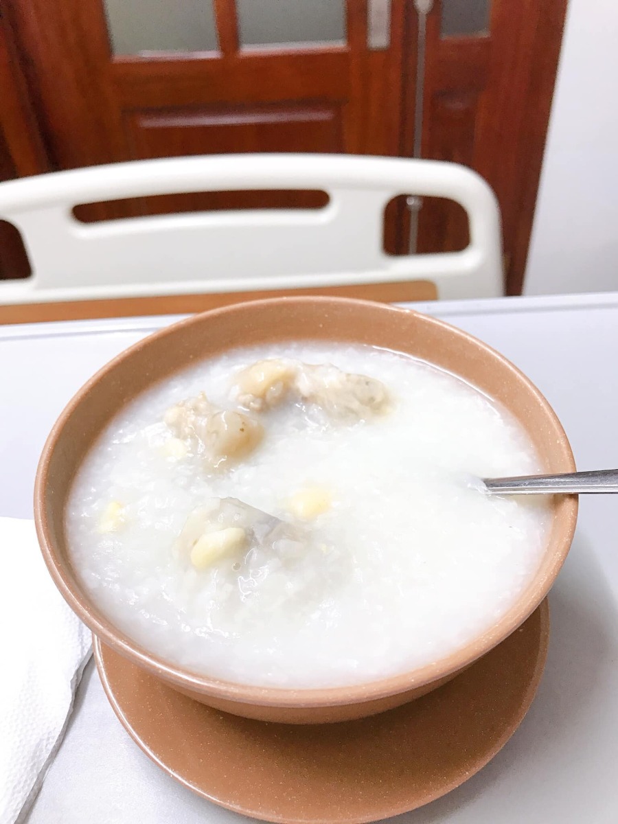 Review sinh mổ tại Hồng Ngọc -55 Yên Ninh, Ba Đình.

Sau rất nhiều lớp học tiền sản của các bệnh viện thì cuối cùng vợ chồng em quyết định sinh tại BV Hồng Ngọc. Em chia sẻ một số kinh nghiệm sinh cho các chị em bạn dì có ý định tham khảo:

TRƯỚC SINH:
- Lễ tân hướng dẫn lên tầng 13 vào phòng tư vấn có một bạn phụ trách sẽ giới thiệu chi tiết thủ tục và các gói để ba mẹ lựa chọn. Em đăng ký sinh khi 34 tuần. Đặt cọc 9tr.
- Trong gói mình có 5 lần: Xét nghiệm nước tiểu, siêu âm thai 2D. Và 1 lần: khám bsi gây mê, siêu âm 4D, xét nghiệm máu. Chạy máy Monitor và khám với bsi Sản khoa không giới hạn đến lúc sinh..... Do sát ngày sinh khám và siêu âm nhiều nên em siêu âm thêm ngoài gói 3 lần, 297k/lần. À một điểm cộng cho Hồng Ngọc là lần nào đến khám mình cũng được tặng 1 phiếu buffet dưới tầng 4. Đồ ăn k quá nhiều món nhưng sạch sẽ và dễ ăn. Còn người nhà thì gọi đồ riêng giá khá chát.
- Em đăng ký sinh thường nhưng đến sát ngày dự sinh mà không có cơn co, do nghe kinh nghiệm uống dứa ép với ăn rau ngót dễ sinh nên em uống 2 cốc dứa ép to chà bá. Sau đó bị rối loạn tiêu hoá nôn thốc nôn tháo, đau bụng, đi ngoài, mất nước). Vào viện trong tình trạng đau bền bỉ, âm ỉ và choáng váng. Cộng với việc thai trưởng thành vôi hoá hết bánh nhau, ối không còn trong do con đã biết ị và tiểu tiện. Nên bác sĩ chỉ định mổ ngay kẻo suy thai.

SAU SINH:
- 13h45p: Con đưa ra trao chồng em đón tay rồi y tá đưa đi theo dõi 3 tiếng. Bác sĩ tiếp tục khâu vết mổ của em đến 14h30 em được chuyển về phòng hậu phẫu theo dõi tiếp (cái phòng lúc đầu em vào mà em tưởng vào nhà xác ấy). 1 tiếng sau em bị tác dụng phụ của thuốc nên run bần bật, bsi tiêm một mũi là hết. Khi nằm liên tục có bác sĩ đến hỏi thăm và hướng dẫn mình theo dõi những bất thường sau mổ. 18h30 em được đưa về phòng.
- Khi về phòng hết thuốc tê thì đau kinh khủng khiếp các mẹ ạ. Em được truyền một chai giảm đau thì cũng đỡ. Hết thuốc thì sẽ được tiếp viên đút hậu môn.
- Ngày 2 em tiêm bắp 2 mũi và tiêm tĩnh mạch kháng sinh chống viêm vết mổ 2 lần. Từ ngày 3 chỉ tiêm kháng sinh 2 lần (đau và rất đau )
- Hàng ngày 3 lần với mẹ: Bác sĩ thăm khám. Y tá thay bỉm và vệ sinh mẹ
- Hàng ngày với con: Bác sĩ nhi khám con 2 lần. 9h sáng các cô y tá vào đưa con đi tắm và thay quần áo và bỉm cho con. Vệ sinh mắt mũi và rốn. Con được bệnh viện cho mượn thêm 1 bộ quần áo và khăn sữa sạch hàng ngày, được đổi liên tục.

QUÀ TẶNG
BV Tặng 1 bộ nous, 40 miếng bỉm Moony, Bình ti Chigo, 1 hộp sữa Hipp 300g, 1 chăn cuốn, trà lợi sữa, khẩu trang 1 lần, miếng lót thấm sữa, dầu gội đầu Chigo, giấy ướt Goon.
- Đầu giường bệnh có trang bị một nút chuông nhỏ, nếu cần y tá hỗ trợ thì bấm vào đó chưa đầy 10s sau sẽ có người đến hỏi mình cần gì. Nút này em bấm thường xuyên. Các em y tá khá nhiệt tình, lúc đầu thay bỉm cho con em cũng bấm 😉. Cây nước lọc nóng lạnh 24/24 ngay ngoài hành lang. Bệnh viện cho mượn máy hút sữa Avent nha các mẹ!

PHÒNG SINH
- Phòng theo gói 3 mẹ/phòng. Nhưng sợ ồn nên Chồng em đặt phòng riêng để người nhà lên chăm cho thoải mái. Thêm 1,2tr/ngày. Mọi người đến chơi cũng thoải mái. Phòng khép kín 2 giường, +1 giường gấp. Được 2 người nhà ở lại chăm. Có suất ăn cho người nhà 5 bữa/ngày. Phòng đủ tiện nghi: Tivi, tủ lạnh, tủ quần áo, bàn ghế tiếp khách, bình nước giữ nhiệt. Nhà vệ sinh full đồ, thêm cả khăn tắm, khăn mặt được thay và sấy tiệt trùng hàng ngày, bàn chải, kem đánh răng, dầu gội, sữa tắm, máy sấy (như khách sạn), thêm cả bỉm Caryn và 1 ấm nước pha sẵn Betadine để mình tự vệ sinh nếu cần. Nhân viên vệ sinh 2 lần/ngày: Dọn rác, cọ nhà vệ sinh, quét lau sàn, lau đồ đạc. Ga gối thay hàng ngày. Trong tủ đồ luôn sẵn quần áo thay cho mẹ, cho con và ga gối, mình có thể tự thay hoặc bấm nút gọi nhân viên đến làm.

ĂN UỐNG:
- 3 bữa chính (cơm, rau, món mặn, hoa quả tráng miệng) , 2 bữa phụ giữa sáng và chiều (chè, bánh, sữa), đêm 1 bát cháo móng giò hoặc sữa bò nóng. Đến giờ ăn có người mang lên tận phòng và dọn đi. Suất của người nhà cũng vậy nhưng không có ăn đêm. Hàng ngày có nhân viên lên giới thiệu thực đơc bữa sau cho mình và người nhà chọn món. Mẹ ck em khen bệnh viện nấu ngon nhưng vì quá đau nên em ăn chỉ cho có, chả thấy ngon hay không.

KHÁC:
- Chiếu đèn Plasma nhanh khô vết mổ 500k/lần là chi phí ngoài gói nha các mẹ. Em chiếu 2 lần hôm đầu và hôm cuối.
- Con đẻ xong được tiêm VitaminK ngay và trong 24h tiêm Viêm gan B.

XUẤT VIỆN:
- Cần chuẩn bị CMT bố mẹ và sổ hộ khẩu photo (có tên mẹ) để làm chứng sinh cho con. 1 bộ sơ sinh cho con và bộ mặc nhà cho mẹ khi xuất viện nha. Vì quần áo viện tặng là quần áo mới chưa giặt các mẹ ạ.
- Sinh mổ nằm viện 5 ngày 4 đêm. Tổng chi phí sinh nhà em hết khoảng 43 triệu. Trong đó BHYT nhà nước trả hơn 2 triệu. Còn lại là thẻ bảo hiểm bảo lãnh viện phí của 2 vc thanh toán (một số chi phí ngoài bảo hiểm thì mình phải tự chi trả nhưng so với dịch vụ mang lại thì cũng xứng đáng thôi ạ).
- Sau sinh 20 ngày em được hẹn quay lại khám mẹ và bé, tiêm Lao cho bé. Khám free, còn tiêm là 150k/mũi.

TÓM LẠI:
Do chưa đẻ bao giờ nên em cũng không biết các bệnh viện khác như nào mà so sánh. Còn theo đánh giá cá nhân em thấy sinh ở Hồng Ngọc khá ổn, chi phí hợp lý so với các bệnh viện quốc tế, nhân viên nhanh nhẹn, thái độ bác sĩ 5 sao, thái độ tá 4 sao, ăn uống 3sao, phục vụ 5sao. Đặc biệt các mẹ có bảo hiểm chế độ thai sản như em thì có thể tham khảo. Ở đây không nhận lót tay bác sĩ hay bồi dưỡng ekip mổ nên các mẹ yên chí. Bác sĩ mổ cho em còn đến thăm nom riêng mấy lần khá là tình cảm!

p/s: Sinh con mới hiểu lòng cha mẹ, tự nhiên đẻ xong ra nhìn thấy bà nội bà ngoại mà ứa nước mắt, thấy phụ nữ là thương và một lòng đồng cảm sâu sắc. Chị nào lại vớ được mấy anh chồng không biết chia sẻ mà tranh thủ lúc vợ bận con cái mà ra ngoài "giải nhiệt" thì thôi rồi. Không chỉ đau thể xác mà còn tan nát cả tâm can. Phụ nữ thật vĩ đại luôn ấy!

Dành cho các mẹ quan tâm!