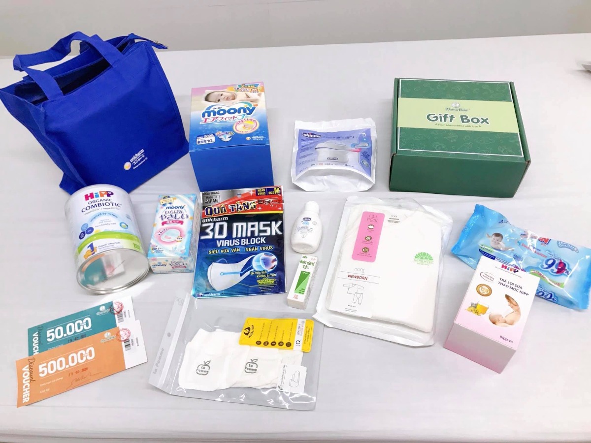 Review sinh mổ tại Hồng Ngọc -55 Yên Ninh, Ba Đình.

Sau rất nhiều lớp học tiền sản của các bệnh viện thì cuối cùng vợ chồng em quyết định sinh tại BV Hồng Ngọc. Em chia sẻ một số kinh nghiệm sinh cho các chị em bạn dì có ý định tham khảo:

TRƯỚC SINH:
- Lễ tân hướng dẫn lên tầng 13 vào phòng tư vấn có một bạn phụ trách sẽ giới thiệu chi tiết thủ tục và các gói để ba mẹ lựa chọn. Em đăng ký sinh khi 34 tuần. Đặt cọc 9tr.
- Trong gói mình có 5 lần: Xét nghiệm nước tiểu, siêu âm thai 2D. Và 1 lần: khám bsi gây mê, siêu âm 4D, xét nghiệm máu. Chạy máy Monitor và khám với bsi Sản khoa không giới hạn đến lúc sinh..... Do sát ngày sinh khám và siêu âm nhiều nên em siêu âm thêm ngoài gói 3 lần, 297k/lần. À một điểm cộng cho Hồng Ngọc là lần nào đến khám mình cũng được tặng 1 phiếu buffet dưới tầng 4. Đồ ăn k quá nhiều món nhưng sạch sẽ và dễ ăn. Còn người nhà thì gọi đồ riêng giá khá chát.
- Em đăng ký sinh thường nhưng đến sát ngày dự sinh mà không có cơn co, do nghe kinh nghiệm uống dứa ép với ăn rau ngót dễ sinh nên em uống 2 cốc dứa ép to chà bá. Sau đó bị rối loạn tiêu hoá nôn thốc nôn tháo, đau bụng, đi ngoài, mất nước). Vào viện trong tình trạng đau bền bỉ, âm ỉ và choáng váng. Cộng với việc thai trưởng thành vôi hoá hết bánh nhau, ối không còn trong do con đã biết ị và tiểu tiện. Nên bác sĩ chỉ định mổ ngay kẻo suy thai.

SAU SINH:
- 13h45p: Con đưa ra trao chồng em đón tay rồi y tá đưa đi theo dõi 3 tiếng. Bác sĩ tiếp tục khâu vết mổ của em đến 14h30 em được chuyển về phòng hậu phẫu theo dõi tiếp (cái phòng lúc đầu em vào mà em tưởng vào nhà xác ấy). 1 tiếng sau em bị tác dụng phụ của thuốc nên run bần bật, bsi tiêm một mũi là hết. Khi nằm liên tục có bác sĩ đến hỏi thăm và hướng dẫn mình theo dõi những bất thường sau mổ. 18h30 em được đưa về phòng.
- Khi về phòng hết thuốc tê thì đau kinh khủng khiếp các mẹ ạ. Em được truyền một chai giảm đau thì cũng đỡ. Hết thuốc thì sẽ được tiếp viên đút hậu môn.
- Ngày 2 em tiêm bắp 2 mũi và tiêm tĩnh mạch kháng sinh chống viêm vết mổ 2 lần. Từ ngày 3 chỉ tiêm kháng sinh 2 lần (đau và rất đau )
- Hàng ngày 3 lần với mẹ: Bác sĩ thăm khám. Y tá thay bỉm và vệ sinh mẹ
- Hàng ngày với con: Bác sĩ nhi khám con 2 lần. 9h sáng các cô y tá vào đưa con đi tắm và thay quần áo và bỉm cho con. Vệ sinh mắt mũi và rốn. Con được bệnh viện cho mượn thêm 1 bộ quần áo và khăn sữa sạch hàng ngày, được đổi liên tục.

QUÀ TẶNG
BV Tặng 1 bộ nous, 40 miếng bỉm Moony, Bình ti Chigo, 1 hộp sữa Hipp 300g, 1 chăn cuốn, trà lợi sữa, khẩu trang 1 lần, miếng lót thấm sữa, dầu gội đầu Chigo, giấy ướt Goon.
- Đầu giường bệnh có trang bị một nút chuông nhỏ, nếu cần y tá hỗ trợ thì bấm vào đó chưa đầy 10s sau sẽ có người đến hỏi mình cần gì. Nút này em bấm thường xuyên. Các em y tá khá nhiệt tình, lúc đầu thay bỉm cho con em cũng bấm 😉. Cây nước lọc nóng lạnh 24/24 ngay ngoài hành lang. Bệnh viện cho mượn máy hút sữa Avent nha các mẹ!

PHÒNG SINH
- Phòng theo gói 3 mẹ/phòng. Nhưng sợ ồn nên Chồng em đặt phòng riêng để người nhà lên chăm cho thoải mái. Thêm 1,2tr/ngày. Mọi người đến chơi cũng thoải mái. Phòng khép kín 2 giường, +1 giường gấp. Được 2 người nhà ở lại chăm. Có suất ăn cho người nhà 5 bữa/ngày. Phòng đủ tiện nghi: Tivi, tủ lạnh, tủ quần áo, bàn ghế tiếp khách, bình nước giữ nhiệt. Nhà vệ sinh full đồ, thêm cả khăn tắm, khăn mặt được thay và sấy tiệt trùng hàng ngày, bàn chải, kem đánh răng, dầu gội, sữa tắm, máy sấy (như khách sạn), thêm cả bỉm Caryn và 1 ấm nước pha sẵn Betadine để mình tự vệ sinh nếu cần. Nhân viên vệ sinh 2 lần/ngày: Dọn rác, cọ nhà vệ sinh, quét lau sàn, lau đồ đạc. Ga gối thay hàng ngày. Trong tủ đồ luôn sẵn quần áo thay cho mẹ, cho con và ga gối, mình có thể tự thay hoặc bấm nút gọi nhân viên đến làm.

ĂN UỐNG:
- 3 bữa chính (cơm, rau, món mặn, hoa quả tráng miệng) , 2 bữa phụ giữa sáng và chiều (chè, bánh, sữa), đêm 1 bát cháo móng giò hoặc sữa bò nóng. Đến giờ ăn có người mang lên tận phòng và dọn đi. Suất của người nhà cũng vậy nhưng không có ăn đêm. Hàng ngày có nhân viên lên giới thiệu thực đơc bữa sau cho mình và người nhà chọn món. Mẹ ck em khen bệnh viện nấu ngon nhưng vì quá đau nên em ăn chỉ cho có, chả thấy ngon hay không.

KHÁC:
- Chiếu đèn Plasma nhanh khô vết mổ 500k/lần là chi phí ngoài gói nha các mẹ. Em chiếu 2 lần hôm đầu và hôm cuối.
- Con đẻ xong được tiêm VitaminK ngay và trong 24h tiêm Viêm gan B.

XUẤT VIỆN:
- Cần chuẩn bị CMT bố mẹ và sổ hộ khẩu photo (có tên mẹ) để làm chứng sinh cho con. 1 bộ sơ sinh cho con và bộ mặc nhà cho mẹ khi xuất viện nha. Vì quần áo viện tặng là quần áo mới chưa giặt các mẹ ạ.
- Sinh mổ nằm viện 5 ngày 4 đêm. Tổng chi phí sinh nhà em hết khoảng 43 triệu. Trong đó BHYT nhà nước trả hơn 2 triệu. Còn lại là thẻ bảo hiểm bảo lãnh viện phí của 2 vc thanh toán (một số chi phí ngoài bảo hiểm thì mình phải tự chi trả nhưng so với dịch vụ mang lại thì cũng xứng đáng thôi ạ).
- Sau sinh 20 ngày em được hẹn quay lại khám mẹ và bé, tiêm Lao cho bé. Khám free, còn tiêm là 150k/mũi.

TÓM LẠI:
Do chưa đẻ bao giờ nên em cũng không biết các bệnh viện khác như nào mà so sánh. Còn theo đánh giá cá nhân em thấy sinh ở Hồng Ngọc khá ổn, chi phí hợp lý so với các bệnh viện quốc tế, nhân viên nhanh nhẹn, thái độ bác sĩ 5 sao, thái độ tá 4 sao, ăn uống 3sao, phục vụ 5sao. Đặc biệt các mẹ có bảo hiểm chế độ thai sản như em thì có thể tham khảo. Ở đây không nhận lót tay bác sĩ hay bồi dưỡng ekip mổ nên các mẹ yên chí. Bác sĩ mổ cho em còn đến thăm nom riêng mấy lần khá là tình cảm!

p/s: Sinh con mới hiểu lòng cha mẹ, tự nhiên đẻ xong ra nhìn thấy bà nội bà ngoại mà ứa nước mắt, thấy phụ nữ là thương và một lòng đồng cảm sâu sắc. Chị nào lại vớ được mấy anh chồng không biết chia sẻ mà tranh thủ lúc vợ bận con cái mà ra ngoài "giải nhiệt" thì thôi rồi. Không chỉ đau thể xác mà còn tan nát cả tâm can. Phụ nữ thật vĩ đại luôn ấy!

Dành cho các mẹ quan tâm!