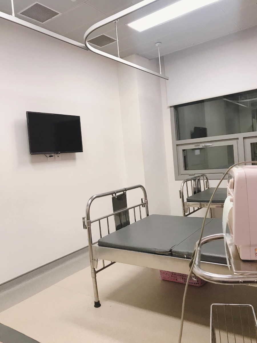 Nay rảnh rảnh em xin viết bài review
“ĐĂNG KÍ SINH VÀ SINH TẠI VIỆN 108” cho các mẹ có ý định sinh tại đây tham khảo❤️❤️

✅1. ĐĂNG KÍ SINH

👉Viện 108 yêu cầu đến đăng kí sinh muộn nhất là 28w, có thể xê dịch 1-2 ngày. Trừ khi có người quen hoặc gì đó, còn lại bác sỹ sẽ không nhận bất kì trường hợp nào đăng kí sinh sau 28w.

👉Khi đến làm thủ tục tại tầng 1 khu nhân dân ( hoặc khu yêu cầu ở tầng 3), các mom sẽ được ưu tiên không phải xếp hàng mà đi thẳng vào quầy đăng kí. Nếu chưa biết chỗ có thể hỏi các anh bảo vệ chỉ chỗ.

👉Các mom lưu ý mang theo giấy siêu âm tuần 12, nếu chẳng may không biết hoặc quên không mang, mà đúng hôm bác sỹ khó tính thì phải quay về lấy mới được làm đk sinh. Còn may mắn bs dễ tính hơn chút thì có thể linh động dựa vào ngày đầu chu kì kinh cuối để tính tuổi thai.

👉Sau khi hoàn thành đăng kí sinh, các mom cần đến viện khám theo hẹn: 32w - 36w - 38w - 39w - 40w. Quan trọng nhất là mốc 36w vì gồm đầy đủ các xét nghiệm để làm hồ sơ khi sinh.

✅2. SINH TẠI 108

👉Có dấu hiệu chuyển dạ, vỡ ối thì đi thẳng vào cửa cấp cứu,bấm thang máy lên tầng 9 toà nhà 21 tầng.

👉Hầu hết các trường hợp có bảo hiểm đúng tuyến hay trái tuyến đều được hưởng 80% vì đẻ theo diện cấp cứu

☘️Ưu điểm
👌Hầu hết các mom muốn sinh tại đây vì sạch - đẹp - sướng😜😜
👌Đặc biệt con được cắt rốn bằng lazer ngay tại viện nên về nhà rốn con rất đẹp, không lo nhiễm trùng
👌Đội ngũ bác sỹ, y tá, điều dưỡng đều rất nhiệt tình, nhẹ nhàng và có trách nhiệm. Lúc vào phòng đẻ, mình được hướng dẫn cẩn thận cách rặn đẻ đúng, ê kíp đỡ đẻ rất tâm lý, liên tục động viên: “cố lên nào! Sắp ra rồi! Thấy cái đầu rồi! Thêm phát nữa nào! “
Nên tâm lý rất thoải mái, đẻ xong vẫn khoẻ re😜😜( nhưng lúc khâu thì hơi thốn, nghe tiếng chỉ khâu rột rột mà thấy rùng mình)

👌Ở phòng chờ sinh, người nhà đi làm thủ tục và mượn thẻ chăm người bệnh, sẽ được ở lại lúc mẹ đang đau đẻ. Như mình là chồng ở bên cạnh suốt lúc đau và rìu vào đến tận phòng đẻ.
👌Đồ mang đi đẻ rất gọn nhẹ vì hầu hết dùng đồ của viện.
- Viện sẽ phát: quần áo cho mẹ và bé, khăn mặt, bàn chải, kem đánh răng, dao cạo râu, sữa tắm cho bé.
- Nước nóng có sẵn ở cây ngoài hành lang. Nhà tắm đầy đủ nóng lạnh, sạch hơn ở nhà vì ngày nào cũng được vệ sinh 2 lần😁😁

👌 Hàng ngày, 8h - 8h30 sáng sẽ có các cô đến đón bé đi tắm và vệ sinh vùng kín cho mẹ

👌Phòng sau sinh có 4 loại: phổ thông, tự nguyện A - B - C.
- Phổ thông : 150k/ngày. Không phục vụ bữa ăn cho mẹ, nếu có nhu cầu thì đăng kí và đóng tiền ngoài. Phòng gồm 5-8 giường, mỗi mẹ 1 giường. Không có điều dưỡng hỗ trợ mẹ lúc cần.
- Tự nguyện C: 600k/ngày. Đây là phòng mình ở và được nhiều mẹ lựa chọn nhất. Mỗi phòng có 2 giường. Vừa đủ yên tĩnh và vẫn có người để nói chuyện😊
- Tự nguyện B: 1000k/ngày. Mỗi phòng chỉ có 1 giường, phù hợp cho mẹ nào muốn yên tĩnh và riêng tư
- Tự nguyện A: 2500k/ngày. Mỗi phòng chỉ có 1 giường, người nhà được ở 24/24.

👌3 loại phòng tự nguyện đều được phục vụ 3 bữa ăn cho mẹ: sáng ăn cháo, trưa và tối ăn cơm.
Luôn có các bạn điều dưỡng trực bên ngoài, nếu mẹ cần giúp đỡ có thể gọi các bạn ấy, rất nhiệt tình và chu đáo.
Mỗi giường bệnh có thêm 1 ghế có thể kéo ra cho người nhà nằm ngủ thoải mái.

👌Nếu người nhà muốn ở lại qua đêm, phải đăng kí và đóng 200k/ngày. Được phát phiếu ăn sáng, ăn ở căng tin tầng hầm trong cùng toà nhà 21 tầng.
👌Người nhà chỉ được ngủ lại tại phòng 1 người. Những người thân còn lại chưa có chỗ ngủ qua đêm, có thể đăng kí với quầy thủ tục, ngủ tại dãy phòng trọ dành riêng cho người nhà và bệnh nhân ngoại trú.
Có 2 loại phòng: 50k/người và 100k/người. Chồng mình đăng kí phòng 100k, được phát cho chăn và gối ngủ.

👌Giờ vào chăm bệnh nhân: ngủ qua đêm ( nếu đăng kí), sáng ở đến 7h30, trưa 10h30 - 1h, chiều 16h30 được vào đến sáng hôm sau
👌Giờ vào thăm bệnh nhân: sáng 6h - 7h, trưa 11h - 12h30, chiều 5h - 21h.

☘️Nhược điểm:

❌Vì viện quy định phải có dấu hiệu chuyển dạ mới cho nhập viện, nên nhiều gia đình ở xa có thể sẽ phải thuê trọ ngoài vì ra sớm quá.

❌Khoản vào thăm bệnh nhân khá phức tạp, người nhà cần mang theo chứng minh thư hoặc bằng lái xe, xếp hàng ở quầy mượn thẻ. Đeo thẻ và đi thang máy lên tầng 9. Hết giờ phải quay về quầy để trả thẻ.
( Đây có thể coi vừa là ưu điểm, vừa là nhược điểm. Vì làm như vậy an ninh rất đảm bảo)

👉Với mình thì nhược điểm chỉ có vậy, còn lại không có gì để chê😊😊

✅Tổng kết:

👉Tiền viện phí: tạm ứng 5000k, ra viện lấy lại được 1100k. Đó là toàn bộ viện phí, không phải đóng thêm bất kỳ khoản nào ( không bao gồm tiền cảm ơn nhé)
👉Ra viện mẹ khoẻ, con khoẻ ( ngoại trừ vết rạch thì đau mất 1 tuần).

✅Nguồn ảnh: mình đau vết khâu nên quên béng khoản chụp ảnh, đành mượn ảnh của 1 mom trong nhóm: “team đi đẻ viện 108”.
✅Mọi người có thể tham gia nhóm này để có thêm nhiều thông tin hơn nhé!