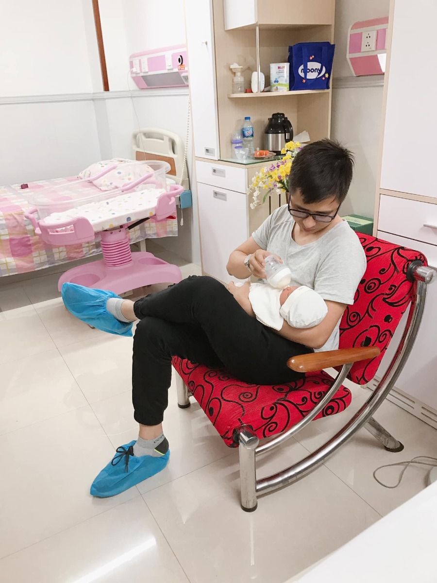 Review sinh mổ tại Hồng Ngọc -55 Yên Ninh, Ba Đình.

Sau rất nhiều lớp học tiền sản của các bệnh viện thì cuối cùng vợ chồng em quyết định sinh tại BV Hồng Ngọc. Em chia sẻ một số kinh nghiệm sinh cho các chị em bạn dì có ý định tham khảo:

TRƯỚC SINH:
- Lễ tân hướng dẫn lên tầng 13 vào phòng tư vấn có một bạn phụ trách sẽ giới thiệu chi tiết thủ tục và các gói để ba mẹ lựa chọn. Em đăng ký sinh khi 34 tuần. Đặt cọc 9tr.
- Trong gói mình có 5 lần: Xét nghiệm nước tiểu, siêu âm thai 2D. Và 1 lần: khám bsi gây mê, siêu âm 4D, xét nghiệm máu. Chạy máy Monitor và khám với bsi Sản khoa không giới hạn đến lúc sinh..... Do sát ngày sinh khám và siêu âm nhiều nên em siêu âm thêm ngoài gói 3 lần, 297k/lần. À một điểm cộng cho Hồng Ngọc là lần nào đến khám mình cũng được tặng 1 phiếu buffet dưới tầng 4. Đồ ăn k quá nhiều món nhưng sạch sẽ và dễ ăn. Còn người nhà thì gọi đồ riêng giá khá chát.
- Em đăng ký sinh thường nhưng đến sát ngày dự sinh mà không có cơn co, do nghe kinh nghiệm uống dứa ép với ăn rau ngót dễ sinh nên em uống 2 cốc dứa ép to chà bá. Sau đó bị rối loạn tiêu hoá nôn thốc nôn tháo, đau bụng, đi ngoài, mất nước). Vào viện trong tình trạng đau bền bỉ, âm ỉ và choáng váng. Cộng với việc thai trưởng thành vôi hoá hết bánh nhau, ối không còn trong do con đã biết ị và tiểu tiện. Nên bác sĩ chỉ định mổ ngay kẻo suy thai.

SAU SINH:
- 13h45p: Con đưa ra trao chồng em đón tay rồi y tá đưa đi theo dõi 3 tiếng. Bác sĩ tiếp tục khâu vết mổ của em đến 14h30 em được chuyển về phòng hậu phẫu theo dõi tiếp (cái phòng lúc đầu em vào mà em tưởng vào nhà xác ấy). 1 tiếng sau em bị tác dụng phụ của thuốc nên run bần bật, bsi tiêm một mũi là hết. Khi nằm liên tục có bác sĩ đến hỏi thăm và hướng dẫn mình theo dõi những bất thường sau mổ. 18h30 em được đưa về phòng.
- Khi về phòng hết thuốc tê thì đau kinh khủng khiếp các mẹ ạ. Em được truyền một chai giảm đau thì cũng đỡ. Hết thuốc thì sẽ được tiếp viên đút hậu môn.
- Ngày 2 em tiêm bắp 2 mũi và tiêm tĩnh mạch kháng sinh chống viêm vết mổ 2 lần. Từ ngày 3 chỉ tiêm kháng sinh 2 lần (đau và rất đau )
- Hàng ngày 3 lần với mẹ: Bác sĩ thăm khám. Y tá thay bỉm và vệ sinh mẹ
- Hàng ngày với con: Bác sĩ nhi khám con 2 lần. 9h sáng các cô y tá vào đưa con đi tắm và thay quần áo và bỉm cho con. Vệ sinh mắt mũi và rốn. Con được bệnh viện cho mượn thêm 1 bộ quần áo và khăn sữa sạch hàng ngày, được đổi liên tục.

QUÀ TẶNG
BV Tặng 1 bộ nous, 40 miếng bỉm Moony, Bình ti Chigo, 1 hộp sữa Hipp 300g, 1 chăn cuốn, trà lợi sữa, khẩu trang 1 lần, miếng lót thấm sữa, dầu gội đầu Chigo, giấy ướt Goon.
- Đầu giường bệnh có trang bị một nút chuông nhỏ, nếu cần y tá hỗ trợ thì bấm vào đó chưa đầy 10s sau sẽ có người đến hỏi mình cần gì. Nút này em bấm thường xuyên. Các em y tá khá nhiệt tình, lúc đầu thay bỉm cho con em cũng bấm 😉. Cây nước lọc nóng lạnh 24/24 ngay ngoài hành lang. Bệnh viện cho mượn máy hút sữa Avent nha các mẹ!

PHÒNG SINH
- Phòng theo gói 3 mẹ/phòng. Nhưng sợ ồn nên Chồng em đặt phòng riêng để người nhà lên chăm cho thoải mái. Thêm 1,2tr/ngày. Mọi người đến chơi cũng thoải mái. Phòng khép kín 2 giường, +1 giường gấp. Được 2 người nhà ở lại chăm. Có suất ăn cho người nhà 5 bữa/ngày. Phòng đủ tiện nghi: Tivi, tủ lạnh, tủ quần áo, bàn ghế tiếp khách, bình nước giữ nhiệt. Nhà vệ sinh full đồ, thêm cả khăn tắm, khăn mặt được thay và sấy tiệt trùng hàng ngày, bàn chải, kem đánh răng, dầu gội, sữa tắm, máy sấy (như khách sạn), thêm cả bỉm Caryn và 1 ấm nước pha sẵn Betadine để mình tự vệ sinh nếu cần. Nhân viên vệ sinh 2 lần/ngày: Dọn rác, cọ nhà vệ sinh, quét lau sàn, lau đồ đạc. Ga gối thay hàng ngày. Trong tủ đồ luôn sẵn quần áo thay cho mẹ, cho con và ga gối, mình có thể tự thay hoặc bấm nút gọi nhân viên đến làm.

ĂN UỐNG:
- 3 bữa chính (cơm, rau, món mặn, hoa quả tráng miệng) , 2 bữa phụ giữa sáng và chiều (chè, bánh, sữa), đêm 1 bát cháo móng giò hoặc sữa bò nóng. Đến giờ ăn có người mang lên tận phòng và dọn đi. Suất của người nhà cũng vậy nhưng không có ăn đêm. Hàng ngày có nhân viên lên giới thiệu thực đơc bữa sau cho mình và người nhà chọn món. Mẹ ck em khen bệnh viện nấu ngon nhưng vì quá đau nên em ăn chỉ cho có, chả thấy ngon hay không.

KHÁC:
- Chiếu đèn Plasma nhanh khô vết mổ 500k/lần là chi phí ngoài gói nha các mẹ. Em chiếu 2 lần hôm đầu và hôm cuối.
- Con đẻ xong được tiêm VitaminK ngay và trong 24h tiêm Viêm gan B.

XUẤT VIỆN:
- Cần chuẩn bị CMT bố mẹ và sổ hộ khẩu photo (có tên mẹ) để làm chứng sinh cho con. 1 bộ sơ sinh cho con và bộ mặc nhà cho mẹ khi xuất viện nha. Vì quần áo viện tặng là quần áo mới chưa giặt các mẹ ạ.
- Sinh mổ nằm viện 5 ngày 4 đêm. Tổng chi phí sinh nhà em hết khoảng 43 triệu. Trong đó BHYT nhà nước trả hơn 2 triệu. Còn lại là thẻ bảo hiểm bảo lãnh viện phí của 2 vc thanh toán (một số chi phí ngoài bảo hiểm thì mình phải tự chi trả nhưng so với dịch vụ mang lại thì cũng xứng đáng thôi ạ).
- Sau sinh 20 ngày em được hẹn quay lại khám mẹ và bé, tiêm Lao cho bé. Khám free, còn tiêm là 150k/mũi.

TÓM LẠI:
Do chưa đẻ bao giờ nên em cũng không biết các bệnh viện khác như nào mà so sánh. Còn theo đánh giá cá nhân em thấy sinh ở Hồng Ngọc khá ổn, chi phí hợp lý so với các bệnh viện quốc tế, nhân viên nhanh nhẹn, thái độ bác sĩ 5 sao, thái độ tá 4 sao, ăn uống 3sao, phục vụ 5sao. Đặc biệt các mẹ có bảo hiểm chế độ thai sản như em thì có thể tham khảo. Ở đây không nhận lót tay bác sĩ hay bồi dưỡng ekip mổ nên các mẹ yên chí. Bác sĩ mổ cho em còn đến thăm nom riêng mấy lần khá là tình cảm!

p/s: Sinh con mới hiểu lòng cha mẹ, tự nhiên đẻ xong ra nhìn thấy bà nội bà ngoại mà ứa nước mắt, thấy phụ nữ là thương và một lòng đồng cảm sâu sắc. Chị nào lại vớ được mấy anh chồng không biết chia sẻ mà tranh thủ lúc vợ bận con cái mà ra ngoài "giải nhiệt" thì thôi rồi. Không chỉ đau thể xác mà còn tan nát cả tâm can. Phụ nữ thật vĩ đại luôn ấy!

Dành cho các mẹ quan tâm!