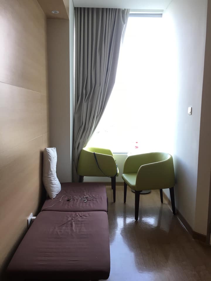 Hành trình ăn combo đẻ thường + đẻ mổ và review bệnh viện quốc tế Mỹ ( Quận 2) 💁🏼‍♀️

I. HÀNH TRÌNH ĐI ĐẺ.

👉🏼Trước ngày dự sinh mấy ngày, m có phàn nàn vì mệt và ko thấy dấu hiệu gì cả, vì bt con đầu sẽ hay ra sớm 1 tuần 10 ngày gì đó. Andi nói nó con ngừi Đức, ko sớm ko trễ chỉ đúng ngày 😂 Ai dè đúng vậy thiệt 🤣🤣🤣
👉🏼Bắt đầu ngày 6/4 đi khám về thì m có ra máu báo sinh, sau đó sống trong hồi hộp lo sợ vì ko biết bom nổ lúc nào, đến ngày 8/04 mình vẫn đi khám lại chạy xe máy vèo vèo 🛵 . Kết quả khám e bé khoẻ mạnh, tiếp tục chờ.
👉🏼3h sáng ngày 9/4, đang ngủ thì thấy khó thở, đau đau, cứ 15 p đau từng cơn ko ngủ được ( lên mạng google thì phải đau dồn dập thì mới là chuyển dạ) , xong cứ vậy chờ đến sáng. Đến khoảng 10h sáng thì vì lo lắng quá nên xách đồ nhập viện. Và nó cứ đau như vậy từ 10h sáng đến 10h đêm, 10p/ lần - và chưa đủ điều kiện đẻ 💆🏻‍♀️, đau nhưng vẫn nhắn tin với con bạn và biết đc mình hết sức may mắn trước h ko biết đau bụng kinh là gì. ( vì có 1 số đứa nó vật vã như mình chuẩn bị đẻ, thiệt kinh dị)
👉🏼Đến khoảng 3h sáng ngày 10/04 khi bác sĩ chính của mình gọi điện, nói hãy chờ thêm nếu quyết tâm đẻ thường, chờ đến khi chuyển dạ thực sự - là đau hơn gấp 3 lần như vậy thì mới đẻ được và mọi thứ đều tự nhiên...
👉🏼Thế là lại cắn răn chờ 😂😂 ( là đau bụng được 24 tiếng lun rồi các mẹ ) đời oan trái, muốn đau cũng ko đc 🙄
Nhưng rồi cái gì đến cũng đến, 6h sáng, đau 3 cơn 5p, mừng vãi nồi 👏🏽👏🏽 dù đau nhưng mừng ôi xồi ôi cuối cùng cũng đến lúc... mình nói bác sĩ ơi, tiêm tê màng cứng cho em 🤣 dù nhìu người nói sau này đau lưng các kiểu- ngay cả bs làm tiền mê cũng nói có thể đau, nhưng mà thôi kệ mare nha, giây phút này sau 28 tiếng đau đớn thì chỉ cần đc giảm đau là được:))) Tiêm thấy mát lạnh cột sống, 5p sau k thấy đau nữa thiên đường thật sự luôn. Phải nói là cảm ơn ai đã tạo ra cái chiêu này, thiệt sự, giảm stress và đau dã man luôn. Từ địa ngục đi đến thiên đường là thật 👀👀

👉🏼Tổng số giờ đau đến lúc tiêm là 28 tiếng, bác sĩ vào, khám, xong lại gọi thêm bác khác vào, khám. Đến khi bác sĩ của mình vào check lại lần nữa thì mình đã linh cảm chắc có dụ gì đây... Bác nói: "kiểm tra rồi, dây rốn thì quấn cổ nằm trên cao, bây giờ còn thêm cái tay chào cờ hướng 7h nữa, tay vắt vẻo trên đầu vậy ko ra được đâu, nãy giờ ráng đợi thử coi nó có rút tay lên ko nhưng lung lay mãi nó vẫn vậy con ơi . Giờ cố gắng đẻ mà ko được phải lôi cấp cứu sau khi cố thì nguy hiểm quá, mổ nha 😪"
Ôi cảm giác thậc là... đã cố gắng chịu đau vật vã giờ cuối cùng vẫn phải ăn dao 😭, bạn ấy phản lưới đội nhà vào phút chót 😤😤
Thế là bước vào hành trình mổ gây tê, mình vẫn lơ mơ nhận thức được, nằm xuống còn đang nghĩ thôi ngủ đại cho rồi thì đã nghe thấy tiếng e bé khóc 🤪, chỉ kịp nghe ai đó la lên 10h51 phút nha... rồi bác sĩ nói " xong rồi nha con Hằng ơi" quá nhanh làm mình bất ngờ luôn, hay do phê thuốc tê nên ko ý thức thời gian mình cũng ko biết nựa.
Thế là xong công cuộc lên thớt, sau khi được da tiếp da với Julia đỏ lét nhăn nheo thì mình được đưa về phòng hồi sức, sưởi ấm, đánh một giấc 3 tiếng rồi về phòng vs gia đình 👨‍👩‍👧

II. REVIEW BỆNH VIỆN QUỐC TẾ MỸ #AIH👩🏽‍💻 - đáng giá đồng tiền bát gạo.

🤘🏻Trước khi chọn bv này thì m đã từng đến với Hạnh Phúc nhưng chắc hỏng có duyên với nơi này vì nhiều chuyện lùm xùm... Sau này lại liên hệ Vinmec thì lại thấy chưa yên tâm dù cơ sở vật chất mình tham quan thấy ok.
👌Tại sao phải là bệnh viện quốc tế? Vì Andi cần chỗ có thể giao tiếp tiếng Anh và mình nghĩ trong đời đi sinh có bao lần đâu nên chọn tốt nhất trong khả năng. ( ko có khả năng cũng ráng 🤪 tiền mình kiếm đc chứ đau đớn làm sao quên mấy bạn 😂)
👍🏼Cuối cùng thì mình chọn bệnh viện quốc tế Mỹ ở quận 2 vì gần nhà, chuẩn quốc tế và may mắn hơn hết cả, là bác sĩ mình theo cả thai kì, bác Ha Dang được bệnh viện mời hợp tác. Yên tâm 1000 lần khi biết bác sẽ đi cùng trên con đường này, bác dày dặn kinh nghiệm ở bv đại học y dược, tôn trọng tự nhiên và yêu nghề hết mức lại thương mình nữa chứ. Trước đây khi mới có bầu Julia bị chuẩn đoán dị tật và được khuyên dừng thai kì, nhưng khi khám bác Hà và sàng lọc cho kết quả bình thường nên mình mới quyết tâm theo bác luôn mới có ngày hôm nay.
Sau sinh nhà m ai cũng khen vết mổ đẹp, hỏi ra mới biết bác Hà ko chỉ nhiều kinh nghiệm mà còn là con gái thợ may 👏🏽👏🏽
Về ekip của bệnh viện phải nói quá tuyệt vời luôn, ko chê được chỗ nào
- [ 💋] Nhân viên niềm nở, từ bác sĩ khám Triều Hải, đến bác sĩ Phúc gây tê, cùng các chị hộ lí, y tá, điều dưỡng vv... ai cũng thân thiện dễ thương, làm mình cảm giác gần gũi lắm luôn.
- [ 💋] Khâu phẫu thuật như mình cũng nói ở trên, quá nhanh, quá chuyên nghiệp và nhanh chóng, và thoải mái, ko có cảm giác lo lắng sợ hãi gì hết, ko hiểu sao mn làm m yên tâm dễ sợ luôn.
- [ 💋] Khâu hậu phẫu, phần này chắc mình tạ ơn giời là mình chọn AIH luôn. M sợ sinh mổ lắm, vì dĩ nhiên nó ko bằng tự nhiên rồi, nhưng ko đc sau bao cố gắng thì bít sao đây. Ai cũng doạ sau khi mổ sẽ đau thấy 10 ông trời. M ko hề thấy 10 ông trời nào hết :))) Sau khi mổ xong thì bác sĩ Hà gọi điện thoại động viên gửi hình, bác sĩ Phúc gây tê- anh hùng của m luôn theo sát sao, cho vài liều gây tê nên ko thấy gì hết. Truyền dịch + thuốc, quan trọng là ko thấy đau hie hie. Cứ nghĩ sau khi hết truyền dịch + thuốc tê thì đời mình lên dĩa nhưng mà ko, m đứng lên tập đi bình thường, bảo ko đau gì hết thì xạo vl quá, nó vẫn thốn - dẫu sao cũng là vết mổ lớn, nhưng trong giới hạn chịu đựng đc, mình chậm chạp nhẹ nhàng tập đi trong sự giúp đỡ của Andi iu dấu và sự ca ngợi của tập thể bác sĩ y tá, trời ơi dễ thương ko chịu nổi luôn. Những ngày sau đó thì cứ 12h 1 viên giảm đau nên thấy ổn cực kì. Sau khi mổ đúng 24h là mình đi lại, ăn uống và sinh hoạt bình thường vui vẻ. 😍
- [ 💋] Sự chăm sóc của Bác sĩ sản, nhi. Ngày nào ta nói bác sĩ cũng hỏi thăm động viên check mẹ check em bé. Mấy cô điều dưỡng ai cũng dễ thương, cần gì bấm nút là xuất hiện trong 30s, ai cũng nhẹ nhàng niềm nở nhiệt tình. Có mấy lúc Julia khóc quá mấy cô dô ẵm phụ nữa. Sáng là đẩy em bé tắm rửa sạch sẽ rồi giao lại cho gia đình. Thêm 1 điều đặc biệt là bác sĩ cực kì tinh tế trong việc nhắc nhở người nhà chăm bé theo khoa học và giải thích kĩ càng các lí do như ko cho bé uống nước ... thế là ko phải tranh cãi với người nhà hihi. Phải nghe lời bác sĩ mà 🥰
- [ 🍳🍳] Ăn uống: vì khoản này mà muốn ở bv ko muốn về luôn. Ngày nào ngta cũng lại đưa menu cho mình chọn :))) được dựa hơi thực đơn bệnh viện nên ko phải kiêng khem gì, được ăn ngon nên tinh thần lên cao lắm lắm. Ngày nào cũng 3 bữa chính và 2 bữa phụ. Cơm bà đẻ truyền thống cũng ngon, món âu cũng ngon, trái cây và sinh tố cũng chất lượng 😍😍 hời ơi ko có ngày nào mà m ko ăn sạch bách đồ ăn trên dĩa hết 😂😂
- [ 🏥] Cơ sở vật chất: mỗi người 1 phòng là tiêu chuẩn, phòng vừa rộng vừa đẹp, ko khác gì khách sạn 5 sao, mẹ mình thích lắm, y như đi nghỉ dưỡng, trong phòng ko thiếu thứ gì, tiện nghi và quá đầy đủ, về khoản sạch thì ko còn gì phải nói luôn.
Tóm lại là 5 sao, trên cả tuyệt vời, ko có gì góp ý luôn. Lần sau mềnh cũng sẽ quẹo lại đây 😂😂 mới đẻ xong mà còn nghĩ có lần 2 là biết :))))

🏥💰💸Về giá gói sinh của AIH: ( chi phí mình có post hình bên dưới)
💁🏼‍♀️Tất cả các gói đều là phòng 1 người nhé.
Ban đầu M chọn gói 22tr6 phòng ldrp của bv, nhưng vì thất bại đẻ thường chuyển sang mổ nên nó thành 38tr9
- Khám mở hồ sơ sinh: 5tr5 ( khám xét nghiệm trước ngày dự sinh 10 ngày)
- Gói vacxin 3 mũi, lấy máu cuống rốn và gót chân tầm soát bệnh cho e Julia bleh bleh khoảng 2tr7 gì đó
- 1 shot epidural giảm đau gây tê màng cứng : 4tr4 ( giá chát thiệt nhưng cho chọn lại 1000 lần nữa m vẫn chơi, khác biệt địa ngục thiên đàng dù chỉ trong giây lát)
🏥💁🏼‍♀️ Tổng chi phí cho lần đẻ tại #AIH này: 53 tr ra đi.