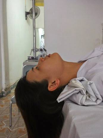 Dành cho ai hay đau VAI, GÁY, CỔ thử xem!

Buổi tối trước khi ngủ
Tập ngửa cổ ra sau
Nằm sát thành giường nhé
Kê gối mỏng sau đầu

Sau đó cứ ngửa cổ
Giữ nguyên tư thế này
Và tăng dần thời lượng
1 đến 10 phút/ ngày

Cứ duy trì như thế
Khe cột sống mở ra
Sẽ giải phóng chèn ép
dây thần kinh thế là

Hết đau đầu, vai gáy
Hết bị tê cánh tay
Các bạn nhớ chăm chỉ
Tập theo phương pháp này

Nhẹ thì 3 tuần khỏi
Nặng thì chắc lâu hơn
Đây là bài thuốc chữa
Của bác sỹ Đỗ Dương

Đây là phương pháp tập
Tự rèn luyện tại nhà
Hiệu quả và đặc biệt
Không tốn một xu nha.

P/s: mấy ngày đầu các bạn lưu ý chỉ tập khoảng gần 2 phút thôi, thấy đau thì dừng lại nghỉ, sau đó tập tiếp, vừa tập vừa lắng nghe cơ thể của mình. Bạn nào bị lâu rồi thì rất đau nếu tập động tác này. Hãy kiên trì nhé. Chúc các bạn luôn khỏe!