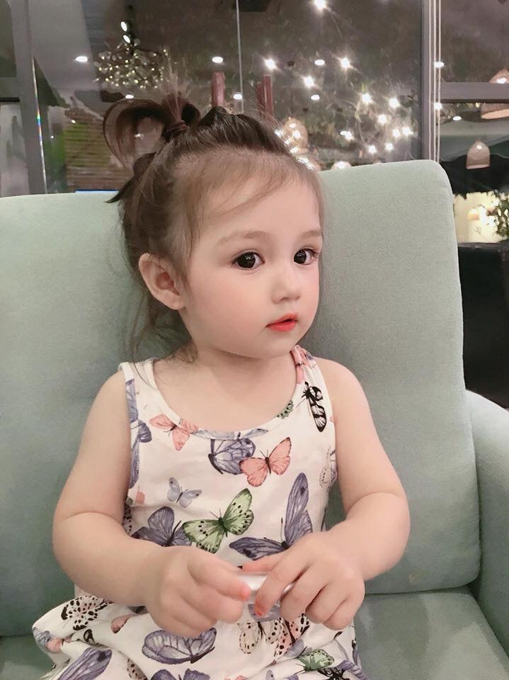 Xã hội hiện tại, chuyện vô sinh ngày một nhiều. Không biết vì lý do nào đó mà các cặp vợ chồng càng ngày càng khó sinh con.
Nhiều người khát khao mong mỏi có được một mụn con để vui cửa vui nhà. Có bao nhiêu người kiên trì chữa chạy, mãi không có được niềm vui sướng ấy. Họ đã mệt mỏi, kiệt sức và cảm thấy tuyệt vọng. Nhiều người không thể đồng cảm trên con đường tìm kiếm ấy và họ đã phải chia tay nhau.
Chỉ có ai trong hoàn cảnh đang mong mỏi một mụn con như vậy mới hiểu được nỗi mất mát, sự khát khao cháy bỏng là như thế nào. 
Nhiều người, vì đã sinh 2 gái mà muốn có một cậu con trai nên bằng mọi giá phải có con trai cho vừa lòng người ta, vừa lòng những người thích có cháu trai nối dõi. (Ảnh minh họa)
Ấy vậy mà, với những gia đình ,chuyện có con dễ như ăn cơm, bầu bí liên tục lại luôn kén chọn con trai và con gái. Đau khổ thay, có những người mẹ chồng luôn nói với con dâu nhất định phải sinh con trai cho nhà này. Vì họ không hiểu được giá trị đích thực nằm ở tình yêu, là giọt máu của mình chứ không phải là chuyện giới tính.
Khi mang bầu, bạn mong đó là con trai để có người nối dõi, để có con trưởng này nọ, đó là một lỗi lầm. Đừng bao giờ nghĩ về giới tính của các con vì mục đích nào đó. Hãy chỉ cần nghĩ, mong con khỏe mạnh là được rồi.
Có thể, với bạn, việc có con dễ quá, thậm chí còn sợ nhỡ nhàng, thế nên, bạn mong đủ thứ nhưng so với những người hiếm muộn ngoài kia thì bạn quá may mắn rồi. Con cái là của trời cho, nếu ông trời ban cho bạn con trai, hay con gái, bạn cũng nên hạnh phúc đón nhận vì đó chính là con ruột của mình.
Nhiều người, vì đã sinh 2 gái mà muốn có một cậu con trai nên bằng mọi giá phải có con trai cho vừa lòng người ta, vừa lòng những người thích có cháu trai nối dõi. Vậy là bạn đã làm theo họ và rồi, ân hận khi bỏ đi đứa con của mình để mong muốn có lần sau, sẽ là con trai.

Rồi cuộc sống sau này, khi nhìn đứa con trai lớn lên, bạn có bao giờ nghĩ, dưới đó, còn là một cô con gái mà mình đã tước đi quyền sống của con. (ảnh minh họa)
Nói ra điều này thật chẳng vui vẻ chút nào, nhưng đó là thực tế và thực tế phũ phàng ấy vẫn đang xảy ra.
Rồi cuộc sống sau này, khi nhìn đứa con trai lớn lên, bạn có bao giờ nghĩ, dưới đó, còn là một cô con gái mà mình đã tước đi quyền sống của con.
Chẳng phải có những người cha người mẹ vì thương con mà ngay khi con ở trong bụng mẹ, có dấu hiệu dị tật theo lời bác sĩ nói, họ vẫn dũng cảm giữ lại? Vì họ không đành lòng tước đi quyền sống của con dù có thể sinh con ra sẽ khiến con thiệt thòi về sau.

Vì con nào cũng sẽ là con của chúng ta, là giọt máu, là niềm tin yêu và tự hào của bố mẹ, ông bà… (ảnh minh họa)
Đó là ví dụ để minh chứng rằng, con cái là của trời cho, con cái khỏe mạnh có lẽ là điều hạnh phúc nhất trên đời mà các bậc làm cha, lam mẹ luôn mong muốn.
Nên, ngay từ phút này, sau khi đọc bài viết này, mong các bậc phụ huynh đừng bao giờ phân biệt trai gái và đừng cố có con trai cho bằng được. Vì con nào cũng sẽ là con của chúng ta, là giọt máu, là niềm tin yêu và tự hào của bố mẹ, ông bà…
(St)