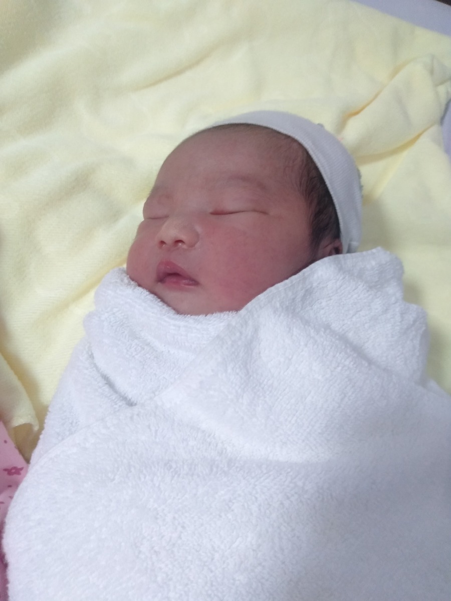 Các mom sinh tháng 11 thế nào rồi ạ
Chuyện qua rồi bây giờ e mới kể , e sinh đúng ngày rằm tháng 10 ( dương là 11 /11) 2h sáng e bắt đầu đau buồn đi ngoài , đi xong vào nằm lúc e lại bị đau mà ko đi được ngồi luk e lại đi vào và bắt đầu đau từng cơn . Đền lần thứ tư bắt đầu e ra mấy giọt máu trong đầu nghĩ bảo thôi chết rồi đúng ngày rằm ( vì e siêu âm là con gái nên sợ các cụ bảo gái ngày rằm nó bướng ) xong e xuống gọi ngay bà nội rồi gọi xe vào thẳng viện . 4h sáng e vào khám bác sĩ bảo mở 2 phân chưa ăn thua . Em ngồi phòng chờ mà nhấc lên nhấc xuống nó đau từng cơn hoang mang chỉ muốn tòi ra nhanh thôi vật lộn hết ngồi lại đi lại cho dễ đẻ mà chưa thấy gì đau cái kiểu đi ngoài mà ko đi được ý các mom ạ e ngồi hết túm vào giường bắt đầu quay sang túm đùi chồng e) . Và khi e đi wc luk lau thì nó ra nước nên e quay lại khám và bs bảo vỡ ối r . 11h mở 5 phân e lên bàn mổ , lúc này là lúc e sợ nhất , hai tay nắm vào hai cổ chân và dặn , e dặn vật vã đuối hết cả sức dặn đến cái thứ tư tưởng ra đk rồi bs sĩ cho dao vào rạch thì e hết hơi ôi luk đó vết rạch nó bắt đầu đau phát hốt , lấy lại hơi e rặn tiếp lần nữa thì may e bé cũng ra được . Ôi nhẹ cả người các mom ạ . Đến luk này mới là đau nhất , bs bắt đầu khâu vết mổ mà chỉ đi đến đâu em biết đến đấy nghĩ lại mà rùng mình . Ngạt nhiên là e sinh ra con trai đk 3kg rưỡi các mom ạ . Giờ thì thấy bình thường không sợ đẻ như một số các mom kêu sợ lần sau k dám đẻ 😝😝😝😝. Mà vết rạch của e bây giờ vẫn đau