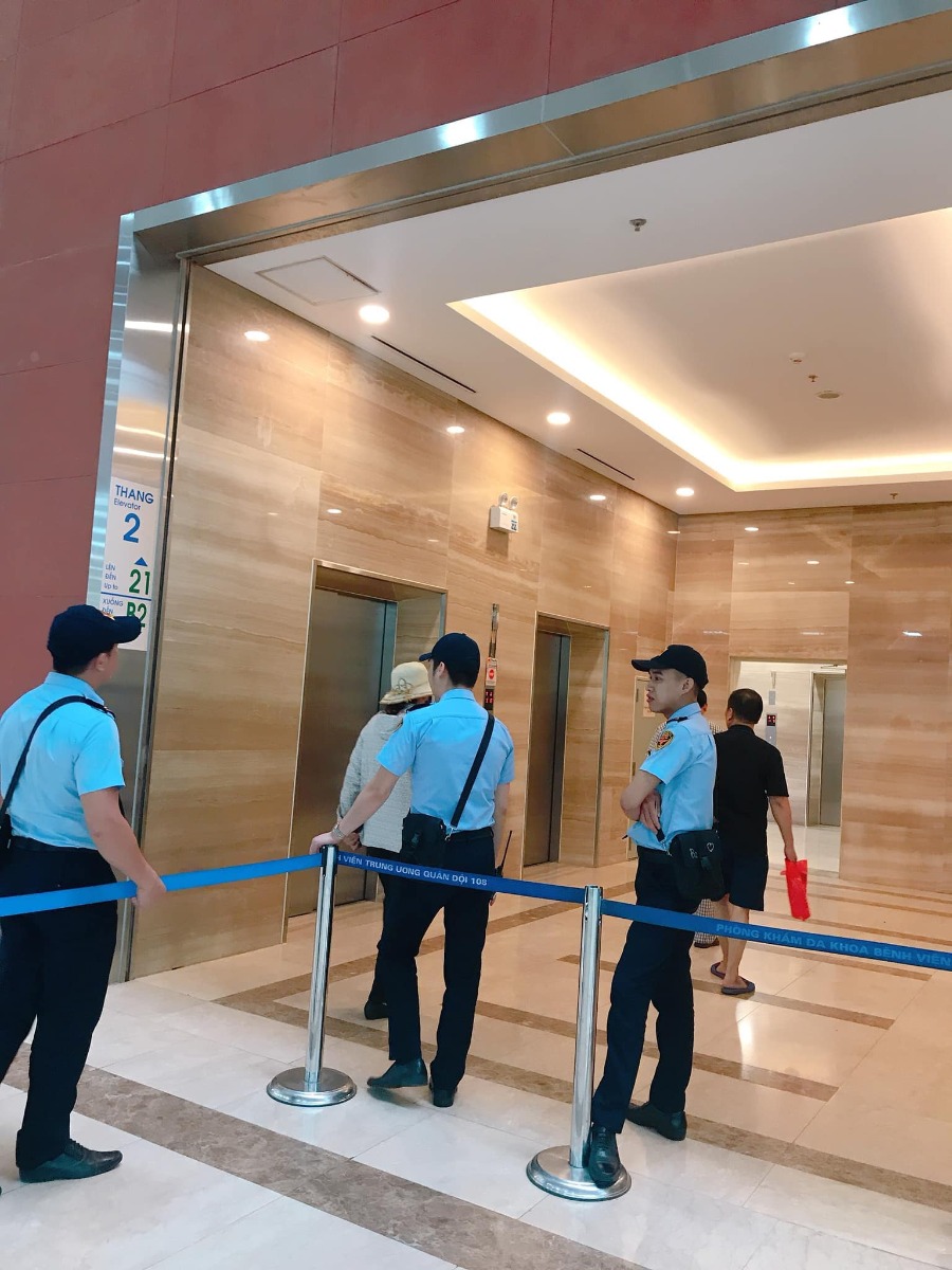 Nay rảnh rảnh em xin viết bài review
“ĐĂNG KÍ SINH VÀ SINH TẠI VIỆN 108” cho các mẹ có ý định sinh tại đây tham khảo❤️❤️

✅1. ĐĂNG KÍ SINH

👉Viện 108 yêu cầu đến đăng kí sinh muộn nhất là 28w, có thể xê dịch 1-2 ngày. Trừ khi có người quen hoặc gì đó, còn lại bác sỹ sẽ không nhận bất kì trường hợp nào đăng kí sinh sau 28w.

👉Khi đến làm thủ tục tại tầng 1 khu nhân dân ( hoặc khu yêu cầu ở tầng 3), các mom sẽ được ưu tiên không phải xếp hàng mà đi thẳng vào quầy đăng kí. Nếu chưa biết chỗ có thể hỏi các anh bảo vệ chỉ chỗ.

👉Các mom lưu ý mang theo giấy siêu âm tuần 12, nếu chẳng may không biết hoặc quên không mang, mà đúng hôm bác sỹ khó tính thì phải quay về lấy mới được làm đk sinh. Còn may mắn bs dễ tính hơn chút thì có thể linh động dựa vào ngày đầu chu kì kinh cuối để tính tuổi thai.

👉Sau khi hoàn thành đăng kí sinh, các mom cần đến viện khám theo hẹn: 32w - 36w - 38w - 39w - 40w. Quan trọng nhất là mốc 36w vì gồm đầy đủ các xét nghiệm để làm hồ sơ khi sinh.

✅2. SINH TẠI 108

👉Có dấu hiệu chuyển dạ, vỡ ối thì đi thẳng vào cửa cấp cứu,bấm thang máy lên tầng 9 toà nhà 21 tầng.

👉Hầu hết các trường hợp có bảo hiểm đúng tuyến hay trái tuyến đều được hưởng 80% vì đẻ theo diện cấp cứu

☘️Ưu điểm
👌Hầu hết các mom muốn sinh tại đây vì sạch - đẹp - sướng😜😜
👌Đặc biệt con được cắt rốn bằng lazer ngay tại viện nên về nhà rốn con rất đẹp, không lo nhiễm trùng
👌Đội ngũ bác sỹ, y tá, điều dưỡng đều rất nhiệt tình, nhẹ nhàng và có trách nhiệm. Lúc vào phòng đẻ, mình được hướng dẫn cẩn thận cách rặn đẻ đúng, ê kíp đỡ đẻ rất tâm lý, liên tục động viên: “cố lên nào! Sắp ra rồi! Thấy cái đầu rồi! Thêm phát nữa nào! “
Nên tâm lý rất thoải mái, đẻ xong vẫn khoẻ re😜😜( nhưng lúc khâu thì hơi thốn, nghe tiếng chỉ khâu rột rột mà thấy rùng mình)

👌Ở phòng chờ sinh, người nhà đi làm thủ tục và mượn thẻ chăm người bệnh, sẽ được ở lại lúc mẹ đang đau đẻ. Như mình là chồng ở bên cạnh suốt lúc đau và rìu vào đến tận phòng đẻ.
👌Đồ mang đi đẻ rất gọn nhẹ vì hầu hết dùng đồ của viện.
- Viện sẽ phát: quần áo cho mẹ và bé, khăn mặt, bàn chải, kem đánh răng, dao cạo râu, sữa tắm cho bé.
- Nước nóng có sẵn ở cây ngoài hành lang. Nhà tắm đầy đủ nóng lạnh, sạch hơn ở nhà vì ngày nào cũng được vệ sinh 2 lần😁😁

👌 Hàng ngày, 8h - 8h30 sáng sẽ có các cô đến đón bé đi tắm và vệ sinh vùng kín cho mẹ

👌Phòng sau sinh có 4 loại: phổ thông, tự nguyện A - B - C.
- Phổ thông : 150k/ngày. Không phục vụ bữa ăn cho mẹ, nếu có nhu cầu thì đăng kí và đóng tiền ngoài. Phòng gồm 5-8 giường, mỗi mẹ 1 giường. Không có điều dưỡng hỗ trợ mẹ lúc cần.
- Tự nguyện C: 600k/ngày. Đây là phòng mình ở và được nhiều mẹ lựa chọn nhất. Mỗi phòng có 2 giường. Vừa đủ yên tĩnh và vẫn có người để nói chuyện😊
- Tự nguyện B: 1000k/ngày. Mỗi phòng chỉ có 1 giường, phù hợp cho mẹ nào muốn yên tĩnh và riêng tư
- Tự nguyện A: 2500k/ngày. Mỗi phòng chỉ có 1 giường, người nhà được ở 24/24.

👌3 loại phòng tự nguyện đều được phục vụ 3 bữa ăn cho mẹ: sáng ăn cháo, trưa và tối ăn cơm.
Luôn có các bạn điều dưỡng trực bên ngoài, nếu mẹ cần giúp đỡ có thể gọi các bạn ấy, rất nhiệt tình và chu đáo.
Mỗi giường bệnh có thêm 1 ghế có thể kéo ra cho người nhà nằm ngủ thoải mái.

👌Nếu người nhà muốn ở lại qua đêm, phải đăng kí và đóng 200k/ngày. Được phát phiếu ăn sáng, ăn ở căng tin tầng hầm trong cùng toà nhà 21 tầng.
👌Người nhà chỉ được ngủ lại tại phòng 1 người. Những người thân còn lại chưa có chỗ ngủ qua đêm, có thể đăng kí với quầy thủ tục, ngủ tại dãy phòng trọ dành riêng cho người nhà và bệnh nhân ngoại trú.
Có 2 loại phòng: 50k/người và 100k/người. Chồng mình đăng kí phòng 100k, được phát cho chăn và gối ngủ.

👌Giờ vào chăm bệnh nhân: ngủ qua đêm ( nếu đăng kí), sáng ở đến 7h30, trưa 10h30 - 1h, chiều 16h30 được vào đến sáng hôm sau
👌Giờ vào thăm bệnh nhân: sáng 6h - 7h, trưa 11h - 12h30, chiều 5h - 21h.

☘️Nhược điểm:

❌Vì viện quy định phải có dấu hiệu chuyển dạ mới cho nhập viện, nên nhiều gia đình ở xa có thể sẽ phải thuê trọ ngoài vì ra sớm quá.

❌Khoản vào thăm bệnh nhân khá phức tạp, người nhà cần mang theo chứng minh thư hoặc bằng lái xe, xếp hàng ở quầy mượn thẻ. Đeo thẻ và đi thang máy lên tầng 9. Hết giờ phải quay về quầy để trả thẻ.
( Đây có thể coi vừa là ưu điểm, vừa là nhược điểm. Vì làm như vậy an ninh rất đảm bảo)

👉Với mình thì nhược điểm chỉ có vậy, còn lại không có gì để chê😊😊

✅Tổng kết:

👉Tiền viện phí: tạm ứng 5000k, ra viện lấy lại được 1100k. Đó là toàn bộ viện phí, không phải đóng thêm bất kỳ khoản nào ( không bao gồm tiền cảm ơn nhé)
👉Ra viện mẹ khoẻ, con khoẻ ( ngoại trừ vết rạch thì đau mất 1 tuần).

✅Nguồn ảnh: mình đau vết khâu nên quên béng khoản chụp ảnh, đành mượn ảnh của 1 mom trong nhóm: “team đi đẻ viện 108”.
✅Mọi người có thể tham gia nhóm này để có thêm nhiều thông tin hơn nhé!