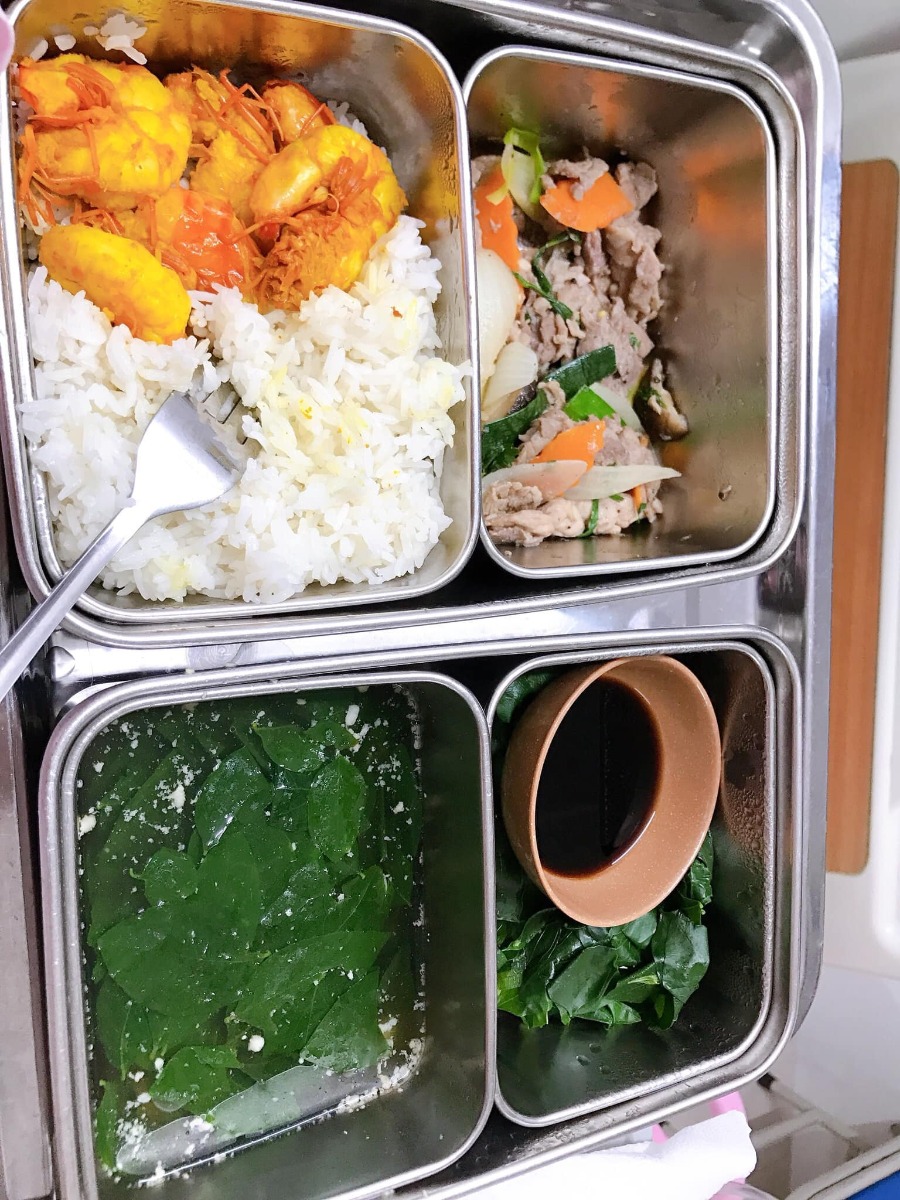 Review sinh mổ tại Hồng Ngọc -55 Yên Ninh, Ba Đình.

Sau rất nhiều lớp học tiền sản của các bệnh viện thì cuối cùng vợ chồng em quyết định sinh tại BV Hồng Ngọc. Em chia sẻ một số kinh nghiệm sinh cho các chị em bạn dì có ý định tham khảo:

TRƯỚC SINH:
- Lễ tân hướng dẫn lên tầng 13 vào phòng tư vấn có một bạn phụ trách sẽ giới thiệu chi tiết thủ tục và các gói để ba mẹ lựa chọn. Em đăng ký sinh khi 34 tuần. Đặt cọc 9tr.
- Trong gói mình có 5 lần: Xét nghiệm nước tiểu, siêu âm thai 2D. Và 1 lần: khám bsi gây mê, siêu âm 4D, xét nghiệm máu. Chạy máy Monitor và khám với bsi Sản khoa không giới hạn đến lúc sinh..... Do sát ngày sinh khám và siêu âm nhiều nên em siêu âm thêm ngoài gói 3 lần, 297k/lần. À một điểm cộng cho Hồng Ngọc là lần nào đến khám mình cũng được tặng 1 phiếu buffet dưới tầng 4. Đồ ăn k quá nhiều món nhưng sạch sẽ và dễ ăn. Còn người nhà thì gọi đồ riêng giá khá chát.
- Em đăng ký sinh thường nhưng đến sát ngày dự sinh mà không có cơn co, do nghe kinh nghiệm uống dứa ép với ăn rau ngót dễ sinh nên em uống 2 cốc dứa ép to chà bá. Sau đó bị rối loạn tiêu hoá nôn thốc nôn tháo, đau bụng, đi ngoài, mất nước). Vào viện trong tình trạng đau bền bỉ, âm ỉ và choáng váng. Cộng với việc thai trưởng thành vôi hoá hết bánh nhau, ối không còn trong do con đã biết ị và tiểu tiện. Nên bác sĩ chỉ định mổ ngay kẻo suy thai.

SAU SINH:
- 13h45p: Con đưa ra trao chồng em đón tay rồi y tá đưa đi theo dõi 3 tiếng. Bác sĩ tiếp tục khâu vết mổ của em đến 14h30 em được chuyển về phòng hậu phẫu theo dõi tiếp (cái phòng lúc đầu em vào mà em tưởng vào nhà xác ấy). 1 tiếng sau em bị tác dụng phụ của thuốc nên run bần bật, bsi tiêm một mũi là hết. Khi nằm liên tục có bác sĩ đến hỏi thăm và hướng dẫn mình theo dõi những bất thường sau mổ. 18h30 em được đưa về phòng.
- Khi về phòng hết thuốc tê thì đau kinh khủng khiếp các mẹ ạ. Em được truyền một chai giảm đau thì cũng đỡ. Hết thuốc thì sẽ được tiếp viên đút hậu môn.
- Ngày 2 em tiêm bắp 2 mũi và tiêm tĩnh mạch kháng sinh chống viêm vết mổ 2 lần. Từ ngày 3 chỉ tiêm kháng sinh 2 lần (đau và rất đau )
- Hàng ngày 3 lần với mẹ: Bác sĩ thăm khám. Y tá thay bỉm và vệ sinh mẹ
- Hàng ngày với con: Bác sĩ nhi khám con 2 lần. 9h sáng các cô y tá vào đưa con đi tắm và thay quần áo và bỉm cho con. Vệ sinh mắt mũi và rốn. Con được bệnh viện cho mượn thêm 1 bộ quần áo và khăn sữa sạch hàng ngày, được đổi liên tục.

QUÀ TẶNG
BV Tặng 1 bộ nous, 40 miếng bỉm Moony, Bình ti Chigo, 1 hộp sữa Hipp 300g, 1 chăn cuốn, trà lợi sữa, khẩu trang 1 lần, miếng lót thấm sữa, dầu gội đầu Chigo, giấy ướt Goon.
- Đầu giường bệnh có trang bị một nút chuông nhỏ, nếu cần y tá hỗ trợ thì bấm vào đó chưa đầy 10s sau sẽ có người đến hỏi mình cần gì. Nút này em bấm thường xuyên. Các em y tá khá nhiệt tình, lúc đầu thay bỉm cho con em cũng bấm 😉. Cây nước lọc nóng lạnh 24/24 ngay ngoài hành lang. Bệnh viện cho mượn máy hút sữa Avent nha các mẹ!

PHÒNG SINH
- Phòng theo gói 3 mẹ/phòng. Nhưng sợ ồn nên Chồng em đặt phòng riêng để người nhà lên chăm cho thoải mái. Thêm 1,2tr/ngày. Mọi người đến chơi cũng thoải mái. Phòng khép kín 2 giường, +1 giường gấp. Được 2 người nhà ở lại chăm. Có suất ăn cho người nhà 5 bữa/ngày. Phòng đủ tiện nghi: Tivi, tủ lạnh, tủ quần áo, bàn ghế tiếp khách, bình nước giữ nhiệt. Nhà vệ sinh full đồ, thêm cả khăn tắm, khăn mặt được thay và sấy tiệt trùng hàng ngày, bàn chải, kem đánh răng, dầu gội, sữa tắm, máy sấy (như khách sạn), thêm cả bỉm Caryn và 1 ấm nước pha sẵn Betadine để mình tự vệ sinh nếu cần. Nhân viên vệ sinh 2 lần/ngày: Dọn rác, cọ nhà vệ sinh, quét lau sàn, lau đồ đạc. Ga gối thay hàng ngày. Trong tủ đồ luôn sẵn quần áo thay cho mẹ, cho con và ga gối, mình có thể tự thay hoặc bấm nút gọi nhân viên đến làm.

ĂN UỐNG:
- 3 bữa chính (cơm, rau, món mặn, hoa quả tráng miệng) , 2 bữa phụ giữa sáng và chiều (chè, bánh, sữa), đêm 1 bát cháo móng giò hoặc sữa bò nóng. Đến giờ ăn có người mang lên tận phòng và dọn đi. Suất của người nhà cũng vậy nhưng không có ăn đêm. Hàng ngày có nhân viên lên giới thiệu thực đơc bữa sau cho mình và người nhà chọn món. Mẹ ck em khen bệnh viện nấu ngon nhưng vì quá đau nên em ăn chỉ cho có, chả thấy ngon hay không.

KHÁC:
- Chiếu đèn Plasma nhanh khô vết mổ 500k/lần là chi phí ngoài gói nha các mẹ. Em chiếu 2 lần hôm đầu và hôm cuối.
- Con đẻ xong được tiêm VitaminK ngay và trong 24h tiêm Viêm gan B.

XUẤT VIỆN:
- Cần chuẩn bị CMT bố mẹ và sổ hộ khẩu photo (có tên mẹ) để làm chứng sinh cho con. 1 bộ sơ sinh cho con và bộ mặc nhà cho mẹ khi xuất viện nha. Vì quần áo viện tặng là quần áo mới chưa giặt các mẹ ạ.
- Sinh mổ nằm viện 5 ngày 4 đêm. Tổng chi phí sinh nhà em hết khoảng 43 triệu. Trong đó BHYT nhà nước trả hơn 2 triệu. Còn lại là thẻ bảo hiểm bảo lãnh viện phí của 2 vc thanh toán (một số chi phí ngoài bảo hiểm thì mình phải tự chi trả nhưng so với dịch vụ mang lại thì cũng xứng đáng thôi ạ).
- Sau sinh 20 ngày em được hẹn quay lại khám mẹ và bé, tiêm Lao cho bé. Khám free, còn tiêm là 150k/mũi.

TÓM LẠI:
Do chưa đẻ bao giờ nên em cũng không biết các bệnh viện khác như nào mà so sánh. Còn theo đánh giá cá nhân em thấy sinh ở Hồng Ngọc khá ổn, chi phí hợp lý so với các bệnh viện quốc tế, nhân viên nhanh nhẹn, thái độ bác sĩ 5 sao, thái độ tá 4 sao, ăn uống 3sao, phục vụ 5sao. Đặc biệt các mẹ có bảo hiểm chế độ thai sản như em thì có thể tham khảo. Ở đây không nhận lót tay bác sĩ hay bồi dưỡng ekip mổ nên các mẹ yên chí. Bác sĩ mổ cho em còn đến thăm nom riêng mấy lần khá là tình cảm!

p/s: Sinh con mới hiểu lòng cha mẹ, tự nhiên đẻ xong ra nhìn thấy bà nội bà ngoại mà ứa nước mắt, thấy phụ nữ là thương và một lòng đồng cảm sâu sắc. Chị nào lại vớ được mấy anh chồng không biết chia sẻ mà tranh thủ lúc vợ bận con cái mà ra ngoài "giải nhiệt" thì thôi rồi. Không chỉ đau thể xác mà còn tan nát cả tâm can. Phụ nữ thật vĩ đại luôn ấy!

Dành cho các mẹ quan tâm!