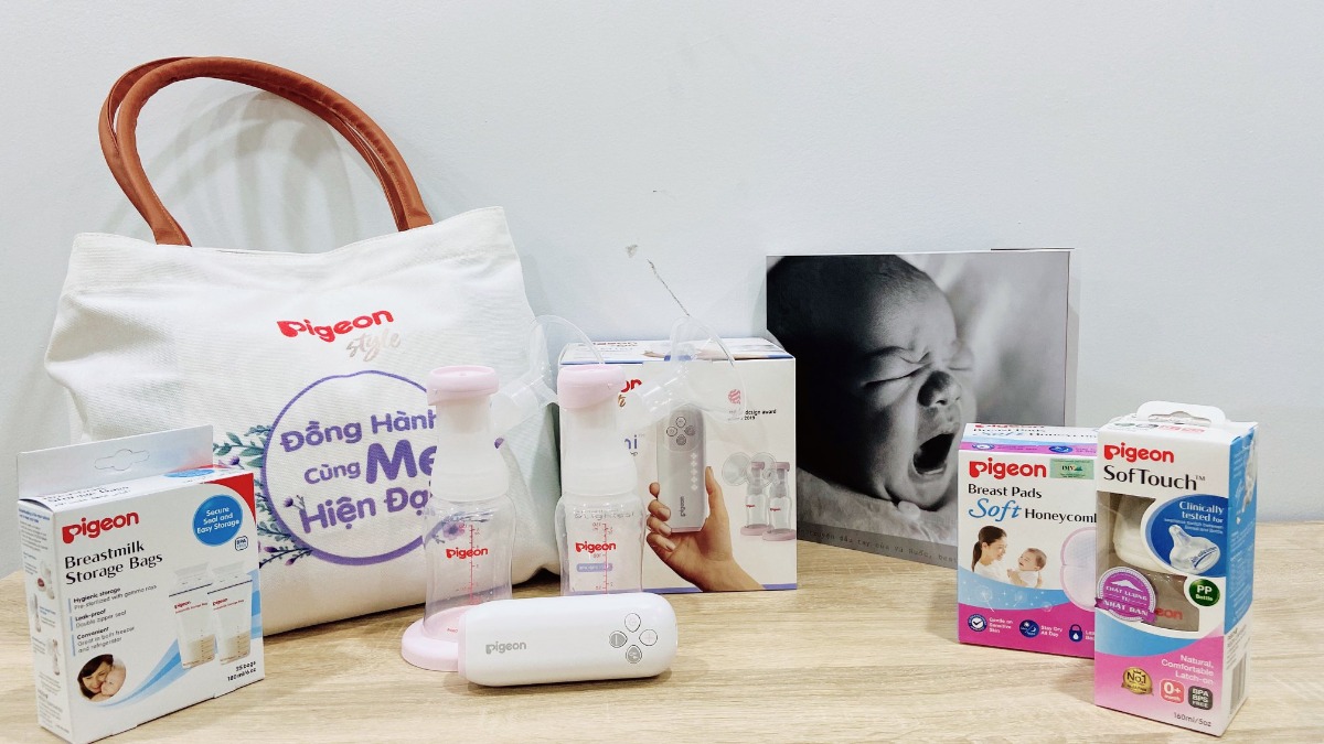 Đây không phải là chiếc máy hút sữa đầu tiên mình dùng, nhưng chắc chắn 1000% đây là chiếc máy hút sữa nhẹ nhất, bé nhất và tiện nhất mình từng có cơ hội sử dụng!

Mình mong muốn bạn Ruốc được hưởng sữa mẹ hoàn toàn lâu nhất có thể, mục tiêu là tới 2 tuổi, Nhưng đặc thù công việc truyền hình, mình trở lại công việc từ rất sớm (cách đây 2 hôm mình đã đi dẫn trở lại rùi ^^), cộng với hay phải đi công tác xa, nên chắc chắn không thể đạt được mục tiêu đó nếu thiếu phát minh thế kỷ là chiếc MÁY HÚT SỮA. Và máy càng nhỏ gọn, càng nhẹ thì mới có thể “chung sống” bền vững với mình được!

- Máy này tên đầy đủ là Máy hút sữa điện đôi GoMini của Pigeon - thương hiệu đồ cho mẹ và em bé của Nhật Bản với lịch sử hơn 60 năm. Máy nặng chỉ 141gr (nghĩa là chưa đến 1 lạng rưỡi!), chiều dài chưa bằng chiếc iphone, màu trắng pha hồng nhạt cực nhẹ nhàng, nhã nhặn.

- Máy có 5 cấp độ mát xa và hút sữa khác nhau với 4 nút tối giản hết cỡ, động cơ hoạt động rất êm, ko hề bị ồn (cái này quan trọng cực, hút ban đêm ko lo con bị giật mình, hút ban ngày ở cơ quan cũng ko sợ phiền ai hết!)

- Máy hút sữa GoMini tương thích được cả bình cổ rộng và cổ hẹp của Pigeon và nhiều loại bình tiêu chuẩn của các hãng khác, máy đi kèm 2 cổ bình chuyển đổi, nên cực kỳ tiện khi hút ra là có thể dung luôn bình vừa hút đó lắp them núm ti là có thể cho con bú được luôn

- Điểm cộng tiếp theo của dòng máy này là có chế độ pin sạc rất tiện lợi. Cổng vào là cổng MicroUSB nên mình có thể cắm trực tiếp vào cổng USB của máy tính! Hoặc sử dụng luôn sạc dự phòng tính hợp sẵn của máy hút sữa, 1 lần cắm đầy sạc, mình hút được khoảng gần 4 tiếng mới hết. Có thể hút sữa trên từng cây số luôn, ko lo lằng nhằng dây cắm điện!

- Và cuối cùng là GIÁ CỰC KỲ ỔN! 1 máy hút sữa GoMini của Pigeon mình mua là 2.890.000đ nghĩa là giá chỉ tầm trung, nhưng chất lượng thực sự tương đương với các máy 5-6 triệu mình từng dùng qua. Và thích nhất là đợt này vừa ra mắt nên được tặng kèm nguyên 1 set quà tính ra cả gần 1 triệu, bao gồm Túi trữ sữa mẹ vừa có Hộp Tấm lót thấm hút sữa kèm theo 1 bình Pigeon PP Plus 160ml 1 túi vải quai da cực thời trang!

Với mình, máy hút sữa là 1 trong những món đồ dùng lâu dài và liên tục nhất trong suốt thời gian nuôi con nhỏ, vậy nên hy vọng những chia sẻ của mình sẽ giúp các bạn tiết kiệm chút thời gian (và cả chi phí) để chọn mua được những sp thực sự thiết thực và phù hợp nhé! <3 <3 <3

Chúc các mẹ sữa luôn khoẻ, vui và "sản xuất" đều đều nhé