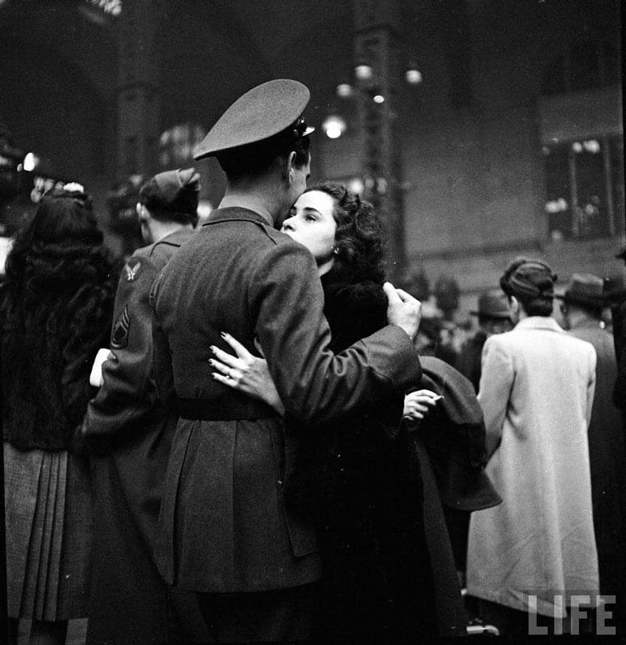 "Trong lúc cả thế giới đang đánh nhau, chúng ta lại chọn lúc này để yêu nhau" (Casablanca)