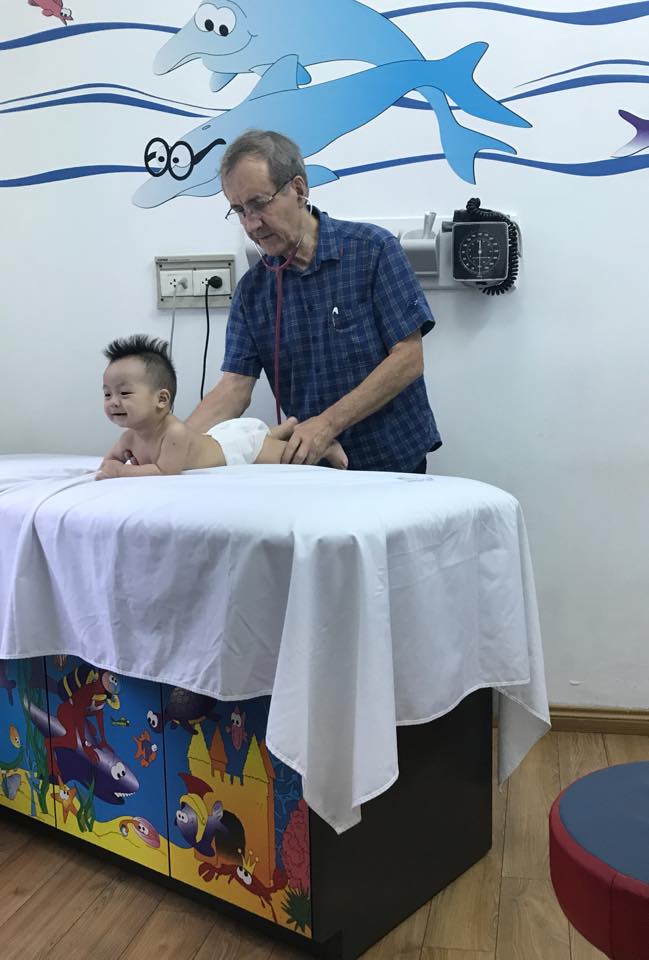 Kinh nghiệm khám Bác sĩ Collin

Mình hay đưa con đi khám ở phòng khám Family Kim Mã có bác sĩ Colin người Pháp. trước đó bác làm việc ở bv Việt Pháp rồi nghỉ hưu và có một thời gian ngắn cộng tác với bv Vinmec. Bác sĩ Collin chắc chắn mẹ nào có con nhỏ cũng từng biết qua rồi.
Con khám sơ sinh về vận động lúc 4m, khám dinh dưỡng lúc 6m, khám ốm ( ho, sổ mũi, sốt) lúc 7m và 13m. Trộm vía con theo bác sĩ tới giờ gần 14m chưa phải dùng tới kháng sinh, sức đề kháng khá tốt. Có lần con bị viêm tiểu phế quản, đi khám Nhi bắt nhập viện, m đưa ra bác sĩ khám và kiên trì theo chỉ định của bác trộm vía con khỏi sau 2 tuần theo đúng lời bác sĩ. ( mà ko nhập viện, ko dùng kháng sinh)

📌 Về đặt lịch:
Các mẹ lưu ý gọi điện đặt lịch họ sẽ tư vấn: Khám ốm hay khám Dinh dưỡng?
- Khám ốm 990k/lần. Có thẻ Sống Khoẻ giảm còn 690k chỉ chi phí khám. Để làm thẻ mẹ chỉ cần đến trước 24h, mang giấy khai sinh của con đến đăng ký là đc. Sau 24h áp dụng giảm giá khám dành cho các bé quốc tịch Việt Nam.
- Khám dinh dưỡng 3,2trieu/ lần ( giá sẽ chênh lệch vì tính theo usd) Mẹ nào quan tâm vấn đề này m sẽ viết kỹ sau.
Nếu mẹ chỉ muốn khám tổng quát và vận động cho con thì cứ đky khám ốm. ( nói khám vận động các cô ấy sẽ bảo ko có đâu ạ và tư vấn sang khám dinh dưỡng)
Kinh nghiệm là cứ đăng ký khám ốm đã. Gặp bác sĩ bạn có thể trình bày tình trạng của con mình, hỏi những vấn đề mình thắc mắc.

❗️Đặt lịch theo mình không khó. Thường mình đặt trước 2-3 hôm là có lịch, có hôm được khám ngay ngày hôm sau. Mẹ dặn nhân viên lưu lại số nếu có mẹ nào huỷ lịch gần nhất thì sắp xếp luôn cho mẹ. Vậy là ko mất nhiều thời gian chờ đợi.
Các mẹ lưu ý đến đúng giờ hẹn. Đến trễ quá có thể sẽ bị từ chối khám.

📌 Quy trình khám
Khám ốm hay khám dinh dưỡng các bé đều được:
📎Đo chiều dài
📎Cân nặng ( ở đây cân phải lột toàn bộ bỉm, quần áo nhé. Nên sẽ ngót đi của mẹ phải gần 1kg so với bình thường)
📎Đo chu vi đầu ( cái này rất cần thiết theo dõi nhé)
📎Đo nhiệt độ, nghe tim phổi, nhịp thở, đo lượng oxy

📌 Gặp bác sĩ
Sau đó mẹ sẽ đưa bé tới gặp bác sĩ cùng phiên dịch viên.
Bác có thể nói vài từ tiếng Việt như khen con: Đẹp trai, Chim đẹp, Cháo...
Lần nào tới khám bác cũng đều hỏi kỹ các thông tin:

- Bé là con thứ mấy
- Bé đẻ thường hay đẻ mổ
- Sữa mẹ hay sct
-Cữ ăn của con thế nào? Ăn bao nhiêu ml?
- Bé đã biết lẫy, bò, đứng vịn....chưa?
- Con có giật mình khi có tiếng động mạnh không?
- Con có nhìn theo đồ vật không?
- Con đã cười thành tiếng chưa?
- Con có nói chuyện rì rầm không?
- Con đã mút tay chưa?
- Cùng vô vàn câu hỏi khác tuỳ vào giai đoạn của con nữa.
Sau đó bác sẽ cởi quần áo của con để khám tâm vận động. Bác sẽ lật nghiêng, lật ngửa, lật sấp, sờ khoang bụng, bế ngồi trên bàn tay và thử các kỹ năng khác của con như lẫy, bò, vịn... Bé khen con trộm vía cứng và nhanh nhẹn, mọi kỹ năng vận động đều phát triển tốt đúng giai đoạn.

Vừa khám bác vừa giải thích tại sao lại làm thế này, tại sao con mút tay, tại sao con chưa đứng vững... Phiên dịch sẽ giúp bạn nghe hiểu, và mẹ cần hỏi bất cứ điều gì cứ tự nhiên hỏi phiên dịch thôi.
Sau đó bác vạch bỉm để khám Chim. Bác xem kỹ có bị hẹp bao quy đầu ko, đầu có cặn ko, có bị vấn đề gì khác ko...Kết luận bằng tiếng Việt: Chim đẹp.

📌 Kinh nghiệm khám ốm
Sau khi khám tâm vận động bác sĩ sẽ hỏi mẹ vì sao mẹ đưa con tới khám, con bị bệnh gì.
Các mẹ có con ốm nên đi làm xét nghiệm ở bệnh viện khác rồi mang kết quả tới. Bác sĩ rất vui vẻ và khuyến khích điều này. Mình mang kết quả xét nghiệm máu ở Nhi bác sĩ nhiệt tình xem và kết luận bệnh, ngoài ra tư vấn mẹ có thể làm thêm xét nghiệm nước tiểu để loại trừ bệnh khác. Chi phí làm xét nghiệm tại phòng khám rất đắt, và bác sĩ cũng ko muốn mẹ tốn kém đâu ạ. Xét nghiệm máy móc ở đâu cũng trả kết quả như nhau thôi.

Ngoài ra nếu con phải mua thuốc, mẹ có thể cầm đơn ra ngoài mua nếu có nơi mua tin tưởng ( bs cũng khuyên vậy). Mua thuốc ở đây rất đắt. Thường các bệnh hô hấp bs sẽ chỉ cho rửa mũi và theo dõi, nếu ko tiến triển mới dùng tới thuốc. Nếu dùng thuốc thì cũng kê loại rất nhẹ và liều lượng rất nhỏ, ko ảnh hưởng nhiều đến con.
Nên các mẹ có thể ra ngoài mua thuốc cho rẻ nhé!