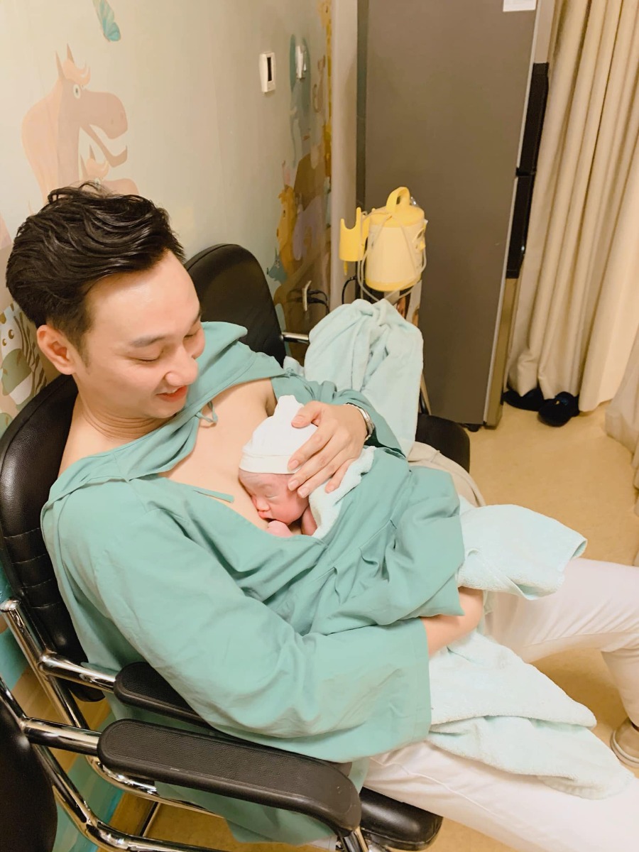 Viết cho 2 chàng trai 3,34kg và 3,38kg của Ba..❤️
Sau 2 ngày đi làm xa và 3 ngày từ giây phút ấy, đủ đưa mình về trạng thái bình thường ba mới có thể viết dc những lời này cho các con..!!!
Ba mong sau này các con sẽ ít nhất 1 lần trong đời đc cảm nhận hạnh phúc như những j ba đã trải mấy ngày qua..đó là 1 cảm giác lâng lâng, ngấm từ từ qua các giác quan để rồi đọng lại ở bên ngực trái, nơi có trái tim đập rộn ràng vì ước nguyện đã thành sự thật..!!!
Các con biết ko?? giây phút các con hiện diện trên cuộc đời này là lúc mà cả đất nước, cả dân tộc xuống đường để thể hiện niềm tự hào cho ước nguyện 60 năm đã thành hiện thực, và ba cũng là 1 trong số những ng mang theo ước muốn đó từ khi là 1 cậu bé 13 tuổi..Ngay trong lúc đội tuyển U22 Việt Nam🇻🇳 bước lên bục vinh quang nhận huy chương vàng🥇và trở thành nhà vô địch Seagame 30 thì với ba, Mẹ của các con cũng đã trở thành nhà “vô địch” thực sự vì đã mang nặng đẻ đau để sinh các con cho ba❤️..ba biết ơn mẹ vô cùng vì dù ba đã nghỉ thi đấu thể thao chuyên nghiệp nhiều năm nhưng mẹ vẫn giúp ba có đc 2 “huy chương vàng🥇” quan trọng nhất cuộc đời ba đến lúc này..👌
Khi mọi nẻo đường của tổ quốc đều đang diễn ra những “cơn bão” của niềm vui và sự tự hào thì nơi mẹ sinh các con cũng có 1 “cơn bão” của sự yêu thương, chờ đợi từ những ng thân của ba mẹ dành cho các con❤️..trong tiềm thức của mình ba chưa bao h quá tự hào về những j bản thân đã làm dc, vì ba luôn nghĩ rằng ba chỉ may mắn hơn ng khác mà thôi..nhưng trong giây phút đó ba đã tự hào, tự hào vì có những ng thân thật sự bên mình, ba mong các con khi khôn lớn sẽ sống để có thật nhiều ng thân, dù họ có huyết thống với mình hay ko..👏
Đến lúc này ba cũng đã trải qua nhiều chuyện vui, buồn, thiệt thòi, vất vả, khó khăn, may mắn nhưng dù cuộc sống có xảy ra điều j ba vẫn luôn tin vào lòng tốt và sự chân thành để đối đãi với cuộc đời..ba hiểu rằng có đã khó, giữ còn khó hơn nhưng biết cho đi mới thật sự là khó nhất, ai làm đc điều khó ng đó sẽ thành công. Hãy luôn biết yêu thương, chia sẻ và dám cho đi khi xứng đáng các chàng trai của ba nhé👍!!!!
Lúc này đây ba nhớ đến ông bà nội, thương mẹ của các con và cả nghĩ tới chị Vi An nữa..sau này lớn lên nếu đọc đc những dòng này ba viết cho các con, các con hãy nhớ nhé, mong muốn lớn nhất của ba lúc này đến hết đời là luôn đc nhìn thấy các con mạnh khoẻ, thuận hoà, yêu thương và cùng nhau mang tới những điều tốt đẹp cho cuộc sống này!!!
Số mệnh đã cho các con những khoảnh khắc chào đời thật may mắn, và khi trưởng thành hãy luôn tạo ra sự may mắn của riêng mình trong đời này, từ nỗ lực cùng sự tử tế các con nhé💐!!!!
Ba mẹ, gia đình, người thân, thế giới đón chào các con: Goku và Daino..🎇🌠🎆🌅
Ba yêu 3 con vô cùng❤️..!!!
Ba yêu mẹ sấp nhỏ❤️-Gấu mẹ Vĩ Đại của các con🐻!!!

Ba về với các con đây..✈️

Xin đc tạ ơn Trời Đất, Đức Phật, Bồ Tát, các đấng Thần Linh, Tổ Tiên Ông Bà, Ba Mẹ đã phù hộ độ trì cho chúng con🙏💐!!!

Trung Thành Võ