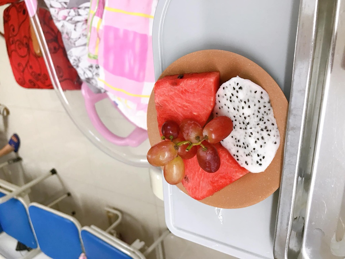 Review sinh mổ tại Hồng Ngọc -55 Yên Ninh, Ba Đình.

Sau rất nhiều lớp học tiền sản của các bệnh viện thì cuối cùng vợ chồng em quyết định sinh tại BV Hồng Ngọc. Em chia sẻ một số kinh nghiệm sinh cho các chị em bạn dì có ý định tham khảo:

TRƯỚC SINH:
- Lễ tân hướng dẫn lên tầng 13 vào phòng tư vấn có một bạn phụ trách sẽ giới thiệu chi tiết thủ tục và các gói để ba mẹ lựa chọn. Em đăng ký sinh khi 34 tuần. Đặt cọc 9tr.
- Trong gói mình có 5 lần: Xét nghiệm nước tiểu, siêu âm thai 2D. Và 1 lần: khám bsi gây mê, siêu âm 4D, xét nghiệm máu. Chạy máy Monitor và khám với bsi Sản khoa không giới hạn đến lúc sinh..... Do sát ngày sinh khám và siêu âm nhiều nên em siêu âm thêm ngoài gói 3 lần, 297k/lần. À một điểm cộng cho Hồng Ngọc là lần nào đến khám mình cũng được tặng 1 phiếu buffet dưới tầng 4. Đồ ăn k quá nhiều món nhưng sạch sẽ và dễ ăn. Còn người nhà thì gọi đồ riêng giá khá chát.
- Em đăng ký sinh thường nhưng đến sát ngày dự sinh mà không có cơn co, do nghe kinh nghiệm uống dứa ép với ăn rau ngót dễ sinh nên em uống 2 cốc dứa ép to chà bá. Sau đó bị rối loạn tiêu hoá nôn thốc nôn tháo, đau bụng, đi ngoài, mất nước). Vào viện trong tình trạng đau bền bỉ, âm ỉ và choáng váng. Cộng với việc thai trưởng thành vôi hoá hết bánh nhau, ối không còn trong do con đã biết ị và tiểu tiện. Nên bác sĩ chỉ định mổ ngay kẻo suy thai.

SAU SINH:
- 13h45p: Con đưa ra trao chồng em đón tay rồi y tá đưa đi theo dõi 3 tiếng. Bác sĩ tiếp tục khâu vết mổ của em đến 14h30 em được chuyển về phòng hậu phẫu theo dõi tiếp (cái phòng lúc đầu em vào mà em tưởng vào nhà xác ấy). 1 tiếng sau em bị tác dụng phụ của thuốc nên run bần bật, bsi tiêm một mũi là hết. Khi nằm liên tục có bác sĩ đến hỏi thăm và hướng dẫn mình theo dõi những bất thường sau mổ. 18h30 em được đưa về phòng.
- Khi về phòng hết thuốc tê thì đau kinh khủng khiếp các mẹ ạ. Em được truyền một chai giảm đau thì cũng đỡ. Hết thuốc thì sẽ được tiếp viên đút hậu môn.
- Ngày 2 em tiêm bắp 2 mũi và tiêm tĩnh mạch kháng sinh chống viêm vết mổ 2 lần. Từ ngày 3 chỉ tiêm kháng sinh 2 lần (đau và rất đau )
- Hàng ngày 3 lần với mẹ: Bác sĩ thăm khám. Y tá thay bỉm và vệ sinh mẹ
- Hàng ngày với con: Bác sĩ nhi khám con 2 lần. 9h sáng các cô y tá vào đưa con đi tắm và thay quần áo và bỉm cho con. Vệ sinh mắt mũi và rốn. Con được bệnh viện cho mượn thêm 1 bộ quần áo và khăn sữa sạch hàng ngày, được đổi liên tục.

QUÀ TẶNG
BV Tặng 1 bộ nous, 40 miếng bỉm Moony, Bình ti Chigo, 1 hộp sữa Hipp 300g, 1 chăn cuốn, trà lợi sữa, khẩu trang 1 lần, miếng lót thấm sữa, dầu gội đầu Chigo, giấy ướt Goon.
- Đầu giường bệnh có trang bị một nút chuông nhỏ, nếu cần y tá hỗ trợ thì bấm vào đó chưa đầy 10s sau sẽ có người đến hỏi mình cần gì. Nút này em bấm thường xuyên. Các em y tá khá nhiệt tình, lúc đầu thay bỉm cho con em cũng bấm 😉. Cây nước lọc nóng lạnh 24/24 ngay ngoài hành lang. Bệnh viện cho mượn máy hút sữa Avent nha các mẹ!

PHÒNG SINH
- Phòng theo gói 3 mẹ/phòng. Nhưng sợ ồn nên Chồng em đặt phòng riêng để người nhà lên chăm cho thoải mái. Thêm 1,2tr/ngày. Mọi người đến chơi cũng thoải mái. Phòng khép kín 2 giường, +1 giường gấp. Được 2 người nhà ở lại chăm. Có suất ăn cho người nhà 5 bữa/ngày. Phòng đủ tiện nghi: Tivi, tủ lạnh, tủ quần áo, bàn ghế tiếp khách, bình nước giữ nhiệt. Nhà vệ sinh full đồ, thêm cả khăn tắm, khăn mặt được thay và sấy tiệt trùng hàng ngày, bàn chải, kem đánh răng, dầu gội, sữa tắm, máy sấy (như khách sạn), thêm cả bỉm Caryn và 1 ấm nước pha sẵn Betadine để mình tự vệ sinh nếu cần. Nhân viên vệ sinh 2 lần/ngày: Dọn rác, cọ nhà vệ sinh, quét lau sàn, lau đồ đạc. Ga gối thay hàng ngày. Trong tủ đồ luôn sẵn quần áo thay cho mẹ, cho con và ga gối, mình có thể tự thay hoặc bấm nút gọi nhân viên đến làm.

ĂN UỐNG:
- 3 bữa chính (cơm, rau, món mặn, hoa quả tráng miệng) , 2 bữa phụ giữa sáng và chiều (chè, bánh, sữa), đêm 1 bát cháo móng giò hoặc sữa bò nóng. Đến giờ ăn có người mang lên tận phòng và dọn đi. Suất của người nhà cũng vậy nhưng không có ăn đêm. Hàng ngày có nhân viên lên giới thiệu thực đơc bữa sau cho mình và người nhà chọn món. Mẹ ck em khen bệnh viện nấu ngon nhưng vì quá đau nên em ăn chỉ cho có, chả thấy ngon hay không.

KHÁC:
- Chiếu đèn Plasma nhanh khô vết mổ 500k/lần là chi phí ngoài gói nha các mẹ. Em chiếu 2 lần hôm đầu và hôm cuối.
- Con đẻ xong được tiêm VitaminK ngay và trong 24h tiêm Viêm gan B.

XUẤT VIỆN:
- Cần chuẩn bị CMT bố mẹ và sổ hộ khẩu photo (có tên mẹ) để làm chứng sinh cho con. 1 bộ sơ sinh cho con và bộ mặc nhà cho mẹ khi xuất viện nha. Vì quần áo viện tặng là quần áo mới chưa giặt các mẹ ạ.
- Sinh mổ nằm viện 5 ngày 4 đêm. Tổng chi phí sinh nhà em hết khoảng 43 triệu. Trong đó BHYT nhà nước trả hơn 2 triệu. Còn lại là thẻ bảo hiểm bảo lãnh viện phí của 2 vc thanh toán (một số chi phí ngoài bảo hiểm thì mình phải tự chi trả nhưng so với dịch vụ mang lại thì cũng xứng đáng thôi ạ).
- Sau sinh 20 ngày em được hẹn quay lại khám mẹ và bé, tiêm Lao cho bé. Khám free, còn tiêm là 150k/mũi.

TÓM LẠI:
Do chưa đẻ bao giờ nên em cũng không biết các bệnh viện khác như nào mà so sánh. Còn theo đánh giá cá nhân em thấy sinh ở Hồng Ngọc khá ổn, chi phí hợp lý so với các bệnh viện quốc tế, nhân viên nhanh nhẹn, thái độ bác sĩ 5 sao, thái độ tá 4 sao, ăn uống 3sao, phục vụ 5sao. Đặc biệt các mẹ có bảo hiểm chế độ thai sản như em thì có thể tham khảo. Ở đây không nhận lót tay bác sĩ hay bồi dưỡng ekip mổ nên các mẹ yên chí. Bác sĩ mổ cho em còn đến thăm nom riêng mấy lần khá là tình cảm!

p/s: Sinh con mới hiểu lòng cha mẹ, tự nhiên đẻ xong ra nhìn thấy bà nội bà ngoại mà ứa nước mắt, thấy phụ nữ là thương và một lòng đồng cảm sâu sắc. Chị nào lại vớ được mấy anh chồng không biết chia sẻ mà tranh thủ lúc vợ bận con cái mà ra ngoài "giải nhiệt" thì thôi rồi. Không chỉ đau thể xác mà còn tan nát cả tâm can. Phụ nữ thật vĩ đại luôn ấy!

Dành cho các mẹ quan tâm!