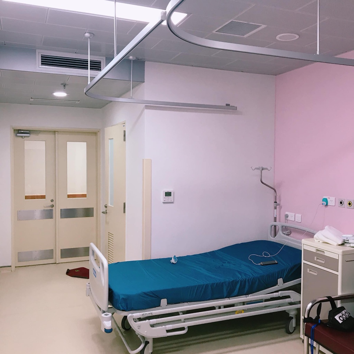 Nay rảnh rảnh em xin viết bài review
“ĐĂNG KÍ SINH VÀ SINH TẠI VIỆN 108” cho các mẹ có ý định sinh tại đây tham khảo❤️❤️

✅1. ĐĂNG KÍ SINH

👉Viện 108 yêu cầu đến đăng kí sinh muộn nhất là 28w, có thể xê dịch 1-2 ngày. Trừ khi có người quen hoặc gì đó, còn lại bác sỹ sẽ không nhận bất kì trường hợp nào đăng kí sinh sau 28w.

👉Khi đến làm thủ tục tại tầng 1 khu nhân dân ( hoặc khu yêu cầu ở tầng 3), các mom sẽ được ưu tiên không phải xếp hàng mà đi thẳng vào quầy đăng kí. Nếu chưa biết chỗ có thể hỏi các anh bảo vệ chỉ chỗ.

👉Các mom lưu ý mang theo giấy siêu âm tuần 12, nếu chẳng may không biết hoặc quên không mang, mà đúng hôm bác sỹ khó tính thì phải quay về lấy mới được làm đk sinh. Còn may mắn bs dễ tính hơn chút thì có thể linh động dựa vào ngày đầu chu kì kinh cuối để tính tuổi thai.

👉Sau khi hoàn thành đăng kí sinh, các mom cần đến viện khám theo hẹn: 32w - 36w - 38w - 39w - 40w. Quan trọng nhất là mốc 36w vì gồm đầy đủ các xét nghiệm để làm hồ sơ khi sinh.

✅2. SINH TẠI 108

👉Có dấu hiệu chuyển dạ, vỡ ối thì đi thẳng vào cửa cấp cứu,bấm thang máy lên tầng 9 toà nhà 21 tầng.

👉Hầu hết các trường hợp có bảo hiểm đúng tuyến hay trái tuyến đều được hưởng 80% vì đẻ theo diện cấp cứu

☘️Ưu điểm
👌Hầu hết các mom muốn sinh tại đây vì sạch - đẹp - sướng😜😜
👌Đặc biệt con được cắt rốn bằng lazer ngay tại viện nên về nhà rốn con rất đẹp, không lo nhiễm trùng
👌Đội ngũ bác sỹ, y tá, điều dưỡng đều rất nhiệt tình, nhẹ nhàng và có trách nhiệm. Lúc vào phòng đẻ, mình được hướng dẫn cẩn thận cách rặn đẻ đúng, ê kíp đỡ đẻ rất tâm lý, liên tục động viên: “cố lên nào! Sắp ra rồi! Thấy cái đầu rồi! Thêm phát nữa nào! “
Nên tâm lý rất thoải mái, đẻ xong vẫn khoẻ re😜😜( nhưng lúc khâu thì hơi thốn, nghe tiếng chỉ khâu rột rột mà thấy rùng mình)

👌Ở phòng chờ sinh, người nhà đi làm thủ tục và mượn thẻ chăm người bệnh, sẽ được ở lại lúc mẹ đang đau đẻ. Như mình là chồng ở bên cạnh suốt lúc đau và rìu vào đến tận phòng đẻ.
👌Đồ mang đi đẻ rất gọn nhẹ vì hầu hết dùng đồ của viện.
- Viện sẽ phát: quần áo cho mẹ và bé, khăn mặt, bàn chải, kem đánh răng, dao cạo râu, sữa tắm cho bé.
- Nước nóng có sẵn ở cây ngoài hành lang. Nhà tắm đầy đủ nóng lạnh, sạch hơn ở nhà vì ngày nào cũng được vệ sinh 2 lần😁😁

👌 Hàng ngày, 8h - 8h30 sáng sẽ có các cô đến đón bé đi tắm và vệ sinh vùng kín cho mẹ

👌Phòng sau sinh có 4 loại: phổ thông, tự nguyện A - B - C.
- Phổ thông : 150k/ngày. Không phục vụ bữa ăn cho mẹ, nếu có nhu cầu thì đăng kí và đóng tiền ngoài. Phòng gồm 5-8 giường, mỗi mẹ 1 giường. Không có điều dưỡng hỗ trợ mẹ lúc cần.
- Tự nguyện C: 600k/ngày. Đây là phòng mình ở và được nhiều mẹ lựa chọn nhất. Mỗi phòng có 2 giường. Vừa đủ yên tĩnh và vẫn có người để nói chuyện😊
- Tự nguyện B: 1000k/ngày. Mỗi phòng chỉ có 1 giường, phù hợp cho mẹ nào muốn yên tĩnh và riêng tư
- Tự nguyện A: 2500k/ngày. Mỗi phòng chỉ có 1 giường, người nhà được ở 24/24.

👌3 loại phòng tự nguyện đều được phục vụ 3 bữa ăn cho mẹ: sáng ăn cháo, trưa và tối ăn cơm.
Luôn có các bạn điều dưỡng trực bên ngoài, nếu mẹ cần giúp đỡ có thể gọi các bạn ấy, rất nhiệt tình và chu đáo.
Mỗi giường bệnh có thêm 1 ghế có thể kéo ra cho người nhà nằm ngủ thoải mái.

👌Nếu người nhà muốn ở lại qua đêm, phải đăng kí và đóng 200k/ngày. Được phát phiếu ăn sáng, ăn ở căng tin tầng hầm trong cùng toà nhà 21 tầng.
👌Người nhà chỉ được ngủ lại tại phòng 1 người. Những người thân còn lại chưa có chỗ ngủ qua đêm, có thể đăng kí với quầy thủ tục, ngủ tại dãy phòng trọ dành riêng cho người nhà và bệnh nhân ngoại trú.
Có 2 loại phòng: 50k/người và 100k/người. Chồng mình đăng kí phòng 100k, được phát cho chăn và gối ngủ.

👌Giờ vào chăm bệnh nhân: ngủ qua đêm ( nếu đăng kí), sáng ở đến 7h30, trưa 10h30 - 1h, chiều 16h30 được vào đến sáng hôm sau
👌Giờ vào thăm bệnh nhân: sáng 6h - 7h, trưa 11h - 12h30, chiều 5h - 21h.

☘️Nhược điểm:

❌Vì viện quy định phải có dấu hiệu chuyển dạ mới cho nhập viện, nên nhiều gia đình ở xa có thể sẽ phải thuê trọ ngoài vì ra sớm quá.

❌Khoản vào thăm bệnh nhân khá phức tạp, người nhà cần mang theo chứng minh thư hoặc bằng lái xe, xếp hàng ở quầy mượn thẻ. Đeo thẻ và đi thang máy lên tầng 9. Hết giờ phải quay về quầy để trả thẻ.
( Đây có thể coi vừa là ưu điểm, vừa là nhược điểm. Vì làm như vậy an ninh rất đảm bảo)

👉Với mình thì nhược điểm chỉ có vậy, còn lại không có gì để chê😊😊

✅Tổng kết:

👉Tiền viện phí: tạm ứng 5000k, ra viện lấy lại được 1100k. Đó là toàn bộ viện phí, không phải đóng thêm bất kỳ khoản nào ( không bao gồm tiền cảm ơn nhé)
👉Ra viện mẹ khoẻ, con khoẻ ( ngoại trừ vết rạch thì đau mất 1 tuần).

✅Nguồn ảnh: mình đau vết khâu nên quên béng khoản chụp ảnh, đành mượn ảnh của 1 mom trong nhóm: “team đi đẻ viện 108”.
✅Mọi người có thể tham gia nhóm này để có thêm nhiều thông tin hơn nhé!