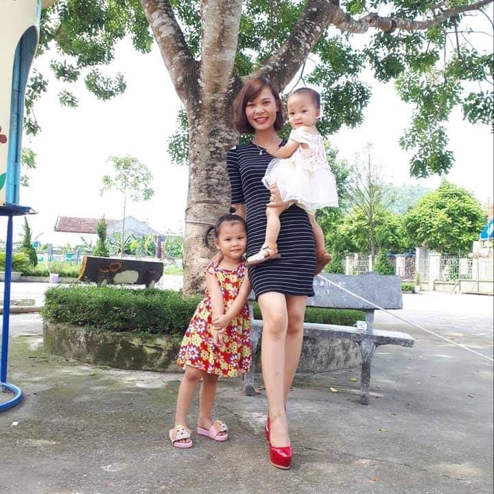 cuộc đời của Mị.
Năm 22 tuổi cái tuổi đẹp nhất thì Mị thương một người bị viêm tủy liệt nửa người về làm chồng . mặc gia đình người thân khóc cạn nước mắt vì Mị. đơn giản lúc ấy chỉ thấy người ta đáng thương Mị nghĩ người tq bị vậy sẽ ai thương họ ai sẽ chăm sóc họ. thế là Mị chấp nhận hi sinh cả đời con gái của mình để ở bên và chăm sóc họ. cuộc sống của Mị như sang một trang sách mới. Mị bắt đầu lao vào công cuộc kiếm tiền lo thuốc thang cho chồng. Mị biết đi buôn bán Mị biết thức khuya dậy sớm. Mị đã nhủ lòng sẽ là đôi chân cho người ấy xuốt cả cuộc đời. Mị thương cái tình thương sao lúc ấy nó vĩ đại đến vậy. Mị chưa bao giờ biết ngồi lê la đầu đường xó chợ buôn bán vài mớ rau hay vài cái bánh bao rồi mùa nào thức ấy. Mị thấy mình nghị lực hơn bao giờ hết. Mị tự hưá với bản thân phải thật hp để bme ng thân k phải phiền lòng. nhưng cuộc đời Mị đã sai ngay từ lúc này. quyết định sai lầm khiến Mị trả một cái giá quá đắt. Ngày cưới của Mị. như một đám tang vậy. bố mej thương con khóc cạnnj nước mắt. Mị thì bị cả làng cả xóm nhìn ngó xì sào. sao nó như này lại đi lấy ck khuyết tạt.... Mị lúc này mới như bừng tỉnh và hối hận muốn quay đầu. Mị khóc khóc mà k cầm nổi nước mắt. mị là cô dâu xấu nhất từ trước tới nay mất. mị khóc mà k trang điểm đc cô dâu. mị cứ vậy mộc mạc và khoác lên mình chiếc váy cưới. Mị đã tiên đoán dc cs của mình sẽ tối đen từ đây. có ai cưới ck như mị đâu. chỉ thấy cười ra nước mắt. bme lúc ấy kêu mị chốn đi. k cưới nữa. nhưng mị đã k làm dc điều ấy. mị sợ sợ ng ta tổn thương. mị thương số phận người ta. mị đau nhất với câu nói như xé nát lòng mị lúc ấy. bố mị nói với mị. về nhà mình đi con. về bố nuôi .không lấy chồng nưã khổ con ạ. huhu mị sai mị k còn đường rút lui nữa. cs sau hôn nhân khiến trái tim Mị tan nát. Mị thương ng ta nhưng ng ta k có thương Mị . Họ chẳng còn gì để phải cố gắng cùng Mị. Mị đã sai khi k tìm hiểu kĩ mà đã vì chữ thương mà đến bên một con người k biết chân trọng bản thân. bị thế mà vẫn biết chơi lô đề. nợ nần bao nhiêu nhà mị phải trả cho. tuej tử bao lần Mị phải là người vô viện đi chăm. cs bao nỗi tủi hờn từ đó cứ xẩy đến thường xuyên hơn. khiến mị như k còn nghị lực bước tiếp. Hơn 2 năm với cuộc sống không chuyện gối chăm. không có con cái làm sợi dây dàng buộc. Mị bước ra khỏi nơi tối tăm ấy và tiếp tục con đường đèn sách của mình. . Nơi đây Mị gặp được anh. một a giảng viên dậy trường cảu Mị học. tyeu đẹp như trong Phim Hàn quốc. một cô sinh viên và một anh giảng viên tài giỏi. người ta thường mỉa mai Mị
sao Mị lại dc anh yêu. tyeu ấy làm cho cả ngôi trường nơi mị đầy những ánh nhìn soi xét. nhưng Mị cứ yêu và bên anh như vậy. mặc gia đình a ngăn cản vì quá khứ của Mị đã có 1 đời ck. Anh luôn bên mị khi mị gặp khó khăn. và hai cô công chúa chào đời là minh chứng cho tyeu của mị và anh. Mị buồn tủi vì gd anh k nhận cháu. mị buồn tủi vì k dc mặc áo cô dâu bước vào lễ đường cùng anh. mị đã từng ước cùng anh chung sống thật hp. nhưng cuộc đời mị lại một lần nữa chọn sai. mị k thể giữ dc trái tim của anh. vì mị k có gì ngoài hai bàn tay trắng. anh thì một giảng viên một tiến sĩ hoá học vừa từ nước ngoài về. gdinh anh k đồng ý mị thì mãi mãi k bgio chấp nhận mị Mị mất anh khi a chuyển công tác . nơi ấy đã có ng con gái khác cướp anh của mị đi mãi. anh đã chọn họ và bỏ rơi mị và hai con thơ. mị k một lời oán hận . k một lần trách móc. vì mị biết mình k phải một nửa của anh. có chăng mị chỉ thương các con k có tyeu thương của bố nữa. những chuỗi ngày sau đó mị một mình bươn trải nuôi hai con thơ. mị không biết bao nhiêu nước mắt mị rơi vì thươmg con vì nhớ người xưa nữa. cuôc sống ở quê chật vật quá. mị bắt đầu ra H nội lập nghiệp. Nơi đây phồn hoa đô thị quá. 6 tháng bươn trải nơi đây. Mị gặp anh. người tưởng sẽ thương và lo cho mị cs mới đủ đầy tình yêu thương. con mị từ nay có bố . nhưng nghiệt ngã quá. mị tin tưởng đầu tư vay mượn tiền cho anh làm ăn. hi vọng cho các con một cs đủ đầy. ai ngờ anh nhẫn tâm lừa hết tiền của mị và xe cộ điện thoại tiền bạc của mị. a bỏ đi để lại cho.mị một khoản nợ hơn 200trieu. mị k còn gì ngoài hai bàn tay trắng tiền mất tình mất, của mất, niềm tin mất, lòng tin nơi mọi người thân mất,. mị đang phải sống và chiến đấu với nợ nần cuộc sống cơm áo gạo tiền ., con cái ăn học... , đã bao lần mị tưởng mị sẽ k chịu dc mà tìm đến cái chết. nhưng ko mị còn các con. các con mị cần mị. mị phải cố gắng k thể gục ngã dc.
bao lần trong đêm mị khóc lặng đi vì tủi hờn. vì cuộc sống này bất công với Mị quá.
hãy cho mị niềm tin vào cuộc sống để mị có sức khoẻ mị làm việc mị kiếm tiền nuôi con mị kiếm tiền trả nợ.
Hãy cho mị thấy xung quanh mị còn nhiều người yêu thương và bên mị.