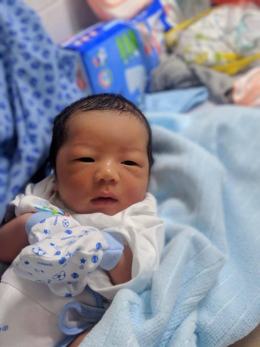 HÀNH TRÌNH ĐI ĐẺ Ở BV TỪ DŨ
Kể về quá trình đi đẻ của các Mẹ đi ạ 😜😜😜
Hôm nay lướt lướt fb thấy nhiều chị em chia sẻ bài viết về cảnh sinh nở làm mình nhớ lại cách đây ko lâu mình đã trải qua.
Còn nhớ đó là vào 1 buổi sáng khi ngủ dậy tđi vệ sinh thấy bị ra máu, với 1 đứa mang thai lần đầu ko biết gì như mình thì đó là điều thật hoảng sợ, vội gọi cho Mẹ và chị hỏi thăm thì Mẹ và Chị đều nói mình sắp sinh rồi. Lúc ấy mình đang mang e Bin mới được 36t tuần thôi, thế là 2 vợ chồng chở nhau đi Từ Dũ liền. Vào Từ Dũ mình khám ở khu dịch vụ nhà M, nói chung là cũng khá đông đúc và chờ đợi mệt mỏi.. chờ mãi cũng đến lượt, bsi kêu lên bàn khám và thế là nở 1 phân rồi, “qua siêu âm và đo tim thai đi e” sau đó là: “ e chuẩn bị đi, bsi cho e nhập viện nhé, e đi xuống làm thủ tục nhập viện đi”. Đây là cái lúc lâu nhất trong lịch sử mình từng đi bệnh viện nè, khuyên thật các ce là nếu muốn sinh ở Từ dũ thì ngay từ đầu nên đi khám ở Từ Dũ luôn, do nhà mình xa TD nên mình đi khám PK tư, kết quả vô TD sinh bị hỏi bao nhiu giấy tờ kết quả xét nghiệm mình đưa ra hết nhưng cuối cùng bệnh viện vẫn yêu cầu mình làm lại 1 đống xét nghiệm. Mình xuống tầng trệt làm hồ sơ từ lúc 10h nhưng đến 4h chiều mình mới đc vô phòng nghỉ, đó là chưa kể còn bị cô bsi ở phòng nhập viện tỏ ra khó chịu lớn tiếng nữa) Vô đc phòng rồi mình chả có dấu hiệu j sinh cả, 7h tối chồng đi mua cho tô mỳ quảng mình quất sạch vẫn thấy bình thường 😆 trong khi cùng phòng mình bao nhiu ce đứng ngồi ko yên rồi 🤣 mình vẫn tèn tèn bình thản 8h cắp mông đi tắm thế mà bắt đầu 9h cơn đau từ đâu kéo đến cứ tầm 10’ nhức lưng 1 lần( cái này mọi ng hay gọi là gò tử cung) chị 2 mình nói mình sắp sinh rồi, đi qua phòng trực nói với bsi trực thì mình lại đc cho lên bàn khám tiếp. Lúc này chị y tá hỏi mình đau nhìu ko? Mình nói 10’ đau lần thì mình đc xe lăn đẩy đi lên phòng sinh. Trên đường đẩy mình đi thì cô hộ lý hỏi mình muốn sinh thường hay dịch vụ, hỏi chồng có muốn vào coi vợ đẻ ko? mình nói dịch vụ thế là cô ấy vui vẻ lắm, cười cười nói nói đưa mình vô phòng làm thủ tục tập 2 để sinh, cô ấy thay đồ cho mình rồi lấy đồ mình đem ra cho người nhà giữ( mình nghĩ thầm trong bụng: cô này tốt quá, về sau mới bik là cổ ra rồi cổ vòi chồng tui đưa tiền 🤣🤣) kể tiếp đoạn vô tới phòng làm hồ sơ tập 2 nè, từ đây trở đi là những giây phút kinh dị và cả hạnh phúc nhất của cuộc đời nè.
Lúc này đã là 11h, mình bắt đầu cảm nhận những cơn đau từ bụng từ sống lưng nhưng vẫn chịu được, mình cứ nghĩ là vô tới đây rồi chỉ cần đọc họ tên sẽ đc vô để đi đẻ, nhưng không, lại là thủ tục và thủ tục... đau mún chít nhưng vẫn phải ngồi đợi nhau để cho các vị bsi lấy thông tin, leo lên bàn khám, rồi sau đó mỗi sản phụ đc phát 1 bịch gồm khăn giấy và bvs. Hơn 12h mình mới đc vô khu chờ sinh... Khu vực này rất đông các mẹ đang lên cơn đau đẻ, có mẹ thì khóc lóc la lối đòi đc mổ vì đau quá k chịu đc( bị bsi la đó nha, các mẹ chớ có kêu gào j nha 😁), có mẹ thì tập thể dục, có mẹ thì tập thở... khoảng thời gian này là khoảng thời gian kinh khủng nhất với mình, ta nói những cơn đau nó ập đến khiến mình đứng ko đc, ngồi ko yên, nằm cũng k chịu nổi,..từng cơn từng cơn đau mà nó quằn quại, thật sự là đau muốn chết đi sống lại luôn vậy đó, mình đc cái lì, chỉ rơm rớm nước mắt rồi ráng chịu thôi chứ k rên la như những mẹ khác. Nằm nhìn bsi đi đo cơn gò rồi khám cho những ng khác mà mãi k thấy đến lượt mình, 2h kém mình phải gọi bsi lại nói e đau quá rồi, e chịu hết nổi rồi bsi ơi thì lúc đó bsi khám và nói: đẻ thôi, mở 5p rồi. Mình đc đưa lên xăn lăn đẩy qua khu sinh dịch vụ, vẫn còn nghe văng vẳng đâu đó tiếng chị nào nói: sướng thiệt, k thấy đau j hết vừa vô đây đã đi đẻ rồi. 🤣🤣
Tiếp theo, giây phút lên bàn đẻ, ôi trời ơi lúc này đau muốn chết rồi nhưng vẫn phải leo lên bàn rồi đưa 2 chân vào 2 cái thành để bsi khám và lấy tư thế đẻ... lúc này là những giây phút đau đớn nhất ko gì có thể diễn tả trong cuộc đời mình từ trước đến giờ, những cơn gò tử cung, những cơn đau vồ đến liên tục, liên tục, đâu đến mức cắn chặt môi, 2 tay giữ lấy thàng giường. Trong đầu nghĩ” chúa ơi cho con chết đi chúa, con đau quá con chịu ko nổi” “ trời ơi sao tui lại ham hố lấy đàn ông làm j để giờ khổ như này” nước mắt thì cứ thế chảy, muốn khóc muốn kêu mà k dám thành lời vì biết sẽ ko tốt cho lúc sinh. Cứ 1 mình đối mặt với cơn đau thập tử nhất sinh vậy đó. Thế mới biết phụ nữ nói chung, Mẹ mình nói riêng đã hi sinh và vĩ đại cỡ nào... Nghe vang vảng đâu đó tiếng e bé khóc, tiếng các mẹ kêu la bị bsi mắng...
2h10 Bsi đo cơn gò cho mình, lúc này dồn dập lắm rồi và mình cũng đau sắp ngất thì “bụccc” về sau mình mới biết đó là vỡ ối.. và sau 4 lần hít vào thở ra lấy hơi rặn thì 2h40 E BÉ BIN đã đc sinh ra đờiiii 🥰🥰🥰
Nói về việc sinh đẻ có đáng sợ ko? Có
-Có đau đớn ko? Đau cực đau, đau chết đi sống lại
Nhưng....
Vẫn nên sinh e bé, vì khoảnh khắc nhìn con ra đời thấy con thật nhỏ bé và đáng iu. Rồi từng ngày từng ngày nhìn con lớn lên nó Hạnh phúc thật sự mà ko có thứ gì có thể đem lại được ngoài TÌNH MẪU TỬ ❤️❤️