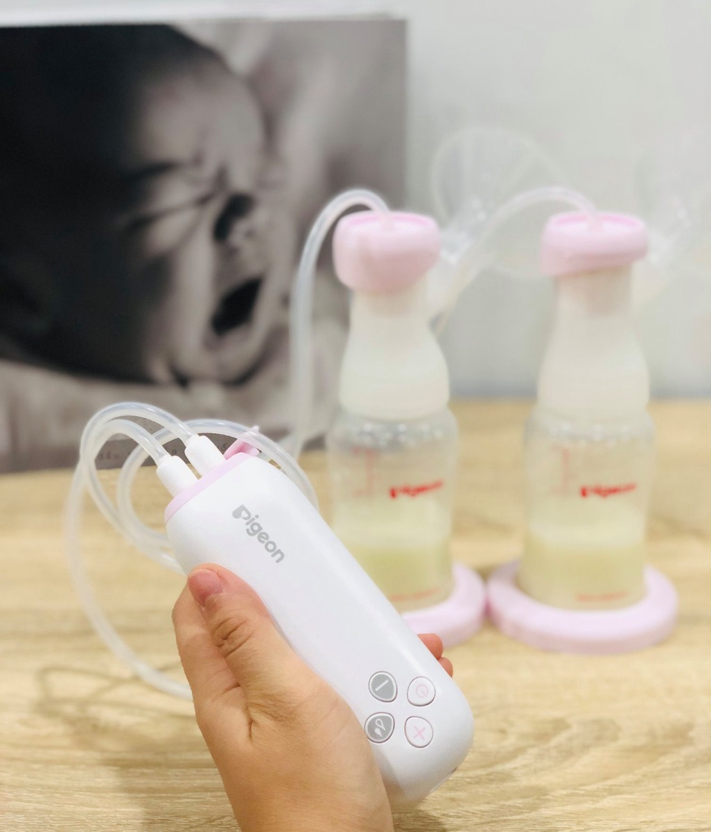 Đây không phải là chiếc máy hút sữa đầu tiên mình dùng, nhưng chắc chắn 1000% đây là chiếc máy hút sữa nhẹ nhất, bé nhất và tiện nhất mình từng có cơ hội sử dụng!

Mình mong muốn bạn Ruốc được hưởng sữa mẹ hoàn toàn lâu nhất có thể, mục tiêu là tới 2 tuổi, Nhưng đặc thù công việc truyền hình, mình trở lại công việc từ rất sớm (cách đây 2 hôm mình đã đi dẫn trở lại rùi ^^), cộng với hay phải đi công tác xa, nên chắc chắn không thể đạt được mục tiêu đó nếu thiếu phát minh thế kỷ là chiếc MÁY HÚT SỮA. Và máy càng nhỏ gọn, càng nhẹ thì mới có thể “chung sống” bền vững với mình được!

- Máy này tên đầy đủ là Máy hút sữa điện đôi GoMini của Pigeon - thương hiệu đồ cho mẹ và em bé của Nhật Bản với lịch sử hơn 60 năm. Máy nặng chỉ 141gr (nghĩa là chưa đến 1 lạng rưỡi!), chiều dài chưa bằng chiếc iphone, màu trắng pha hồng nhạt cực nhẹ nhàng, nhã nhặn.

- Máy có 5 cấp độ mát xa và hút sữa khác nhau với 4 nút tối giản hết cỡ, động cơ hoạt động rất êm, ko hề bị ồn (cái này quan trọng cực, hút ban đêm ko lo con bị giật mình, hút ban ngày ở cơ quan cũng ko sợ phiền ai hết!)

- Máy hút sữa GoMini tương thích được cả bình cổ rộng và cổ hẹp của Pigeon và nhiều loại bình tiêu chuẩn của các hãng khác, máy đi kèm 2 cổ bình chuyển đổi, nên cực kỳ tiện khi hút ra là có thể dung luôn bình vừa hút đó lắp them núm ti là có thể cho con bú được luôn

- Điểm cộng tiếp theo của dòng máy này là có chế độ pin sạc rất tiện lợi. Cổng vào là cổng MicroUSB nên mình có thể cắm trực tiếp vào cổng USB của máy tính! Hoặc sử dụng luôn sạc dự phòng tính hợp sẵn của máy hút sữa, 1 lần cắm đầy sạc, mình hút được khoảng gần 4 tiếng mới hết. Có thể hút sữa trên từng cây số luôn, ko lo lằng nhằng dây cắm điện!

- Và cuối cùng là GIÁ CỰC KỲ ỔN! 1 máy hút sữa GoMini của Pigeon mình mua là 2.890.000đ nghĩa là giá chỉ tầm trung, nhưng chất lượng thực sự tương đương với các máy 5-6 triệu mình từng dùng qua. Và thích nhất là đợt này vừa ra mắt nên được tặng kèm nguyên 1 set quà tính ra cả gần 1 triệu, bao gồm Túi trữ sữa mẹ vừa có Hộp Tấm lót thấm hút sữa kèm theo 1 bình Pigeon PP Plus 160ml 1 túi vải quai da cực thời trang!

Với mình, máy hút sữa là 1 trong những món đồ dùng lâu dài và liên tục nhất trong suốt thời gian nuôi con nhỏ, vậy nên hy vọng những chia sẻ của mình sẽ giúp các bạn tiết kiệm chút thời gian (và cả chi phí) để chọn mua được những sp thực sự thiết thực và phù hợp nhé! <3 <3 <3

Chúc các mẹ sữa luôn khoẻ, vui và "sản xuất" đều đều nhé