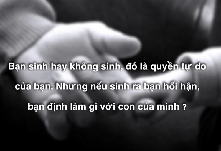Không thích trẻ con, nhưng cuộc sống sau khi có con sẽ thế nào?

[247 likes] Tôi có một cô em họ ở rất xa, năm nay còn chưa tròn 3 tuổi, bố mẹ ruột đều là giáo sư đại học. Khi mẹ em mang thai ngoài ý muốn, cô cũng nói thẳng cô không thích trẻ con, sau đó không biết thế nào mà vẫn quyết định sinh. Sau khi em chào đời, mẹ em chính là không cần con, không thèm bỏ ra một giây phút nào mà nuôi nấng, chăm sóc con. Vì không còn cách nào khác, bố em đành phải tự mình nuôi con.
Từ khi sinh ra cho đến tận bây giờ, em còn chưa được uống một giọt sữa mẹ... Bây giờ em vẫn còn nhỏ, gọi bố của chính mình là mẹ cũng vô tư, vui vẻ chẳng nghĩ suy, nhưng đợi đến khi em lớn lên rồi, trong lòng rốt cuộc sẽ nghĩ gì? Có phải sẽ có một cái bóng ám ảnh hay không?

Cập nhật mới:

Bạn nghĩ rằng đây là tất cả đúng không?
Gia đình em gần đây xảy ra mâu thuẫn, đến mức vợ chồng phải đến bước đường ly hôn. Bố em gửi em cho tôi chăm sóc, nhưng tôi cũng có 2 đứa con, cũng không thể chăm nom được vì quá bận rộn. Mẹ đẻ của em vẫn không chịu chấp nhận, nên bố em đành phải gửi về quê nhờ mẹ già đã hơn 70 tuổi giúp chăm sóc cháu nội. Có thể nói, từ nay về sau em sẽ chỉ sống bên bà mà thôi.
Bây giờ thì em đã đánh mất 2 chữ “gia đình” lần thứ hai rồi. Tình thương thời thơ ấu với sự phát triển, lớn lên một cách lành mạnh của một đứa trẻ mà nói rất quan trọng. Mấy ngày trước tôi về quê có công chuyện, lúc ôm em, em khóc nói muốn đi tìm mẹ, khoảnh khắc ấy tôi bỗng thấy trái tim mình như vỡ ra từng mảnh nhỏ.

Rất nhiều người bạn đã chia sẻ về những chuyện họ vốn dĩ không thích, cũng có người kể về những câu chuyện ấm áp khi có con, nhưng tôi vẫn muốn nói, nếu bạn không thật sự yêu nó, thì đừng ôm suy nghĩ “Thử xem sao” rồi mang đứa trẻ đáng thương ấy đến với thế giới này.
Bạn mua một bộ quần áo mà bạn không thích thì có thể không mặc, mua đồ ăn không thích thì có thể không ăn. Một cuộc hôn nhân nếu không hạnh phúc thì có thể chia tay, bạn sinh ra đứa con bạn không thích có thể bỏ mặc, nhưng bạn làm vậy sẽ hủy hoại cuộc đời của một đứa trẻ.
Bạn có thể nuôi được hay không khoan hãy nói trước, nhưng nếu bạn không muốn chịu trách nhiệm, xin đừng sinh nó ra. Bạn sinh hay không sinh, đó là quyền tự do của bạn, nhưng nếu sinh con ra mà bạn hối tiếc, bạn không quan tâm con, bạn sẽ làm gì với con của mình? Điều gì sẽ xảy ra với cuộc đời của con bạn?
_____________

[66 likes] Người bố này rất tuyệt vời đó

[48 likes] Mang trên mình đầy học vấn, nhưng lại lạnh nhạt với chính con đẻ của mình
_____________

Group: Weibo Việt Nam "( ͡° ͜ʖ ͡°)"
Người dịch: Hoàng Ánh Nguyệt