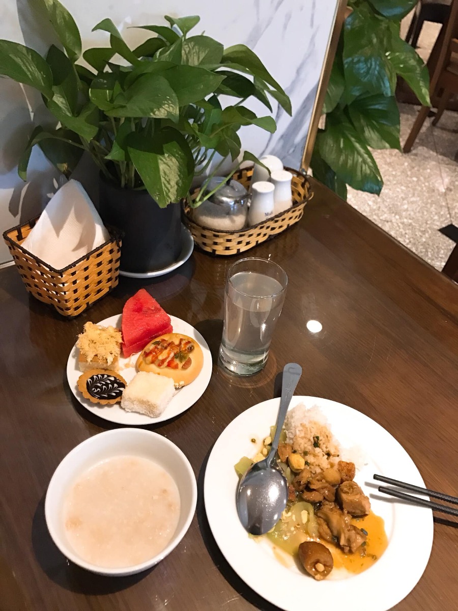 Review sinh mổ tại Hồng Ngọc -55 Yên Ninh, Ba Đình.

Sau rất nhiều lớp học tiền sản của các bệnh viện thì cuối cùng vợ chồng em quyết định sinh tại BV Hồng Ngọc. Em chia sẻ một số kinh nghiệm sinh cho các chị em bạn dì có ý định tham khảo:

TRƯỚC SINH:
- Lễ tân hướng dẫn lên tầng 13 vào phòng tư vấn có một bạn phụ trách sẽ giới thiệu chi tiết thủ tục và các gói để ba mẹ lựa chọn. Em đăng ký sinh khi 34 tuần. Đặt cọc 9tr.
- Trong gói mình có 5 lần: Xét nghiệm nước tiểu, siêu âm thai 2D. Và 1 lần: khám bsi gây mê, siêu âm 4D, xét nghiệm máu. Chạy máy Monitor và khám với bsi Sản khoa không giới hạn đến lúc sinh..... Do sát ngày sinh khám và siêu âm nhiều nên em siêu âm thêm ngoài gói 3 lần, 297k/lần. À một điểm cộng cho Hồng Ngọc là lần nào đến khám mình cũng được tặng 1 phiếu buffet dưới tầng 4. Đồ ăn k quá nhiều món nhưng sạch sẽ và dễ ăn. Còn người nhà thì gọi đồ riêng giá khá chát.
- Em đăng ký sinh thường nhưng đến sát ngày dự sinh mà không có cơn co, do nghe kinh nghiệm uống dứa ép với ăn rau ngót dễ sinh nên em uống 2 cốc dứa ép to chà bá. Sau đó bị rối loạn tiêu hoá nôn thốc nôn tháo, đau bụng, đi ngoài, mất nước). Vào viện trong tình trạng đau bền bỉ, âm ỉ và choáng váng. Cộng với việc thai trưởng thành vôi hoá hết bánh nhau, ối không còn trong do con đã biết ị và tiểu tiện. Nên bác sĩ chỉ định mổ ngay kẻo suy thai.

SAU SINH:
- 13h45p: Con đưa ra trao chồng em đón tay rồi y tá đưa đi theo dõi 3 tiếng. Bác sĩ tiếp tục khâu vết mổ của em đến 14h30 em được chuyển về phòng hậu phẫu theo dõi tiếp (cái phòng lúc đầu em vào mà em tưởng vào nhà xác ấy). 1 tiếng sau em bị tác dụng phụ của thuốc nên run bần bật, bsi tiêm một mũi là hết. Khi nằm liên tục có bác sĩ đến hỏi thăm và hướng dẫn mình theo dõi những bất thường sau mổ. 18h30 em được đưa về phòng.
- Khi về phòng hết thuốc tê thì đau kinh khủng khiếp các mẹ ạ. Em được truyền một chai giảm đau thì cũng đỡ. Hết thuốc thì sẽ được tiếp viên đút hậu môn.
- Ngày 2 em tiêm bắp 2 mũi và tiêm tĩnh mạch kháng sinh chống viêm vết mổ 2 lần. Từ ngày 3 chỉ tiêm kháng sinh 2 lần (đau và rất đau )
- Hàng ngày 3 lần với mẹ: Bác sĩ thăm khám. Y tá thay bỉm và vệ sinh mẹ
- Hàng ngày với con: Bác sĩ nhi khám con 2 lần. 9h sáng các cô y tá vào đưa con đi tắm và thay quần áo và bỉm cho con. Vệ sinh mắt mũi và rốn. Con được bệnh viện cho mượn thêm 1 bộ quần áo và khăn sữa sạch hàng ngày, được đổi liên tục.

QUÀ TẶNG
BV Tặng 1 bộ nous, 40 miếng bỉm Moony, Bình ti Chigo, 1 hộp sữa Hipp 300g, 1 chăn cuốn, trà lợi sữa, khẩu trang 1 lần, miếng lót thấm sữa, dầu gội đầu Chigo, giấy ướt Goon.
- Đầu giường bệnh có trang bị một nút chuông nhỏ, nếu cần y tá hỗ trợ thì bấm vào đó chưa đầy 10s sau sẽ có người đến hỏi mình cần gì. Nút này em bấm thường xuyên. Các em y tá khá nhiệt tình, lúc đầu thay bỉm cho con em cũng bấm 😉. Cây nước lọc nóng lạnh 24/24 ngay ngoài hành lang. Bệnh viện cho mượn máy hút sữa Avent nha các mẹ!

PHÒNG SINH
- Phòng theo gói 3 mẹ/phòng. Nhưng sợ ồn nên Chồng em đặt phòng riêng để người nhà lên chăm cho thoải mái. Thêm 1,2tr/ngày. Mọi người đến chơi cũng thoải mái. Phòng khép kín 2 giường, +1 giường gấp. Được 2 người nhà ở lại chăm. Có suất ăn cho người nhà 5 bữa/ngày. Phòng đủ tiện nghi: Tivi, tủ lạnh, tủ quần áo, bàn ghế tiếp khách, bình nước giữ nhiệt. Nhà vệ sinh full đồ, thêm cả khăn tắm, khăn mặt được thay và sấy tiệt trùng hàng ngày, bàn chải, kem đánh răng, dầu gội, sữa tắm, máy sấy (như khách sạn), thêm cả bỉm Caryn và 1 ấm nước pha sẵn Betadine để mình tự vệ sinh nếu cần. Nhân viên vệ sinh 2 lần/ngày: Dọn rác, cọ nhà vệ sinh, quét lau sàn, lau đồ đạc. Ga gối thay hàng ngày. Trong tủ đồ luôn sẵn quần áo thay cho mẹ, cho con và ga gối, mình có thể tự thay hoặc bấm nút gọi nhân viên đến làm.

ĂN UỐNG:
- 3 bữa chính (cơm, rau, món mặn, hoa quả tráng miệng) , 2 bữa phụ giữa sáng và chiều (chè, bánh, sữa), đêm 1 bát cháo móng giò hoặc sữa bò nóng. Đến giờ ăn có người mang lên tận phòng và dọn đi. Suất của người nhà cũng vậy nhưng không có ăn đêm. Hàng ngày có nhân viên lên giới thiệu thực đơc bữa sau cho mình và người nhà chọn món. Mẹ ck em khen bệnh viện nấu ngon nhưng vì quá đau nên em ăn chỉ cho có, chả thấy ngon hay không.

KHÁC:
- Chiếu đèn Plasma nhanh khô vết mổ 500k/lần là chi phí ngoài gói nha các mẹ. Em chiếu 2 lần hôm đầu và hôm cuối.
- Con đẻ xong được tiêm VitaminK ngay và trong 24h tiêm Viêm gan B.

XUẤT VIỆN:
- Cần chuẩn bị CMT bố mẹ và sổ hộ khẩu photo (có tên mẹ) để làm chứng sinh cho con. 1 bộ sơ sinh cho con và bộ mặc nhà cho mẹ khi xuất viện nha. Vì quần áo viện tặng là quần áo mới chưa giặt các mẹ ạ.
- Sinh mổ nằm viện 5 ngày 4 đêm. Tổng chi phí sinh nhà em hết khoảng 43 triệu. Trong đó BHYT nhà nước trả hơn 2 triệu. Còn lại là thẻ bảo hiểm bảo lãnh viện phí của 2 vc thanh toán (một số chi phí ngoài bảo hiểm thì mình phải tự chi trả nhưng so với dịch vụ mang lại thì cũng xứng đáng thôi ạ).
- Sau sinh 20 ngày em được hẹn quay lại khám mẹ và bé, tiêm Lao cho bé. Khám free, còn tiêm là 150k/mũi.

TÓM LẠI:
Do chưa đẻ bao giờ nên em cũng không biết các bệnh viện khác như nào mà so sánh. Còn theo đánh giá cá nhân em thấy sinh ở Hồng Ngọc khá ổn, chi phí hợp lý so với các bệnh viện quốc tế, nhân viên nhanh nhẹn, thái độ bác sĩ 5 sao, thái độ tá 4 sao, ăn uống 3sao, phục vụ 5sao. Đặc biệt các mẹ có bảo hiểm chế độ thai sản như em thì có thể tham khảo. Ở đây không nhận lót tay bác sĩ hay bồi dưỡng ekip mổ nên các mẹ yên chí. Bác sĩ mổ cho em còn đến thăm nom riêng mấy lần khá là tình cảm!

p/s: Sinh con mới hiểu lòng cha mẹ, tự nhiên đẻ xong ra nhìn thấy bà nội bà ngoại mà ứa nước mắt, thấy phụ nữ là thương và một lòng đồng cảm sâu sắc. Chị nào lại vớ được mấy anh chồng không biết chia sẻ mà tranh thủ lúc vợ bận con cái mà ra ngoài "giải nhiệt" thì thôi rồi. Không chỉ đau thể xác mà còn tan nát cả tâm can. Phụ nữ thật vĩ đại luôn ấy!

Dành cho các mẹ quan tâm!