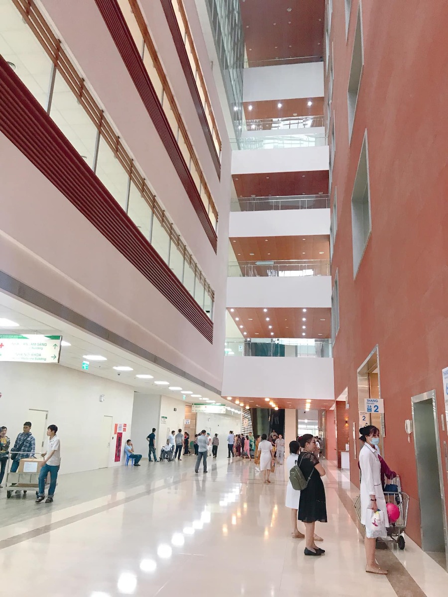 Nay rảnh rảnh em xin viết bài review
“ĐĂNG KÍ SINH VÀ SINH TẠI VIỆN 108” cho các mẹ có ý định sinh tại đây tham khảo❤️❤️

✅1. ĐĂNG KÍ SINH

👉Viện 108 yêu cầu đến đăng kí sinh muộn nhất là 28w, có thể xê dịch 1-2 ngày. Trừ khi có người quen hoặc gì đó, còn lại bác sỹ sẽ không nhận bất kì trường hợp nào đăng kí sinh sau 28w.

👉Khi đến làm thủ tục tại tầng 1 khu nhân dân ( hoặc khu yêu cầu ở tầng 3), các mom sẽ được ưu tiên không phải xếp hàng mà đi thẳng vào quầy đăng kí. Nếu chưa biết chỗ có thể hỏi các anh bảo vệ chỉ chỗ.

👉Các mom lưu ý mang theo giấy siêu âm tuần 12, nếu chẳng may không biết hoặc quên không mang, mà đúng hôm bác sỹ khó tính thì phải quay về lấy mới được làm đk sinh. Còn may mắn bs dễ tính hơn chút thì có thể linh động dựa vào ngày đầu chu kì kinh cuối để tính tuổi thai.

👉Sau khi hoàn thành đăng kí sinh, các mom cần đến viện khám theo hẹn: 32w - 36w - 38w - 39w - 40w. Quan trọng nhất là mốc 36w vì gồm đầy đủ các xét nghiệm để làm hồ sơ khi sinh.

✅2. SINH TẠI 108

👉Có dấu hiệu chuyển dạ, vỡ ối thì đi thẳng vào cửa cấp cứu,bấm thang máy lên tầng 9 toà nhà 21 tầng.

👉Hầu hết các trường hợp có bảo hiểm đúng tuyến hay trái tuyến đều được hưởng 80% vì đẻ theo diện cấp cứu

☘️Ưu điểm
👌Hầu hết các mom muốn sinh tại đây vì sạch - đẹp - sướng😜😜
👌Đặc biệt con được cắt rốn bằng lazer ngay tại viện nên về nhà rốn con rất đẹp, không lo nhiễm trùng
👌Đội ngũ bác sỹ, y tá, điều dưỡng đều rất nhiệt tình, nhẹ nhàng và có trách nhiệm. Lúc vào phòng đẻ, mình được hướng dẫn cẩn thận cách rặn đẻ đúng, ê kíp đỡ đẻ rất tâm lý, liên tục động viên: “cố lên nào! Sắp ra rồi! Thấy cái đầu rồi! Thêm phát nữa nào! “
Nên tâm lý rất thoải mái, đẻ xong vẫn khoẻ re😜😜( nhưng lúc khâu thì hơi thốn, nghe tiếng chỉ khâu rột rột mà thấy rùng mình)

👌Ở phòng chờ sinh, người nhà đi làm thủ tục và mượn thẻ chăm người bệnh, sẽ được ở lại lúc mẹ đang đau đẻ. Như mình là chồng ở bên cạnh suốt lúc đau và rìu vào đến tận phòng đẻ.
👌Đồ mang đi đẻ rất gọn nhẹ vì hầu hết dùng đồ của viện.
- Viện sẽ phát: quần áo cho mẹ và bé, khăn mặt, bàn chải, kem đánh răng, dao cạo râu, sữa tắm cho bé.
- Nước nóng có sẵn ở cây ngoài hành lang. Nhà tắm đầy đủ nóng lạnh, sạch hơn ở nhà vì ngày nào cũng được vệ sinh 2 lần😁😁

👌 Hàng ngày, 8h - 8h30 sáng sẽ có các cô đến đón bé đi tắm và vệ sinh vùng kín cho mẹ

👌Phòng sau sinh có 4 loại: phổ thông, tự nguyện A - B - C.
- Phổ thông : 150k/ngày. Không phục vụ bữa ăn cho mẹ, nếu có nhu cầu thì đăng kí và đóng tiền ngoài. Phòng gồm 5-8 giường, mỗi mẹ 1 giường. Không có điều dưỡng hỗ trợ mẹ lúc cần.
- Tự nguyện C: 600k/ngày. Đây là phòng mình ở và được nhiều mẹ lựa chọn nhất. Mỗi phòng có 2 giường. Vừa đủ yên tĩnh và vẫn có người để nói chuyện😊
- Tự nguyện B: 1000k/ngày. Mỗi phòng chỉ có 1 giường, phù hợp cho mẹ nào muốn yên tĩnh và riêng tư
- Tự nguyện A: 2500k/ngày. Mỗi phòng chỉ có 1 giường, người nhà được ở 24/24.

👌3 loại phòng tự nguyện đều được phục vụ 3 bữa ăn cho mẹ: sáng ăn cháo, trưa và tối ăn cơm.
Luôn có các bạn điều dưỡng trực bên ngoài, nếu mẹ cần giúp đỡ có thể gọi các bạn ấy, rất nhiệt tình và chu đáo.
Mỗi giường bệnh có thêm 1 ghế có thể kéo ra cho người nhà nằm ngủ thoải mái.

👌Nếu người nhà muốn ở lại qua đêm, phải đăng kí và đóng 200k/ngày. Được phát phiếu ăn sáng, ăn ở căng tin tầng hầm trong cùng toà nhà 21 tầng.
👌Người nhà chỉ được ngủ lại tại phòng 1 người. Những người thân còn lại chưa có chỗ ngủ qua đêm, có thể đăng kí với quầy thủ tục, ngủ tại dãy phòng trọ dành riêng cho người nhà và bệnh nhân ngoại trú.
Có 2 loại phòng: 50k/người và 100k/người. Chồng mình đăng kí phòng 100k, được phát cho chăn và gối ngủ.

👌Giờ vào chăm bệnh nhân: ngủ qua đêm ( nếu đăng kí), sáng ở đến 7h30, trưa 10h30 - 1h, chiều 16h30 được vào đến sáng hôm sau
👌Giờ vào thăm bệnh nhân: sáng 6h - 7h, trưa 11h - 12h30, chiều 5h - 21h.

☘️Nhược điểm:

❌Vì viện quy định phải có dấu hiệu chuyển dạ mới cho nhập viện, nên nhiều gia đình ở xa có thể sẽ phải thuê trọ ngoài vì ra sớm quá.

❌Khoản vào thăm bệnh nhân khá phức tạp, người nhà cần mang theo chứng minh thư hoặc bằng lái xe, xếp hàng ở quầy mượn thẻ. Đeo thẻ và đi thang máy lên tầng 9. Hết giờ phải quay về quầy để trả thẻ.
( Đây có thể coi vừa là ưu điểm, vừa là nhược điểm. Vì làm như vậy an ninh rất đảm bảo)

👉Với mình thì nhược điểm chỉ có vậy, còn lại không có gì để chê😊😊

✅Tổng kết:

👉Tiền viện phí: tạm ứng 5000k, ra viện lấy lại được 1100k. Đó là toàn bộ viện phí, không phải đóng thêm bất kỳ khoản nào ( không bao gồm tiền cảm ơn nhé)
👉Ra viện mẹ khoẻ, con khoẻ ( ngoại trừ vết rạch thì đau mất 1 tuần).

✅Nguồn ảnh: mình đau vết khâu nên quên béng khoản chụp ảnh, đành mượn ảnh của 1 mom trong nhóm: “team đi đẻ viện 108”.
✅Mọi người có thể tham gia nhóm này để có thêm nhiều thông tin hơn nhé!