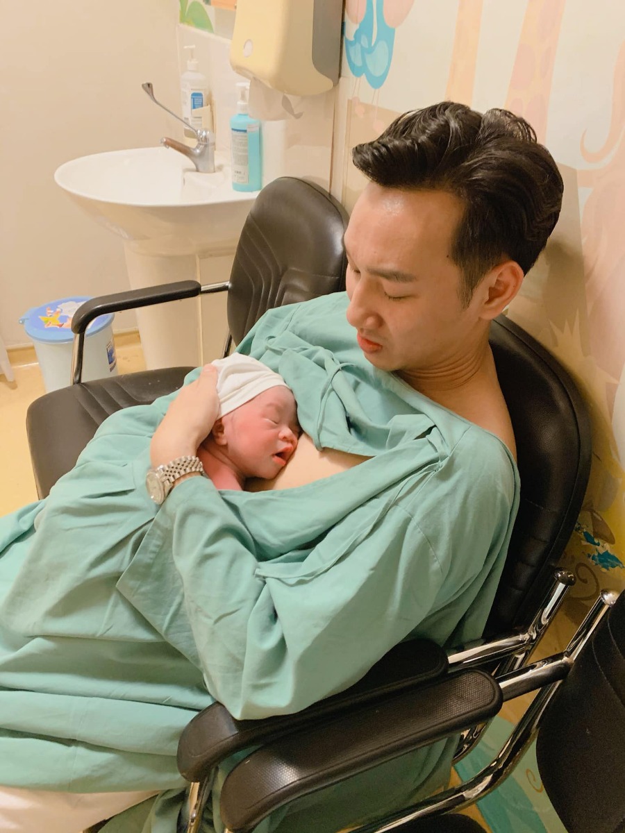 Viết cho 2 chàng trai 3,34kg và 3,38kg của Ba..❤️
Sau 2 ngày đi làm xa và 3 ngày từ giây phút ấy, đủ đưa mình về trạng thái bình thường ba mới có thể viết dc những lời này cho các con..!!!
Ba mong sau này các con sẽ ít nhất 1 lần trong đời đc cảm nhận hạnh phúc như những j ba đã trải mấy ngày qua..đó là 1 cảm giác lâng lâng, ngấm từ từ qua các giác quan để rồi đọng lại ở bên ngực trái, nơi có trái tim đập rộn ràng vì ước nguyện đã thành sự thật..!!!
Các con biết ko?? giây phút các con hiện diện trên cuộc đời này là lúc mà cả đất nước, cả dân tộc xuống đường để thể hiện niềm tự hào cho ước nguyện 60 năm đã thành hiện thực, và ba cũng là 1 trong số những ng mang theo ước muốn đó từ khi là 1 cậu bé 13 tuổi..Ngay trong lúc đội tuyển U22 Việt Nam🇻🇳 bước lên bục vinh quang nhận huy chương vàng🥇và trở thành nhà vô địch Seagame 30 thì với ba, Mẹ của các con cũng đã trở thành nhà “vô địch” thực sự vì đã mang nặng đẻ đau để sinh các con cho ba❤️..ba biết ơn mẹ vô cùng vì dù ba đã nghỉ thi đấu thể thao chuyên nghiệp nhiều năm nhưng mẹ vẫn giúp ba có đc 2 “huy chương vàng🥇” quan trọng nhất cuộc đời ba đến lúc này..👌
Khi mọi nẻo đường của tổ quốc đều đang diễn ra những “cơn bão” của niềm vui và sự tự hào thì nơi mẹ sinh các con cũng có 1 “cơn bão” của sự yêu thương, chờ đợi từ những ng thân của ba mẹ dành cho các con❤️..trong tiềm thức của mình ba chưa bao h quá tự hào về những j bản thân đã làm dc, vì ba luôn nghĩ rằng ba chỉ may mắn hơn ng khác mà thôi..nhưng trong giây phút đó ba đã tự hào, tự hào vì có những ng thân thật sự bên mình, ba mong các con khi khôn lớn sẽ sống để có thật nhiều ng thân, dù họ có huyết thống với mình hay ko..👏
Đến lúc này ba cũng đã trải qua nhiều chuyện vui, buồn, thiệt thòi, vất vả, khó khăn, may mắn nhưng dù cuộc sống có xảy ra điều j ba vẫn luôn tin vào lòng tốt và sự chân thành để đối đãi với cuộc đời..ba hiểu rằng có đã khó, giữ còn khó hơn nhưng biết cho đi mới thật sự là khó nhất, ai làm đc điều khó ng đó sẽ thành công. Hãy luôn biết yêu thương, chia sẻ và dám cho đi khi xứng đáng các chàng trai của ba nhé👍!!!!
Lúc này đây ba nhớ đến ông bà nội, thương mẹ của các con và cả nghĩ tới chị Vi An nữa..sau này lớn lên nếu đọc đc những dòng này ba viết cho các con, các con hãy nhớ nhé, mong muốn lớn nhất của ba lúc này đến hết đời là luôn đc nhìn thấy các con mạnh khoẻ, thuận hoà, yêu thương và cùng nhau mang tới những điều tốt đẹp cho cuộc sống này!!!
Số mệnh đã cho các con những khoảnh khắc chào đời thật may mắn, và khi trưởng thành hãy luôn tạo ra sự may mắn của riêng mình trong đời này, từ nỗ lực cùng sự tử tế các con nhé💐!!!!
Ba mẹ, gia đình, người thân, thế giới đón chào các con: Goku và Daino..🎇🌠🎆🌅
Ba yêu 3 con vô cùng❤️..!!!
Ba yêu mẹ sấp nhỏ❤️-Gấu mẹ Vĩ Đại của các con🐻!!!

Ba về với các con đây..✈️

Xin đc tạ ơn Trời Đất, Đức Phật, Bồ Tát, các đấng Thần Linh, Tổ Tiên Ông Bà, Ba Mẹ đã phù hộ độ trì cho chúng con🙏💐!!!

Trung Thành Võ