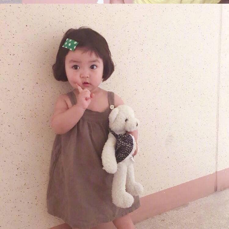 Xã hội hiện tại, chuyện vô sinh ngày một nhiều. Không biết vì lý do nào đó mà các cặp vợ chồng càng ngày càng khó sinh con.
Nhiều người khát khao mong mỏi có được một mụn con để vui cửa vui nhà. Có bao nhiêu người kiên trì chữa chạy, mãi không có được niềm vui sướng ấy. Họ đã mệt mỏi, kiệt sức và cảm thấy tuyệt vọng. Nhiều người không thể đồng cảm trên con đường tìm kiếm ấy và họ đã phải chia tay nhau.
Chỉ có ai trong hoàn cảnh đang mong mỏi một mụn con như vậy mới hiểu được nỗi mất mát, sự khát khao cháy bỏng là như thế nào. 
Nhiều người, vì đã sinh 2 gái mà muốn có một cậu con trai nên bằng mọi giá phải có con trai cho vừa lòng người ta, vừa lòng những người thích có cháu trai nối dõi. (Ảnh minh họa)
Ấy vậy mà, với những gia đình ,chuyện có con dễ như ăn cơm, bầu bí liên tục lại luôn kén chọn con trai và con gái. Đau khổ thay, có những người mẹ chồng luôn nói với con dâu nhất định phải sinh con trai cho nhà này. Vì họ không hiểu được giá trị đích thực nằm ở tình yêu, là giọt máu của mình chứ không phải là chuyện giới tính.
Khi mang bầu, bạn mong đó là con trai để có người nối dõi, để có con trưởng này nọ, đó là một lỗi lầm. Đừng bao giờ nghĩ về giới tính của các con vì mục đích nào đó. Hãy chỉ cần nghĩ, mong con khỏe mạnh là được rồi.
Có thể, với bạn, việc có con dễ quá, thậm chí còn sợ nhỡ nhàng, thế nên, bạn mong đủ thứ nhưng so với những người hiếm muộn ngoài kia thì bạn quá may mắn rồi. Con cái là của trời cho, nếu ông trời ban cho bạn con trai, hay con gái, bạn cũng nên hạnh phúc đón nhận vì đó chính là con ruột của mình.
Nhiều người, vì đã sinh 2 gái mà muốn có một cậu con trai nên bằng mọi giá phải có con trai cho vừa lòng người ta, vừa lòng những người thích có cháu trai nối dõi. Vậy là bạn đã làm theo họ và rồi, ân hận khi bỏ đi đứa con của mình để mong muốn có lần sau, sẽ là con trai.

Rồi cuộc sống sau này, khi nhìn đứa con trai lớn lên, bạn có bao giờ nghĩ, dưới đó, còn là một cô con gái mà mình đã tước đi quyền sống của con. (ảnh minh họa)
Nói ra điều này thật chẳng vui vẻ chút nào, nhưng đó là thực tế và thực tế phũ phàng ấy vẫn đang xảy ra.
Rồi cuộc sống sau này, khi nhìn đứa con trai lớn lên, bạn có bao giờ nghĩ, dưới đó, còn là một cô con gái mà mình đã tước đi quyền sống của con.
Chẳng phải có những người cha người mẹ vì thương con mà ngay khi con ở trong bụng mẹ, có dấu hiệu dị tật theo lời bác sĩ nói, họ vẫn dũng cảm giữ lại? Vì họ không đành lòng tước đi quyền sống của con dù có thể sinh con ra sẽ khiến con thiệt thòi về sau.

Vì con nào cũng sẽ là con của chúng ta, là giọt máu, là niềm tin yêu và tự hào của bố mẹ, ông bà… (ảnh minh họa)
Đó là ví dụ để minh chứng rằng, con cái là của trời cho, con cái khỏe mạnh có lẽ là điều hạnh phúc nhất trên đời mà các bậc làm cha, lam mẹ luôn mong muốn.
Nên, ngay từ phút này, sau khi đọc bài viết này, mong các bậc phụ huynh đừng bao giờ phân biệt trai gái và đừng cố có con trai cho bằng được. Vì con nào cũng sẽ là con của chúng ta, là giọt máu, là niềm tin yêu và tự hào của bố mẹ, ông bà…
(St)