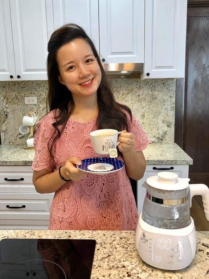 Tèn ten...! Đây là 1 chiếc bình đun nước mà sau khi mua xong, mình cảm thấy siêu hối hận.....
Vì không mua nó sớm hơn
Đây cũng là chiếc bình đun mà mình nghĩ gia đình nào cũng nên sở hữu 1 cái! Cực kỳ tiện cho tất cả mọi người, đặc biệt là gia đình có trẻ nhỏ, người già! 🥰

Tên bạn ấy là Moaz Bébé (nghe như đang hun con chụt chụt ấy 😘)

Thực sự là hiếm có món đồ gì mình review lại kèm với lời kêu gọi là mọi người hãy đọc review và hãy tìm mua ngay đi ạ 😛 Vì nó cực kỳ xứng đáng và rất rất hữu dụng luôn ấy! Những lý do cụ thể thì như sau ạ:

- Đun nước theo đúng những mức nhiệt độ mình cần (90 độ để pha trà, 85 độ để pha cafe, 70độ/55độ/40 độ để pha sữa cho con – tuỳ hãng sữa). Mình đã dùng thử nhiệt kế nhà nấu ăn của mình đo thử thì nhiệt độ chuẩn luôn! Nước sẽ đc đun sôi tới 100 độ rồi giảm nhiệt tới mức nhiệt độ mình mong muốn (chứ ko phải đun nửa chừng tới 70 độ đâu ạ ^^). Khỏi phải cảnh canh canh, sờ sờ đoán đoán, khổ lắm huhu. 😋

- Bình đun này còn chức năng Khử Clo và các tạp chất ô nhiễm khác giúp nước trở nên an toàn hơn, trước khi uống, pha trà, cafe hay đặc biệt là pha sữa cho con. Mà các bạn cũng biết rồi ấy, một nguồn nước được diệt khuẩn, tinh khiết đặc biệt hữu ích với trẻ sơ sinh, trẻ nhỏ khi mà hệ miễn dịch của các bé còn yếu và hoạt động của các cơ quan tiêu hoá còn chưa hoàn thiện!

- Giữ được nhiệt độ mong muốn TRONG 24 GIỜ! Nghĩa là khi cài đặt đun nước pha sữa cho bé trong khoảng nhiệt độ 35-70 độ (tùy theo các loại sữa) thì các bạn chỉ cần đun 1 lần là có nước đủ pha cho 1 ngày luôn! Ông bà dùng được, bố mẹ hay người giúp việc trong nhà cứ thế mà dùng không cần mất công dặn dò lưu ý nhiều!

- Thiết kế tối giản, màu sắc nhẹ nhàng mình rất ưng, và cũng dễ hợp với mọi căn bếp!

- Nhà nào có người ốm bệnh, người lớn tuổi hay pha các loại thức uống ngũ cốc xay sẵn, thì dùng bình này cũng siêu tiện luôn!

- 1 điểm nữa cực kỳ cần mà nhiều loại bình đun chất lượng thấp khác ko có đấy là CẢM BIẾN TỰ NGẮT ĐIỆN khi trong bình không có nước! Đảm bảo loại trừ các nguy cơ cháy, hỏng!

- Toàn bộ bảng điều khiển là bảng hiển thị LED và cảm ứng. Cảm giác dùng rất xịn sò, rất smart luôn

- Bình thuỷ tinh trong suốt, có vạch chia dung tích rõ ràng bên ngoài, dễ nhìn được mực nước bên trong (tuy nhiên cũng giống như các loại bình đun khác, sẽ phải tuyệt đối tránh để các bạn nhỏ lại gần!)

- Chính sách bảo hành rất xông xênh: 1 đổi 1 TẠI NHÀ trong vòng 1 năm (cho tất cả các sản phẩm luôn nếu có lỗi của nhà sản xuất), chứng tỏ các bạn Moaz BéBé rất tự tin về chất lượng sản phẩm của mình.

Tin mình đi, chắc chắn là ai dùng rồi sẽ thấy vì sao mình ko biết đến và mua chiếc này về dùng sớm hơn (giống mình 😅)

♨️BẢO HÀNH CHÍNH HÃNG 1 ĐỔI 1 TRONG VÒNG 12 THÁNG
—Nguồn FB: Trang Minh Nguyen (Mầm Nhỏ)—
