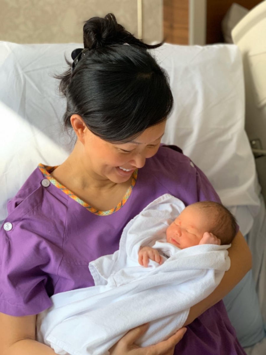"Làm mẹ là một chức vụ khó đảm nhận nhất mà mẹ từng có, nhưng nhờ đó mẹ cũng đã nhận được những điều thiêng liêng nhất. Có một câu nói: “Trong khi chúng ta cố gắng để dạy trẻ em của chúng ta tất cả về cuộc sống, bọn trẻ lại dạy chúng ta ý nghĩa cuộc sống là gì”.

Con và chị con đã làm mẹ rất hạnh phúc từ những điều nhỏ bé nhất trong cuộc sống và trân trọng từng khoảnh khắc bên nhau. Các con là động lực để mẹ duy trì sự lạc quan và bình tĩnh đương đầu với những thử thách. Con tạo cho mẹ nguồn cảm hứng để trở thành một hình mẫu lý tưởng cho các con."