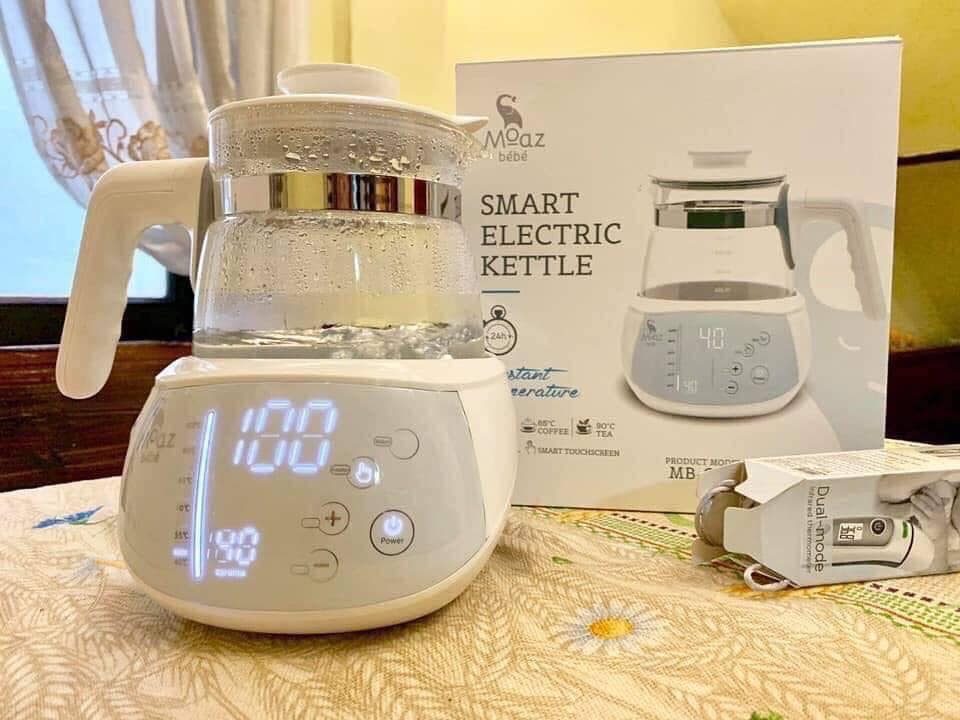 Tèn ten...! Đây là 1 chiếc bình đun nước mà sau khi mua xong, mình cảm thấy siêu hối hận.....
Vì không mua nó sớm hơn
Đây cũng là chiếc bình đun mà mình nghĩ gia đình nào cũng nên sở hữu 1 cái! Cực kỳ tiện cho tất cả mọi người, đặc biệt là gia đình có trẻ nhỏ, người già! 🥰

Tên bạn ấy là Moaz Bébé (nghe như đang hun con chụt chụt ấy 😘)

Thực sự là hiếm có món đồ gì mình review lại kèm với lời kêu gọi là mọi người hãy đọc review và hãy tìm mua ngay đi ạ 😛 Vì nó cực kỳ xứng đáng và rất rất hữu dụng luôn ấy! Những lý do cụ thể thì như sau ạ:

- Đun nước theo đúng những mức nhiệt độ mình cần (90 độ để pha trà, 85 độ để pha cafe, 70độ/55độ/40 độ để pha sữa cho con – tuỳ hãng sữa). Mình đã dùng thử nhiệt kế nhà nấu ăn của mình đo thử thì nhiệt độ chuẩn luôn! Nước sẽ đc đun sôi tới 100 độ rồi giảm nhiệt tới mức nhiệt độ mình mong muốn (chứ ko phải đun nửa chừng tới 70 độ đâu ạ ^^). Khỏi phải cảnh canh canh, sờ sờ đoán đoán, khổ lắm huhu. 😋

- Bình đun này còn chức năng Khử Clo và các tạp chất ô nhiễm khác giúp nước trở nên an toàn hơn, trước khi uống, pha trà, cafe hay đặc biệt là pha sữa cho con. Mà các bạn cũng biết rồi ấy, một nguồn nước được diệt khuẩn, tinh khiết đặc biệt hữu ích với trẻ sơ sinh, trẻ nhỏ khi mà hệ miễn dịch của các bé còn yếu và hoạt động của các cơ quan tiêu hoá còn chưa hoàn thiện!

- Giữ được nhiệt độ mong muốn TRONG 24 GIỜ! Nghĩa là khi cài đặt đun nước pha sữa cho bé trong khoảng nhiệt độ 35-70 độ (tùy theo các loại sữa) thì các bạn chỉ cần đun 1 lần là có nước đủ pha cho 1 ngày luôn! Ông bà dùng được, bố mẹ hay người giúp việc trong nhà cứ thế mà dùng không cần mất công dặn dò lưu ý nhiều!

- Thiết kế tối giản, màu sắc nhẹ nhàng mình rất ưng, và cũng dễ hợp với mọi căn bếp!

- Nhà nào có người ốm bệnh, người lớn tuổi hay pha các loại thức uống ngũ cốc xay sẵn, thì dùng bình này cũng siêu tiện luôn!

- 1 điểm nữa cực kỳ cần mà nhiều loại bình đun chất lượng thấp khác ko có đấy là CẢM BIẾN TỰ NGẮT ĐIỆN khi trong bình không có nước! Đảm bảo loại trừ các nguy cơ cháy, hỏng!

- Toàn bộ bảng điều khiển là bảng hiển thị LED và cảm ứng. Cảm giác dùng rất xịn sò, rất smart luôn

- Bình thuỷ tinh trong suốt, có vạch chia dung tích rõ ràng bên ngoài, dễ nhìn được mực nước bên trong (tuy nhiên cũng giống như các loại bình đun khác, sẽ phải tuyệt đối tránh để các bạn nhỏ lại gần!)

- Chính sách bảo hành rất xông xênh: 1 đổi 1 TẠI NHÀ trong vòng 1 năm (cho tất cả các sản phẩm luôn nếu có lỗi của nhà sản xuất), chứng tỏ các bạn Moaz BéBé rất tự tin về chất lượng sản phẩm của mình.

Tin mình đi, chắc chắn là ai dùng rồi sẽ thấy vì sao mình ko biết đến và mua chiếc này về dùng sớm hơn (giống mình 😅)

♨️BẢO HÀNH CHÍNH HÃNG 1 ĐỔI 1 TRONG VÒNG 12 THÁNG
—Nguồn FB: Trang Minh Nguyen (Mầm Nhỏ)—