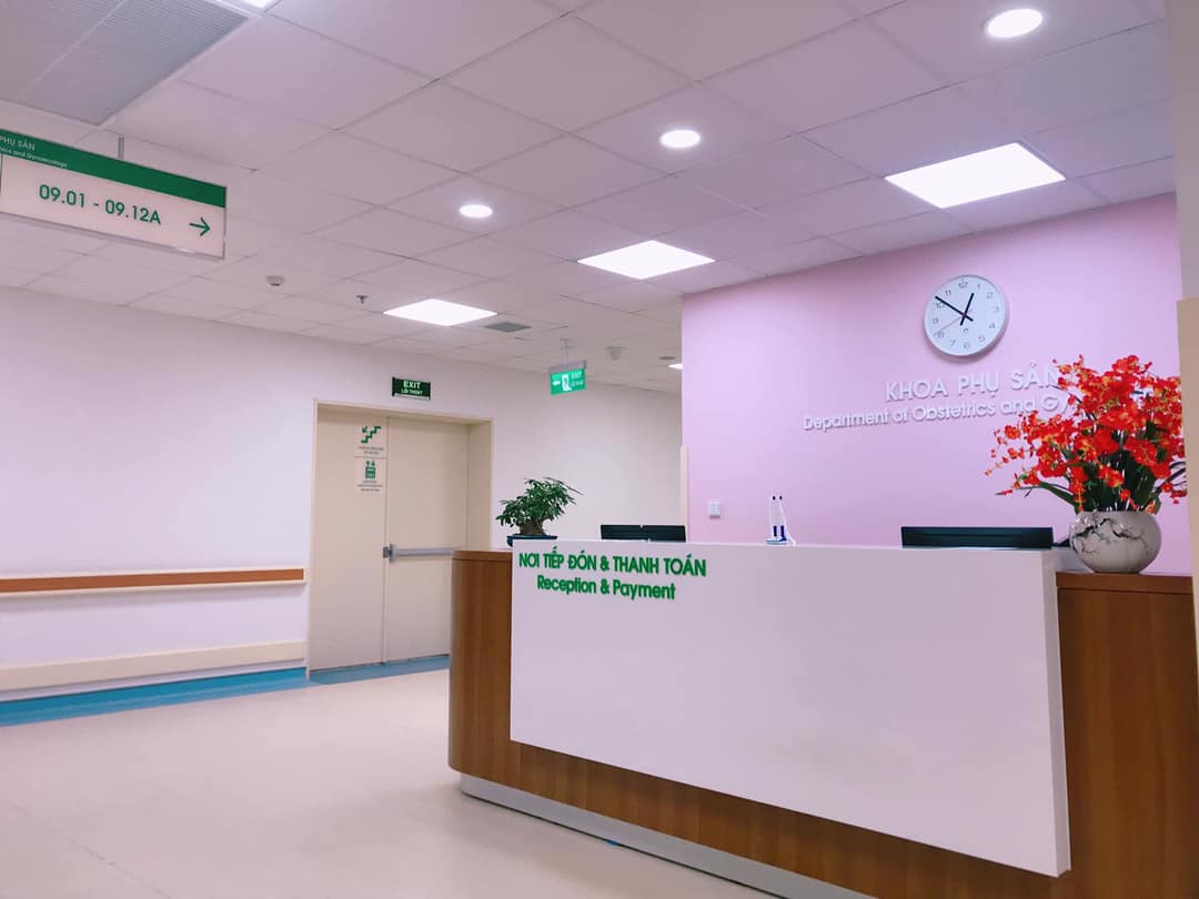 Nay rảnh rảnh em xin viết bài review
“ĐĂNG KÍ SINH VÀ SINH TẠI VIỆN 108” cho các mẹ có ý định sinh tại đây tham khảo❤️❤️

✅1. ĐĂNG KÍ SINH

👉Viện 108 yêu cầu đến đăng kí sinh muộn nhất là 28w, có thể xê dịch 1-2 ngày. Trừ khi có người quen hoặc gì đó, còn lại bác sỹ sẽ không nhận bất kì trường hợp nào đăng kí sinh sau 28w.

👉Khi đến làm thủ tục tại tầng 1 khu nhân dân ( hoặc khu yêu cầu ở tầng 3), các mom sẽ được ưu tiên không phải xếp hàng mà đi thẳng vào quầy đăng kí. Nếu chưa biết chỗ có thể hỏi các anh bảo vệ chỉ chỗ.

👉Các mom lưu ý mang theo giấy siêu âm tuần 12, nếu chẳng may không biết hoặc quên không mang, mà đúng hôm bác sỹ khó tính thì phải quay về lấy mới được làm đk sinh. Còn may mắn bs dễ tính hơn chút thì có thể linh động dựa vào ngày đầu chu kì kinh cuối để tính tuổi thai.

👉Sau khi hoàn thành đăng kí sinh, các mom cần đến viện khám theo hẹn: 32w - 36w - 38w - 39w - 40w. Quan trọng nhất là mốc 36w vì gồm đầy đủ các xét nghiệm để làm hồ sơ khi sinh.

✅2. SINH TẠI 108

👉Có dấu hiệu chuyển dạ, vỡ ối thì đi thẳng vào cửa cấp cứu,bấm thang máy lên tầng 9 toà nhà 21 tầng.

👉Hầu hết các trường hợp có bảo hiểm đúng tuyến hay trái tuyến đều được hưởng 80% vì đẻ theo diện cấp cứu

☘️Ưu điểm
👌Hầu hết các mom muốn sinh tại đây vì sạch - đẹp - sướng😜😜
👌Đặc biệt con được cắt rốn bằng lazer ngay tại viện nên về nhà rốn con rất đẹp, không lo nhiễm trùng
👌Đội ngũ bác sỹ, y tá, điều dưỡng đều rất nhiệt tình, nhẹ nhàng và có trách nhiệm. Lúc vào phòng đẻ, mình được hướng dẫn cẩn thận cách rặn đẻ đúng, ê kíp đỡ đẻ rất tâm lý, liên tục động viên: “cố lên nào! Sắp ra rồi! Thấy cái đầu rồi! Thêm phát nữa nào! “
Nên tâm lý rất thoải mái, đẻ xong vẫn khoẻ re😜😜( nhưng lúc khâu thì hơi thốn, nghe tiếng chỉ khâu rột rột mà thấy rùng mình)

👌Ở phòng chờ sinh, người nhà đi làm thủ tục và mượn thẻ chăm người bệnh, sẽ được ở lại lúc mẹ đang đau đẻ. Như mình là chồng ở bên cạnh suốt lúc đau và rìu vào đến tận phòng đẻ.
👌Đồ mang đi đẻ rất gọn nhẹ vì hầu hết dùng đồ của viện.
- Viện sẽ phát: quần áo cho mẹ và bé, khăn mặt, bàn chải, kem đánh răng, dao cạo râu, sữa tắm cho bé.
- Nước nóng có sẵn ở cây ngoài hành lang. Nhà tắm đầy đủ nóng lạnh, sạch hơn ở nhà vì ngày nào cũng được vệ sinh 2 lần😁😁

👌 Hàng ngày, 8h - 8h30 sáng sẽ có các cô đến đón bé đi tắm và vệ sinh vùng kín cho mẹ

👌Phòng sau sinh có 4 loại: phổ thông, tự nguyện A - B - C.
- Phổ thông : 150k/ngày. Không phục vụ bữa ăn cho mẹ, nếu có nhu cầu thì đăng kí và đóng tiền ngoài. Phòng gồm 5-8 giường, mỗi mẹ 1 giường. Không có điều dưỡng hỗ trợ mẹ lúc cần.
- Tự nguyện C: 600k/ngày. Đây là phòng mình ở và được nhiều mẹ lựa chọn nhất. Mỗi phòng có 2 giường. Vừa đủ yên tĩnh và vẫn có người để nói chuyện😊
- Tự nguyện B: 1000k/ngày. Mỗi phòng chỉ có 1 giường, phù hợp cho mẹ nào muốn yên tĩnh và riêng tư
- Tự nguyện A: 2500k/ngày. Mỗi phòng chỉ có 1 giường, người nhà được ở 24/24.

👌3 loại phòng tự nguyện đều được phục vụ 3 bữa ăn cho mẹ: sáng ăn cháo, trưa và tối ăn cơm.
Luôn có các bạn điều dưỡng trực bên ngoài, nếu mẹ cần giúp đỡ có thể gọi các bạn ấy, rất nhiệt tình và chu đáo.
Mỗi giường bệnh có thêm 1 ghế có thể kéo ra cho người nhà nằm ngủ thoải mái.

👌Nếu người nhà muốn ở lại qua đêm, phải đăng kí và đóng 200k/ngày. Được phát phiếu ăn sáng, ăn ở căng tin tầng hầm trong cùng toà nhà 21 tầng.
👌Người nhà chỉ được ngủ lại tại phòng 1 người. Những người thân còn lại chưa có chỗ ngủ qua đêm, có thể đăng kí với quầy thủ tục, ngủ tại dãy phòng trọ dành riêng cho người nhà và bệnh nhân ngoại trú.
Có 2 loại phòng: 50k/người và 100k/người. Chồng mình đăng kí phòng 100k, được phát cho chăn và gối ngủ.

👌Giờ vào chăm bệnh nhân: ngủ qua đêm ( nếu đăng kí), sáng ở đến 7h30, trưa 10h30 - 1h, chiều 16h30 được vào đến sáng hôm sau
👌Giờ vào thăm bệnh nhân: sáng 6h - 7h, trưa 11h - 12h30, chiều 5h - 21h.

☘️Nhược điểm:

❌Vì viện quy định phải có dấu hiệu chuyển dạ mới cho nhập viện, nên nhiều gia đình ở xa có thể sẽ phải thuê trọ ngoài vì ra sớm quá.

❌Khoản vào thăm bệnh nhân khá phức tạp, người nhà cần mang theo chứng minh thư hoặc bằng lái xe, xếp hàng ở quầy mượn thẻ. Đeo thẻ và đi thang máy lên tầng 9. Hết giờ phải quay về quầy để trả thẻ.
( Đây có thể coi vừa là ưu điểm, vừa là nhược điểm. Vì làm như vậy an ninh rất đảm bảo)

👉Với mình thì nhược điểm chỉ có vậy, còn lại không có gì để chê😊😊

✅Tổng kết:

👉Tiền viện phí: tạm ứng 5000k, ra viện lấy lại được 1100k. Đó là toàn bộ viện phí, không phải đóng thêm bất kỳ khoản nào ( không bao gồm tiền cảm ơn nhé)
👉Ra viện mẹ khoẻ, con khoẻ ( ngoại trừ vết rạch thì đau mất 1 tuần).

✅Nguồn ảnh: mình đau vết khâu nên quên béng khoản chụp ảnh, đành mượn ảnh của 1 mom trong nhóm: “team đi đẻ viện 108”.
✅Mọi người có thể tham gia nhóm này để có thêm nhiều thông tin hơn nhé!