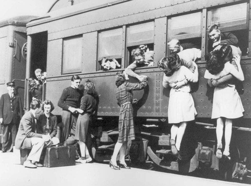 "Trong lúc cả thế giới đang đánh nhau, chúng ta lại chọn lúc này để yêu nhau" (Casablanca)