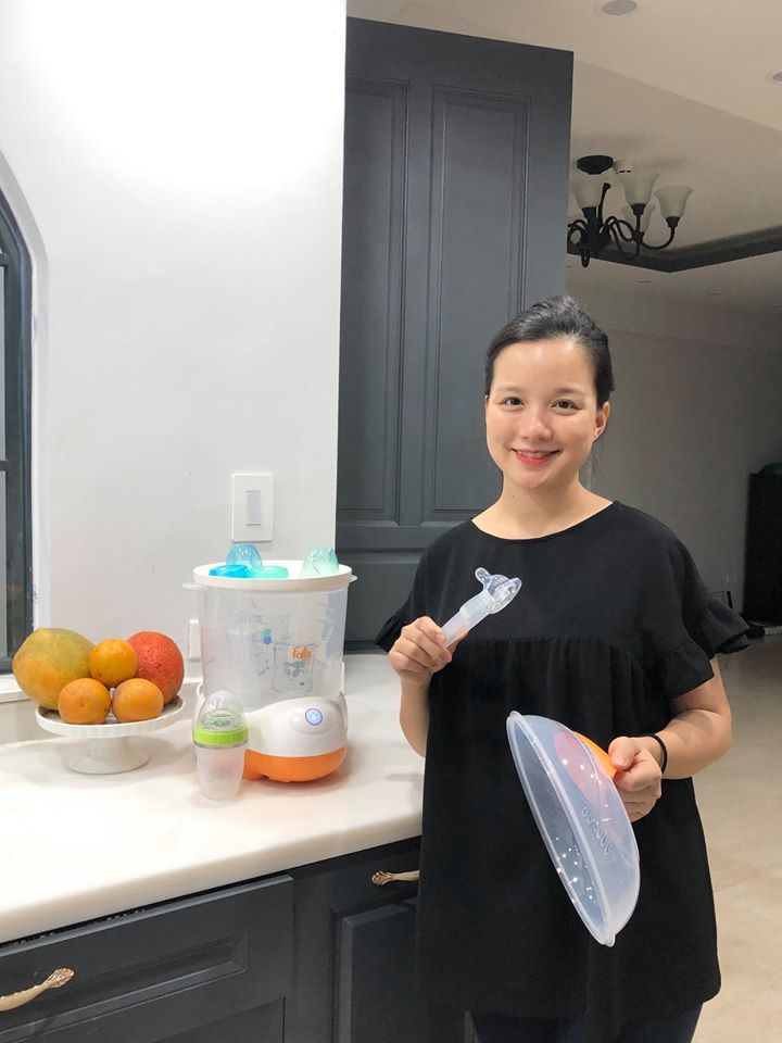 Nếu xác định vừa đi làm vừa nuôi con sữa mẹ hoàn toàn, là cũng xác định luôn sẽ kết bạn dài dài với cái máy hút sữa. Nhiều người mới nghe cứ nghĩ hút sữa rồi cho con ti bình sẽ nhàn hơn hẳn, nhưng nếu tính kỹ, hút sữa sẽ mất gấp 3 thời gian so với cho con bú trực tiếp đấy! 1 bước là hút sữa, 1 bước cho cho ăn chỗ sữa hút ra ấy, và 1 bước nữa là rửa và tiệt trùng bình sữa, dụng cụ hút sữa! Trong khi đó nếu cho bú trực tiếp thì “sản xuất” với “tiêu thụ” là cùng lúc luôn!

Nhưng cái khó ló cái khôn, cũng như nhiều bà mẹ xác định “trường kỳ chiến đấu khác”, mình tích cóp được mấy mẹo để giảm bớt việc, tiết kiệm thêm chút thời gian ở khâu rửa và tiệt trùng bình sữa:

- Thay vì rửa dụng cụ hút sữa ngay sau mỗi lần hút, mình dùng 1 cái nắp đậy phễu hút (đi kèm máy hút sữa), đậy lại và bỏ tủ lạnh. Lần hút sau bỏ ra hút tiếp! Nếu ko có nắp đậy phễu, các bạn có thể bỏ toàn bộ các dụng cụ hút sữa ấy vào 1 hộp sạch, kín, và cũng bỏ tủ lạnh nhé. Làm như vậy thì 1 ngày chỉ phải rửa 1 lần thôi. Nếu có điều kiện hơn thì nên mua vài bộ phụ kiện hút sữa, đủ dùng 1 ngày để tới cuối ngày rửa 1 thể.

- Bình sữa cũng tương tự, nếu 1 ngày con uống bnhieu bình nên mua dudr từng ấy bình để uống đủ trong ngày tới cuối ngày mới rửa vẫn không sao. Chứ nhà có 1-2 bình thôi, uống xong lại rửa lại tiệt trùng lắt nhắt vừa mất công vừa lãng phí điện.

- Nhà nào dùng máy rửa bát có thể cho bình sữa và dụng cụ hút vào khay chuyên dụng và rửa được bằng máy rửa bát cũng rất nhàn luôn!

- Tiệt trùng bình và dụng cụ hút thì thay vì các truyền thống là luộc, vừa mất thời gian, vừa phải canh, luộc xong phải vớt ra chờ khô (bước này dễ bám bụi và nhiễm khuẩn trở lại!), vừa khiến tuổi thọ các món đồ giảm đi trông thấy… có 1 cách đơn giản, lại đảm bảo tiệt trùng hiệu quả, là sử dụng máy tiệt trùng hơi nước có chức năng sấy khô luôn. Chỉ cần rửa xong, cho hết vào máy, là máy sẽ làm hộ mình luôn việc tiệt trùng bằng hơi nước, đảm bảo tiệt trùng hiệu quả lại không làm hư hại đồ, xong máy sẽ sấy khô luôn. “Thành phẩm” vừa sạch, vừa tiệt trùng và khô ráo có thể lấy ra dùng được luôn!

Máy tiệt trùng hơi nước và sấy khô FB4906KM Fatz Baby màu cam xinh xẻo mình đang có là dòng máy mình thấy vừa hiệu quả khi sử dụng lại hợp lý về giá tiền (đợt này, Fatz Baby còn đang có chương trình khuyến mãi mua máy tiệt trùng tặng kèm bình sữa silicon siêu mềm, siêu êm cũng của Fatz luôn đấy). Tiệt trùng mất 12ph bằng hơi nước, và sau đó tự động chuyển sang chế độ sấy (30 phút). Nếu tiếp tục chạy, thì máy này có thể giữ các vật dụng tiệt trùng trong vòng 3 tiếng đồng hồ sau đó, đảm bảo sạch và tiệt trùng.

Máy này có thể tiệt trùng và sấy cùng lúc 8 bình sữa (phù hợp với mọi kích cỡ, loại bình, mọi hãng luôn), cùng các phụ kiện bình sữa. Cả các đồ dụng cụ hút sữa, gặm nướu, bàn chải răng của các bạn nhỏ cũng có thể cho vào đây để tiệt trùng nhé. Phần khay để phụ kiện phía trên rất rộng rãi. Cả chiếc máy to to mà chỉ có duy nhất 1 chiếc nút bấm nho nhỏ, đơn giản, dễ thao tác, ai cũng làm được, cả ông bà và những người hỗ trợ chăm sóc bé!

Sinh con và nuôi con nhỏ, chắc có ti tỉ thứ phải cân nhắc “đầu tư“, và mình tin là một chiếc máy tiệt trùng sấy khô như thế này, với những mẹ nuôi con sữa mẹ kết hợp bú bình song song, luôn là 1 món nhất định nên có và cực kỳ hợp lý để đầu tư đấy ạ!