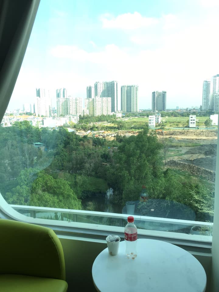 Hành trình ăn combo đẻ thường + đẻ mổ và review bệnh viện quốc tế Mỹ ( Quận 2) 💁🏼‍♀️

I. HÀNH TRÌNH ĐI ĐẺ.

👉🏼Trước ngày dự sinh mấy ngày, m có phàn nàn vì mệt và ko thấy dấu hiệu gì cả, vì bt con đầu sẽ hay ra sớm 1 tuần 10 ngày gì đó. Andi nói nó con ngừi Đức, ko sớm ko trễ chỉ đúng ngày 😂 Ai dè đúng vậy thiệt 🤣🤣🤣
👉🏼Bắt đầu ngày 6/4 đi khám về thì m có ra máu báo sinh, sau đó sống trong hồi hộp lo sợ vì ko biết bom nổ lúc nào, đến ngày 8/04 mình vẫn đi khám lại chạy xe máy vèo vèo 🛵 . Kết quả khám e bé khoẻ mạnh, tiếp tục chờ.
👉🏼3h sáng ngày 9/4, đang ngủ thì thấy khó thở, đau đau, cứ 15 p đau từng cơn ko ngủ được ( lên mạng google thì phải đau dồn dập thì mới là chuyển dạ) , xong cứ vậy chờ đến sáng. Đến khoảng 10h sáng thì vì lo lắng quá nên xách đồ nhập viện. Và nó cứ đau như vậy từ 10h sáng đến 10h đêm, 10p/ lần - và chưa đủ điều kiện đẻ 💆🏻‍♀️, đau nhưng vẫn nhắn tin với con bạn và biết đc mình hết sức may mắn trước h ko biết đau bụng kinh là gì. ( vì có 1 số đứa nó vật vã như mình chuẩn bị đẻ, thiệt kinh dị)
👉🏼Đến khoảng 3h sáng ngày 10/04 khi bác sĩ chính của mình gọi điện, nói hãy chờ thêm nếu quyết tâm đẻ thường, chờ đến khi chuyển dạ thực sự - là đau hơn gấp 3 lần như vậy thì mới đẻ được và mọi thứ đều tự nhiên...
👉🏼Thế là lại cắn răn chờ 😂😂 ( là đau bụng được 24 tiếng lun rồi các mẹ ) đời oan trái, muốn đau cũng ko đc 🙄
Nhưng rồi cái gì đến cũng đến, 6h sáng, đau 3 cơn 5p, mừng vãi nồi 👏🏽👏🏽 dù đau nhưng mừng ôi xồi ôi cuối cùng cũng đến lúc... mình nói bác sĩ ơi, tiêm tê màng cứng cho em 🤣 dù nhìu người nói sau này đau lưng các kiểu- ngay cả bs làm tiền mê cũng nói có thể đau, nhưng mà thôi kệ mare nha, giây phút này sau 28 tiếng đau đớn thì chỉ cần đc giảm đau là được:))) Tiêm thấy mát lạnh cột sống, 5p sau k thấy đau nữa thiên đường thật sự luôn. Phải nói là cảm ơn ai đã tạo ra cái chiêu này, thiệt sự, giảm stress và đau dã man luôn. Từ địa ngục đi đến thiên đường là thật 👀👀

👉🏼Tổng số giờ đau đến lúc tiêm là 28 tiếng, bác sĩ vào, khám, xong lại gọi thêm bác khác vào, khám. Đến khi bác sĩ của mình vào check lại lần nữa thì mình đã linh cảm chắc có dụ gì đây... Bác nói: "kiểm tra rồi, dây rốn thì quấn cổ nằm trên cao, bây giờ còn thêm cái tay chào cờ hướng 7h nữa, tay vắt vẻo trên đầu vậy ko ra được đâu, nãy giờ ráng đợi thử coi nó có rút tay lên ko nhưng lung lay mãi nó vẫn vậy con ơi . Giờ cố gắng đẻ mà ko được phải lôi cấp cứu sau khi cố thì nguy hiểm quá, mổ nha 😪"
Ôi cảm giác thậc là... đã cố gắng chịu đau vật vã giờ cuối cùng vẫn phải ăn dao 😭, bạn ấy phản lưới đội nhà vào phút chót 😤😤
Thế là bước vào hành trình mổ gây tê, mình vẫn lơ mơ nhận thức được, nằm xuống còn đang nghĩ thôi ngủ đại cho rồi thì đã nghe thấy tiếng e bé khóc 🤪, chỉ kịp nghe ai đó la lên 10h51 phút nha... rồi bác sĩ nói " xong rồi nha con Hằng ơi" quá nhanh làm mình bất ngờ luôn, hay do phê thuốc tê nên ko ý thức thời gian mình cũng ko biết nựa.
Thế là xong công cuộc lên thớt, sau khi được da tiếp da với Julia đỏ lét nhăn nheo thì mình được đưa về phòng hồi sức, sưởi ấm, đánh một giấc 3 tiếng rồi về phòng vs gia đình 👨‍👩‍👧

II. REVIEW BỆNH VIỆN QUỐC TẾ MỸ #AIH👩🏽‍💻 - đáng giá đồng tiền bát gạo.

🤘🏻Trước khi chọn bv này thì m đã từng đến với Hạnh Phúc nhưng chắc hỏng có duyên với nơi này vì nhiều chuyện lùm xùm... Sau này lại liên hệ Vinmec thì lại thấy chưa yên tâm dù cơ sở vật chất mình tham quan thấy ok.
👌Tại sao phải là bệnh viện quốc tế? Vì Andi cần chỗ có thể giao tiếp tiếng Anh và mình nghĩ trong đời đi sinh có bao lần đâu nên chọn tốt nhất trong khả năng. ( ko có khả năng cũng ráng 🤪 tiền mình kiếm đc chứ đau đớn làm sao quên mấy bạn 😂)
👍🏼Cuối cùng thì mình chọn bệnh viện quốc tế Mỹ ở quận 2 vì gần nhà, chuẩn quốc tế và may mắn hơn hết cả, là bác sĩ mình theo cả thai kì, bác Ha Dang được bệnh viện mời hợp tác. Yên tâm 1000 lần khi biết bác sẽ đi cùng trên con đường này, bác dày dặn kinh nghiệm ở bv đại học y dược, tôn trọng tự nhiên và yêu nghề hết mức lại thương mình nữa chứ. Trước đây khi mới có bầu Julia bị chuẩn đoán dị tật và được khuyên dừng thai kì, nhưng khi khám bác Hà và sàng lọc cho kết quả bình thường nên mình mới quyết tâm theo bác luôn mới có ngày hôm nay.
Sau sinh nhà m ai cũng khen vết mổ đẹp, hỏi ra mới biết bác Hà ko chỉ nhiều kinh nghiệm mà còn là con gái thợ may 👏🏽👏🏽
Về ekip của bệnh viện phải nói quá tuyệt vời luôn, ko chê được chỗ nào
- [ 💋] Nhân viên niềm nở, từ bác sĩ khám Triều Hải, đến bác sĩ Phúc gây tê, cùng các chị hộ lí, y tá, điều dưỡng vv... ai cũng thân thiện dễ thương, làm mình cảm giác gần gũi lắm luôn.
- [ 💋] Khâu phẫu thuật như mình cũng nói ở trên, quá nhanh, quá chuyên nghiệp và nhanh chóng, và thoải mái, ko có cảm giác lo lắng sợ hãi gì hết, ko hiểu sao mn làm m yên tâm dễ sợ luôn.
- [ 💋] Khâu hậu phẫu, phần này chắc mình tạ ơn giời là mình chọn AIH luôn. M sợ sinh mổ lắm, vì dĩ nhiên nó ko bằng tự nhiên rồi, nhưng ko đc sau bao cố gắng thì bít sao đây. Ai cũng doạ sau khi mổ sẽ đau thấy 10 ông trời. M ko hề thấy 10 ông trời nào hết :))) Sau khi mổ xong thì bác sĩ Hà gọi điện thoại động viên gửi hình, bác sĩ Phúc gây tê- anh hùng của m luôn theo sát sao, cho vài liều gây tê nên ko thấy gì hết. Truyền dịch + thuốc, quan trọng là ko thấy đau hie hie. Cứ nghĩ sau khi hết truyền dịch + thuốc tê thì đời mình lên dĩa nhưng mà ko, m đứng lên tập đi bình thường, bảo ko đau gì hết thì xạo vl quá, nó vẫn thốn - dẫu sao cũng là vết mổ lớn, nhưng trong giới hạn chịu đựng đc, mình chậm chạp nhẹ nhàng tập đi trong sự giúp đỡ của Andi iu dấu và sự ca ngợi của tập thể bác sĩ y tá, trời ơi dễ thương ko chịu nổi luôn. Những ngày sau đó thì cứ 12h 1 viên giảm đau nên thấy ổn cực kì. Sau khi mổ đúng 24h là mình đi lại, ăn uống và sinh hoạt bình thường vui vẻ. 😍
- [ 💋] Sự chăm sóc của Bác sĩ sản, nhi. Ngày nào ta nói bác sĩ cũng hỏi thăm động viên check mẹ check em bé. Mấy cô điều dưỡng ai cũng dễ thương, cần gì bấm nút là xuất hiện trong 30s, ai cũng nhẹ nhàng niềm nở nhiệt tình. Có mấy lúc Julia khóc quá mấy cô dô ẵm phụ nữa. Sáng là đẩy em bé tắm rửa sạch sẽ rồi giao lại cho gia đình. Thêm 1 điều đặc biệt là bác sĩ cực kì tinh tế trong việc nhắc nhở người nhà chăm bé theo khoa học và giải thích kĩ càng các lí do như ko cho bé uống nước ... thế là ko phải tranh cãi với người nhà hihi. Phải nghe lời bác sĩ mà 🥰
- [ 🍳🍳] Ăn uống: vì khoản này mà muốn ở bv ko muốn về luôn. Ngày nào ngta cũng lại đưa menu cho mình chọn :))) được dựa hơi thực đơn bệnh viện nên ko phải kiêng khem gì, được ăn ngon nên tinh thần lên cao lắm lắm. Ngày nào cũng 3 bữa chính và 2 bữa phụ. Cơm bà đẻ truyền thống cũng ngon, món âu cũng ngon, trái cây và sinh tố cũng chất lượng 😍😍 hời ơi ko có ngày nào mà m ko ăn sạch bách đồ ăn trên dĩa hết 😂😂
- [ 🏥] Cơ sở vật chất: mỗi người 1 phòng là tiêu chuẩn, phòng vừa rộng vừa đẹp, ko khác gì khách sạn 5 sao, mẹ mình thích lắm, y như đi nghỉ dưỡng, trong phòng ko thiếu thứ gì, tiện nghi và quá đầy đủ, về khoản sạch thì ko còn gì phải nói luôn.
Tóm lại là 5 sao, trên cả tuyệt vời, ko có gì góp ý luôn. Lần sau mềnh cũng sẽ quẹo lại đây 😂😂 mới đẻ xong mà còn nghĩ có lần 2 là biết :))))

🏥💰💸Về giá gói sinh của AIH: ( chi phí mình có post hình bên dưới)
💁🏼‍♀️Tất cả các gói đều là phòng 1 người nhé.
Ban đầu M chọn gói 22tr6 phòng ldrp của bv, nhưng vì thất bại đẻ thường chuyển sang mổ nên nó thành 38tr9
- Khám mở hồ sơ sinh: 5tr5 ( khám xét nghiệm trước ngày dự sinh 10 ngày)
- Gói vacxin 3 mũi, lấy máu cuống rốn và gót chân tầm soát bệnh cho e Julia bleh bleh khoảng 2tr7 gì đó
- 1 shot epidural giảm đau gây tê màng cứng : 4tr4 ( giá chát thiệt nhưng cho chọn lại 1000 lần nữa m vẫn chơi, khác biệt địa ngục thiên đàng dù chỉ trong giây lát)
🏥💁🏼‍♀️ Tổng chi phí cho lần đẻ tại #AIH này: 53 tr ra đi.