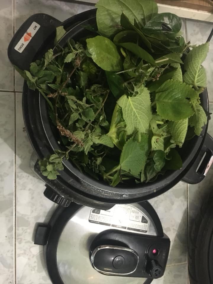 Kể cho các bạn nghe câu chuyện của mình ! 
Mẹ đẻ mình nổi tiếng đỡ đẻ mát tay trong bệnh viện phụ sản 
Ấy thế mà ! Ngày mình sinh , nhất định bà không chịu đỡ đẻ
Mình rất buồn , sau mới hiểu ra , bà thương mình , vì trong lúc mình đau đẻ sợ sẽ sót con không Làm được việc

Mình sinh con xong bà liền nhanh mồm xin gd chồng cho m ở nhà tiện chăm sóc 
Vậy là mình dc ở cữ trong chính ngôi nhà, căn phòng hồi m con gái ở

Mẹ mình chăm đẻ vừa theo kiểu truyền thống , vừa theo kiểu khoa học nên mình cực kì thoải mái
Mẹ nói 
Sinh xong vẫn tắm gội bình thường nhưng với điều kiện 
Gội hnay thì mai tắm, không dc tắm gội cùng lúc , tắm gội luôn luôn bằng lá hoặc nước ấm 
, và nên làm nhanh , mới sinh yếu hơn người bình thường , dễ cảm lạnh , 
Còn kiêng tắm gội là hoàn toàn sai khoa học , dẫn đến viêm nhiễm , vi khuẩn lây sang em bé , chưa kể khó chịu vì bẩn đâm ra cáu gắt

Khâu tắm mẹ dặn nên xông người rồi dùng nước đó tắm luôn 
Các loại lá mục đích giúp phục hồi sức khỏe , tuần hoàn máu , tinh thần cũng tốt hơn , như giảm dc stroet , áp lực 
Lá ghồm có : lá chanh , lá đinh lăng , lá bưởi , cỏ tranh , xả, vỏ bưởi , lá lốp , hương nhu 
Tuỳ vùng quê có lá nào tận dụng lá đó

Mẹ đun bằng nồi áp xuất 20 p , tắt bếp đun lại trên bếp ga 5 p cho sôi lại ( quá trình này để hơi nhiều hơn , vì lúc tắt ap xuất sẽ hết hơi) 
Cần cái lều nhỏ hoặc trùm khăn mỏng xông đến khi hết hơi, hnao mình xông chỉ lau ng qua bằng nước này rồi mặc đồ , các b cũng có thể tắm lại nước đó

Sau đó nếu mẹ không trực , sẽ canh khi xông xong , rót rượu gừng nghệ gấc xoa toàn người cho mình 
Tập trung vùng nách , bẹn bikini, bụng , mấy vùng này lúc sinh xong mình cực hoảng vì quá sức tường tượng 
Nhưng may sao 1 thời gian tắm xông lá và bôi rượu mình đã bớt đến tận 80% 
Thực sự vui sướng ! 
Da mặt cũng tương tự ngày bôi 2 lần , bằng rượu nghệ cùng hạt gấc , da mịn trắng hồng cực kì , mặc dù da mặt mình lúc trước bầu cũng hơi xấu , ít tàng nhang vùng đuôi mắt , ko dc đẹp như bấy giờ

Về vùng kín , mẹ mình nếu lúc trực sẽ vò trà xanh cùng trầu không cho thêm ít hạt muối đun sẵn , 
Nếu m cần xông chỉ việc hâm nóng lại , ( vì việc này m cần xông 1 mình ahjj ) 
Mình cho vào bô và ngồi đến khi hết hơi , các b lưu ý ko để quá nóng nhé!
Mẹ dặn mình nên quỳ chống chân nhưng thực sự rất mỏi, nên mình làm theo cách này 
Bạn nào có thể quỳ dc như kiểu bò như em bé xông sẽ tốt hơn !

Về giảm mỡ bụng : trước khi bầu mẹ mình đã rang sẵn 1 ít muối thảo dược
Mẹ làm từ : nghệ , gừng , ngải cứu , đinh hương , thảo quả ( b tìm mua thuốc Bắc ) 
Các loại này mẹ sao trên bếp đến khi khô vàng thơm nức thì cho lọ cất , 
Sau này vì quá nghiện mùi thơm này , 2 nữa m hay đau lưng nên xài hơi tốn , 
Vì thương mẹ quá bận, rang giã quá mất thời gian , nhà lại chật chội ,nóng bức , lại dùng bếp ga , 
Ôi thôi ! Hành đến là tội mẹ! M chọn mua sẵn 45 k 1 túi dùng đi dùng lại 15 lần

Tối lại m sẽ dành 20 phút để chườm , 1 túi o lưng , 1 túi trên bụng , 
Vậy là nằm thư thái , tranh thủ lúc con ngủ mình cũng sẽ ngủ , 
Trộm vía tỷ lần , sau 1 tháng eo teo nhỏ , m giảm dc gần 6 cm bụng , da bụng cũng đẹp hơn , mặc dc quần bò lúc con gái , đi tiêm cho con mình vẫn rất là mi nhon so các bạn cùng đợt sinh với mình .

Về gội đầu: mẹ dặn sau sinh sẽ dễ bi rụng tóc , nhất là lúc 3 tháng đổ đi 
Việc tóc rụng sẽ mọc lại , nhưng vô cùng lâu
, mẹ đun cho m những loại như 
Bồ kết , mần trầu, bưởi, chanh , xả,đun tất nồi áp xuất luôn ! ( sau nồi này nhà m chỉ để đun đồ cho m tắm gội, mẹ tốn tiền mua cái khác , vì các loại lá ko bay hết mùi ) b nào có nồi cũ thì quá tuyệt vời ! 
Gội nước này thì đầu lâu ngứa , tóc mình cũng ko rụng nhiều , đúng như lời mẹ nói và tóc có phần mọc nhiều hơn ,

Về ăn uống , mình ăn tất cả , trừ đồ chua, lạnh và quá tanh , bánh kẹo ngọt cũng hạn chế 
Ngoài ra m ăn tất cả, nhà mình bố mẹ cũng ko cần nấu cơm cữ riêng , m ngồi chung bàn với gd , cảm giác vẫn như chưa sinh lần nào ahjj

Ngoài ra mình uống nhiều nước lọc , hôm nào nhạt mồm pha thêm chè vằng, vì m khá nhiều sữa nên cũng không quan niệm chè vằng sẽ lợi sữa hay ntn , cái này thì m chưa có kinh nghiệm

Mẹ m cũng dặn Ngũ cốc thấy lâu lâu chán ăn có thể pha 1 cốc uống để đủ chất , ko bị tụt kg , giảm dinh dưỡng, không lợi dụng ngũ cốc quá nhiều ,vì cái gì dùng nhiều cũng không tốt 
Nhiều người cho rằng uống nv đã lợi sữa ko bổ sung thêm các dinh dưỡng khác từ thịt , cá, trứng , rau củ, thì ko tốt chút nào

Vậy đó! Mẹ mình là người phụ nữ hiện đại nhưng cũng rất kĩ càng tổng hợp các cách ông bà xưa để lại 
Mình đóng góp thêm với hy vọng các bạn đi sau có thêm kinh nghiệm chăm sóc bản thân tốt hơn , ngay khi không có mẹ bên cạnh 
Có 1 sức khỏe tốt , 1 tinh thần tốt cũng là cách mình thêm động lực để sinh con , chăm sóc con , 
M chúc các bạn thành công!