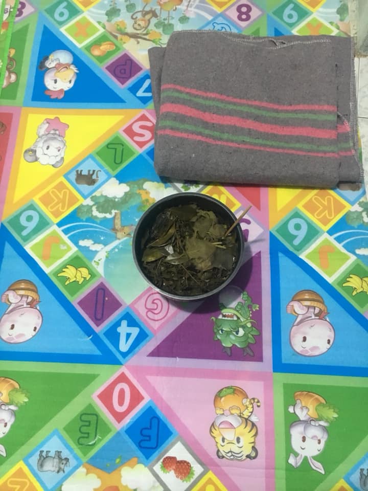 Kể cho các bạn nghe câu chuyện của mình ! 
Mẹ đẻ mình nổi tiếng đỡ đẻ mát tay trong bệnh viện phụ sản 
Ấy thế mà ! Ngày mình sinh , nhất định bà không chịu đỡ đẻ
Mình rất buồn , sau mới hiểu ra , bà thương mình , vì trong lúc mình đau đẻ sợ sẽ sót con không Làm được việc

Mình sinh con xong bà liền nhanh mồm xin gd chồng cho m ở nhà tiện chăm sóc 
Vậy là mình dc ở cữ trong chính ngôi nhà, căn phòng hồi m con gái ở

Mẹ mình chăm đẻ vừa theo kiểu truyền thống , vừa theo kiểu khoa học nên mình cực kì thoải mái
Mẹ nói 
Sinh xong vẫn tắm gội bình thường nhưng với điều kiện 
Gội hnay thì mai tắm, không dc tắm gội cùng lúc , tắm gội luôn luôn bằng lá hoặc nước ấm 
, và nên làm nhanh , mới sinh yếu hơn người bình thường , dễ cảm lạnh , 
Còn kiêng tắm gội là hoàn toàn sai khoa học , dẫn đến viêm nhiễm , vi khuẩn lây sang em bé , chưa kể khó chịu vì bẩn đâm ra cáu gắt

Khâu tắm mẹ dặn nên xông người rồi dùng nước đó tắm luôn 
Các loại lá mục đích giúp phục hồi sức khỏe , tuần hoàn máu , tinh thần cũng tốt hơn , như giảm dc stroet , áp lực 
Lá ghồm có : lá chanh , lá đinh lăng , lá bưởi , cỏ tranh , xả, vỏ bưởi , lá lốp , hương nhu 
Tuỳ vùng quê có lá nào tận dụng lá đó

Mẹ đun bằng nồi áp xuất 20 p , tắt bếp đun lại trên bếp ga 5 p cho sôi lại ( quá trình này để hơi nhiều hơn , vì lúc tắt ap xuất sẽ hết hơi) 
Cần cái lều nhỏ hoặc trùm khăn mỏng xông đến khi hết hơi, hnao mình xông chỉ lau ng qua bằng nước này rồi mặc đồ , các b cũng có thể tắm lại nước đó

Sau đó nếu mẹ không trực , sẽ canh khi xông xong , rót rượu gừng nghệ gấc xoa toàn người cho mình 
Tập trung vùng nách , bẹn bikini, bụng , mấy vùng này lúc sinh xong mình cực hoảng vì quá sức tường tượng 
Nhưng may sao 1 thời gian tắm xông lá và bôi rượu mình đã bớt đến tận 80% 
Thực sự vui sướng ! 
Da mặt cũng tương tự ngày bôi 2 lần , bằng rượu nghệ cùng hạt gấc , da mịn trắng hồng cực kì , mặc dù da mặt mình lúc trước bầu cũng hơi xấu , ít tàng nhang vùng đuôi mắt , ko dc đẹp như bấy giờ

Về vùng kín , mẹ mình nếu lúc trực sẽ vò trà xanh cùng trầu không cho thêm ít hạt muối đun sẵn , 
Nếu m cần xông chỉ việc hâm nóng lại , ( vì việc này m cần xông 1 mình ahjj ) 
Mình cho vào bô và ngồi đến khi hết hơi , các b lưu ý ko để quá nóng nhé!
Mẹ dặn mình nên quỳ chống chân nhưng thực sự rất mỏi, nên mình làm theo cách này 
Bạn nào có thể quỳ dc như kiểu bò như em bé xông sẽ tốt hơn !

Về giảm mỡ bụng : trước khi bầu mẹ mình đã rang sẵn 1 ít muối thảo dược
Mẹ làm từ : nghệ , gừng , ngải cứu , đinh hương , thảo quả ( b tìm mua thuốc Bắc ) 
Các loại này mẹ sao trên bếp đến khi khô vàng thơm nức thì cho lọ cất , 
Sau này vì quá nghiện mùi thơm này , 2 nữa m hay đau lưng nên xài hơi tốn , 
Vì thương mẹ quá bận, rang giã quá mất thời gian , nhà lại chật chội ,nóng bức , lại dùng bếp ga , 
Ôi thôi ! Hành đến là tội mẹ! M chọn mua sẵn 45 k 1 túi dùng đi dùng lại 15 lần

Tối lại m sẽ dành 20 phút để chườm , 1 túi o lưng , 1 túi trên bụng , 
Vậy là nằm thư thái , tranh thủ lúc con ngủ mình cũng sẽ ngủ , 
Trộm vía tỷ lần , sau 1 tháng eo teo nhỏ , m giảm dc gần 6 cm bụng , da bụng cũng đẹp hơn , mặc dc quần bò lúc con gái , đi tiêm cho con mình vẫn rất là mi nhon so các bạn cùng đợt sinh với mình .

Về gội đầu: mẹ dặn sau sinh sẽ dễ bi rụng tóc , nhất là lúc 3 tháng đổ đi 
Việc tóc rụng sẽ mọc lại , nhưng vô cùng lâu
, mẹ đun cho m những loại như 
Bồ kết , mần trầu, bưởi, chanh , xả,đun tất nồi áp xuất luôn ! ( sau nồi này nhà m chỉ để đun đồ cho m tắm gội, mẹ tốn tiền mua cái khác , vì các loại lá ko bay hết mùi ) b nào có nồi cũ thì quá tuyệt vời ! 
Gội nước này thì đầu lâu ngứa , tóc mình cũng ko rụng nhiều , đúng như lời mẹ nói và tóc có phần mọc nhiều hơn ,

Về ăn uống , mình ăn tất cả , trừ đồ chua, lạnh và quá tanh , bánh kẹo ngọt cũng hạn chế 
Ngoài ra m ăn tất cả, nhà mình bố mẹ cũng ko cần nấu cơm cữ riêng , m ngồi chung bàn với gd , cảm giác vẫn như chưa sinh lần nào ahjj

Ngoài ra mình uống nhiều nước lọc , hôm nào nhạt mồm pha thêm chè vằng, vì m khá nhiều sữa nên cũng không quan niệm chè vằng sẽ lợi sữa hay ntn , cái này thì m chưa có kinh nghiệm

Mẹ m cũng dặn Ngũ cốc thấy lâu lâu chán ăn có thể pha 1 cốc uống để đủ chất , ko bị tụt kg , giảm dinh dưỡng, không lợi dụng ngũ cốc quá nhiều ,vì cái gì dùng nhiều cũng không tốt 
Nhiều người cho rằng uống nv đã lợi sữa ko bổ sung thêm các dinh dưỡng khác từ thịt , cá, trứng , rau củ, thì ko tốt chút nào

Vậy đó! Mẹ mình là người phụ nữ hiện đại nhưng cũng rất kĩ càng tổng hợp các cách ông bà xưa để lại 
Mình đóng góp thêm với hy vọng các bạn đi sau có thêm kinh nghiệm chăm sóc bản thân tốt hơn , ngay khi không có mẹ bên cạnh 
Có 1 sức khỏe tốt , 1 tinh thần tốt cũng là cách mình thêm động lực để sinh con , chăm sóc con , 
M chúc các bạn thành công!